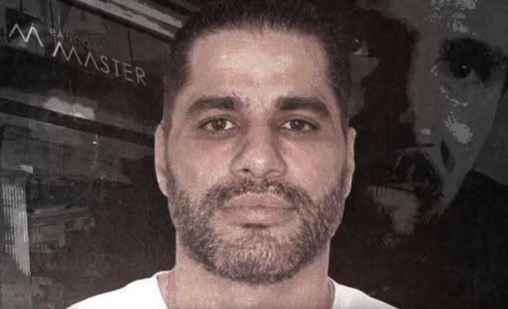 Como alguém pode ser enterrado antes mesmo de morrer oficialmente? Essa é a pergunta que transforma um simples documento em um enigma difícil de ignorar. E, quando os registros começam a não conversar entre si, o que parecia apenas um detalhe burocrático passa a levantar uma dúvida muito maior: houve erro, falha de sistema ou algo mais sério por trás disso? O caso gira em torno de um nome já conhecido em uma história cercada de tensão, mas o ponto que chama atenção não é apenas a morte em si. O que realmente intriga é o que aparece no registro ligado ao sepultamento. Se a data oficial da morte aponta um dia específico, como o sistema pode indicar que o enterro aconteceu semanas antes? A resposta, por enquanto, não resolve o mistério. No sistema da prefeitura de Belo Horizonte, responsável por registrar os locais de enterro, consta que Luiz Phillipi Mourão, conhecido como Sicário, foi sepultado no dia 8 de fevereiro. Mas a morte oficial foi declarada apenas às 18h55 do dia 6 de março, depois do encerramento do protocolo de morte encefálica, iniciado por volta das 10h15 do mesmo dia. Então estamos diante de uma contradição objetiva? Sim, ao menos no que os registros mostram. E é justamente isso que torna o caso tão inquietante. Não se trata de interpretação, rumor ou versão paralela. As datas simplesmente não batem. E quando um documento público aponta uma informação incompatível com a certidão oficial, a pergunta inevitável surge: qual dos registros está errado? Mas existe um detalhe que quase passa despercebido e torna tudo ainda mais estranho. A própria certidão de óbito não aponta a causa da morte. Em vez disso, o documento informa apenas que a causa está “aguardando exames”. E por que isso importa tanto? Porque, em situações assim, cada ausência de informação amplia o espaço para novas dúvidas. Se a morte foi oficialmente declarada em março, por que o sepultamento aparece em fevereiro? E se a causa da morte ainda dependia de exames, como um registro tão sensível já aparecia lançado no sistema? É aqui que muita gente começa a perceber que o problema não está apenas em uma data fora do lugar, mas no conjunto das inconsistências. Ainda assim, seria apenas um erro administrativo? É possível, mas essa hipótese não elimina o impacto da descoberta. Afinal, quando se trata de um caso de alta repercussão, qualquer divergência documental ganha peso imediato. Um lançamento equivocado em sistema público pode parecer banal à primeira vista, mas deixa de ser pequeno quando altera a cronologia de um fato tão decisivo. E quem é o homem no centro dessa contradição? Luiz Phillipi Mourão, o Sicário, citado como sicário do ex-banqueiro Daniel Vorcaro. Só que, antes mesmo de qualquer conclusão mais ampla, o que prende a atenção aqui é a sequência dos registros. Primeiro aparece uma data de sepultamento em 8 de fevereiro. Depois, a morte oficial em 6 de março. E no meio disso, um documento que não esclarece nem a causa da morte. O que acontece depois muda a leitura de tudo. Porque, quando a cronologia de um caso se rompe, não é apenas a linha do tempo que fica comprometida. Fica comprometida também a confiança no que está sendo apresentado como versão formal. Se um dado essencial está errado, quantos outros ainda precisam ser verificados? E é aqui que a maioria se surpreende: o ponto mais forte dessa história não é o que já foi explicado, mas justamente o que continua sem resposta. Não há, nas informações apresentadas, uma justificativa para a diferença entre as datas. Também não há, no documento citado, a definição da causa da morte. O que existe é uma combinação rara de lacunas em um caso que exigiria precisão absoluta. No fim, o que esse episódio revela não é apenas uma inconsistência documental. Revela um vazio. Um espaço onde deveria haver clareza, mas há conflito entre registros. Um homem oficialmente declarado morto em março aparece como enterrado em fevereiro. E a causa da morte, em vez de encerrar a dúvida, permanece aguardando exames. A pergunta final, então, não é apenas como isso aconteceu. A pergunta que fica é outra: se a própria documentação não consegue contar a mesma história do começo ao fim, o que mais ainda falta aparecer?