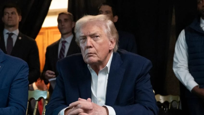 **“Uma civilização inteira morrerá esta noite.”** Foi com essa frase que **Donald Trump** elevou o tom contra o **Irã** e lançou uma nova ameaça em meio a uma escalada que já vinha se intensificando. Mas por que a declaração chamou tanta atenção? Porque ela foi publicada às vésperas de um prazo decisivo definido por **Washington**, em um momento de forte tensão envolvendo a reabertura do **estreito de Ormuz**. O que está em jogo nesse prazo? Segundo a declaração, o governo iraniano precisa aceitar um acordo para a reabertura do **estreito de Ormuz**, uma rota estratégica para o transporte de **petróleo**. E o que aconteceria se isso não ocorrer? De acordo com a ameaça feita por Trump, os **Estados Unidos** poderão realizar **ataques em larga escala** contra infraestruturas iranianas, incluindo **pontes**, **usinas de energia** e outras instalações consideradas vitais, caso não haja acordo até **21h, no horário de Brasília**. Por que o estreito de Ormuz aparece no centro dessa crise? Porque se trata de uma passagem estratégica para o fluxo global de petróleo, o que transforma qualquer impasse na região em um fator de impacto internacional. E como Trump apresentou esse cenário? Na publicação feita na **Truth Social**, ele afirmou não desejar o desfecho que descreveu, mas disse considerá-lo provável. A fala não veio isolada: ela foi acompanhada por uma defesa explícita de uma **“mudança de regime completa e total”** no Irã. O que Trump disse sobre essa mudança? Segundo a mensagem, uma troca completa de regime poderia abrir caminho para algo **“revolucionário e maravilhoso”**. E como ele justificou essa afirmação? O presidente norte-americano associou esse possível desfecho ao fim de **“47 anos de extorsão, corrupção e morte”**, em referência ao período posterior à **Revolução Islâmica do Irã**, que instaurou o atual regime. Essa ameaça surgiu de forma repentina? Não. Os **Estados Unidos** e seus aliados já vinham intensificando **operações militares** contra o Irã desde o fim de **fevereiro**. O que isso indica? Que a declaração publicada agora se insere em um contexto mais amplo de pressão crescente, e não em um episódio isolado. Ainda assim, havia espaço para recuo? O próprio Trump deixou aberta a possibilidade de um **acordo de última hora**, ao afirmar que o mundo estaria diante de **“um dos momentos mais importantes da longa e complexa história”**. E como o Irã reagiu? O governo iraniano classificou as ameaças como **“infundadas”**. Houve também aviso de resposta? Sim. Teerã afirmou que poderá reagir com **maior intensidade** em caso de novos ataques. Isso significa que a tensão diminuiu? Não há indicação disso nas declarações apresentadas. Ao contrário, o tom de ambos os lados reforça o clima de confronto às vésperas do prazo estabelecido. O que exatamente Trump publicou? A íntegra da mensagem foi esta: **“Uma civilização inteira morrerá esta noite, para nunca mais ser ressuscitada. Eu não quero que isso aconteça, mas provavelmente acontecerá. Contudo, agora que temos uma Mudança de Regime Completa e Total, onde mentes diferentes, mais inteligentes e menos radicalizadas prevalecem, talvez algo revolucionário e maravilhoso possa acontecer, QUEM SABE? Descobriremos esta noite, em um dos momentos mais importantes da longa e complexa história do mundo. 47 anos de extorsão, corrupção e morte finalmente chegarão ao fim. Deus abençoe o grande povo do Irã!”**