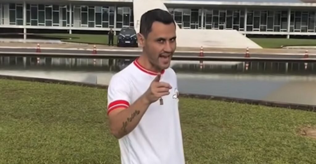 Por que Cleitinho escolheu o Dia da Mentira para reafirmar sua candidatura? Cleitinho usou o 1º de abril para ironizar boatos sobre sua desistência. A data, conhecida por brincadeiras, foi ideal para desmentir rumores e reafirmar sua pré-candidatura ao governo de Minas Gerais. Como Cleitinho utilizou as redes sociais para sua mensagem? Ele postou um vídeo seguindo a trend "O pau que rola nas redes sociais é que eu sou... Será?", adaptando-a ao cenário político mineiro, negando especulações sobre sua preparação para o cargo. Qual a origem da trend utilizada por Cleitinho? A trend foi criada pelo influenciador João Inácio Júnior, que a usou para responder perguntas sobre sua orientação sexual, acompanhada pela música "La Isla Bonita", de Madonna. Quais são os rumores que Cleitinho desmentiu? Cleitinho negou boatos de que não está preparado para o cargo de governador e que teria desistido das eleições, reafirmando sua intenção de concorrer ao governo de Minas Gerais. Qual é a atual posição política de Cleitinho? Ele é senador pelo estado de Minas Gerais, eleito em 2022, com mandato até 2031. Pode se ausentar do Senado para concorrer ao governo estadual. O que acontece se Cleitinho for eleito governador? Caso seja eleito, Cleitinho deixará o cargo de senador para assumir como governador de Minas Gerais, tomando posse no Palácio Tiradentes. E se Cleitinho não for eleito governador? Se não conseguir a eleição para governador, Cleitinho permanecerá em seu cargo atual como senador, continuando seu mandato até 2031. Por que Cleitinho acredita que há teorias sobre sua candidatura? Segundo Cleitinho, existem especulações no "mundo político" sobre sua candidatura, que ele considera infundadas e por isso decidiu desmenti-las publicamente. Qual é a importância da música "La Isla Bonita" na trend? A música de Madonna é parte da trend original, usada para dar um tom leve e descontraído à mensagem, ajudando a captar a atenção do público nas redes sociais. Como Cleitinho vê sua preparação para o cargo de governador? Ele nega os rumores de falta de preparo, reafirmando sua confiança e determinação em concorrer ao governo de Minas Gerais, desmentindo especulações contrárias. Qual é a estratégia de Cleitinho ao usar humor em sua campanha? Ao usar humor e ironia, Cleitinho busca engajar seu público, desmentir rumores de forma leve e reforçar sua imagem de candidato preparado e confiante. Como a escolha do formato de vídeo impacta a mensagem de Cleitinho? O vídeo permite uma comunicação direta e pessoal, facilitando a conexão com o público e a disseminação rápida da mensagem nas redes sociais. Qual é a reação esperada do público com a mensagem de Cleitinho? Cleitinho espera que o público entenda sua mensagem como uma reafirmação de compromisso e desmentido de boatos, fortalecendo sua imagem como candidato. Como Cleitinho planeja lidar com futuros rumores? Ele provavelmente continuará usando as redes sociais para desmentir especulações, mantendo uma comunicação aberta e direta com seus apoiadores. Qual é a importância de Cleitinho manter sua candidatura? Manter a candidatura reforça seu compromisso político e sua intenção de liderar Minas Gerais, buscando apoio contínuo de seus eleitores e seguidores.