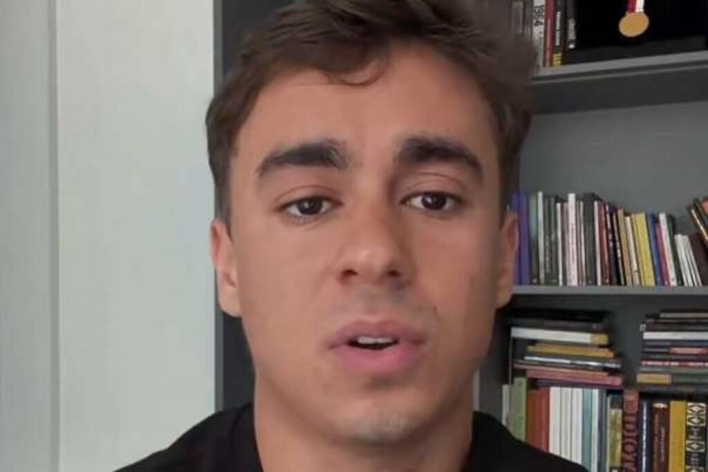 Bastou **uma imagem** para provocar uma reação imediata e levantar uma pergunta incômoda: afinal, quem seria **“a única pessoa a sair da pobreza no governo Lula”**? A frase foi atribuída a **Nikolas Ferreira**, e o impacto não veio por acaso. Mas por que a publicação chamou tanta atenção? Porque ela foi direcionada a **Janja**, em meio a críticas sobre a quantidade de viagens feitas desde a posse de **Lula**. E o que sustenta esse ataque? A informação citada é que Janja já teria somado **170 dias fora do Brasil** nesse período. Mas o que exatamente está sendo apontado nessas críticas? O foco está nas viagens internacionais e na forma como elas passaram a ser associadas a uma rotina de deslocamentos frequentes. Segundo a descrição, foram **incontáveis viagens** com estadias em **hotéis de luxo pelo mundo**. É justamente nesse contexto que Nikolas Ferreira faz a declaração de que Janja seria **“a única que saiu da pobreza no governo Lula”**. E por que uma única imagem teria força suficiente para repercutir tanto? Porque, quando uma crítica política é condensada em uma frase curta e direta, ela tende a circular com rapidez e a ampliar o debate. Nesse caso, a combinação entre a imagem e a legenda criou um efeito imediato: resumiu uma acusação em poucas palavras e deixou no ar uma provocação de forte apelo político. Mas essa fala surgiu isoladamente? Não. Ela aparece ligada a um cenário maior de embates entre nomes da oposição e o governo. A publicação de Nikolas se encaixa nesse ambiente de confronto verbal, em que declarações curtas, visuais e de fácil compartilhamento ganham espaço e repercussão. E por que isso importa? Porque a força da mensagem não está apenas no que foi dito, mas em como foi dito: de forma simples, direta e com potencial de viralização. O que, então, está no centro dessa controvérsia? A associação entre **viagens internacionais**, **luxo** e a crítica política embutida na frase. Ao mencionar **170 dias fora do Brasil desde a posse de Lula**, a publicação transforma esse dado no ponto de partida para a acusação. Em seguida, ao citar **hotéis de luxo**, reforça a imagem que pretende construir. E, por fim, fecha com a frase de efeito que concentra toda a crítica em uma única sentença. Mas há algo além disso que esteja diretamente ligado ao tema? Sim: a repercussão da imagem publicada por Nikolas Ferreira, justamente por apresentar de forma resumida a acusação contra Janja. Não se trata de uma longa argumentação, e sim de uma mensagem visual acompanhada de uma frase que busca sintetizar a crítica. É essa simplicidade que ajuda a explicar por que o episódio ganhou atenção. E qual foi, afinal, a frase que concentrou toda a polêmica? Para **Nikolas Ferreira**, Janja seria **“a única pessoa a sair da pobreza no governo Lula”**. A crítica foi feita no contexto da informação de que ela já somou **170 dias fora do Brasil desde a posse de Lula**, em meio a **viagens** com estadias em **hotéis de luxo pelo mundo**.