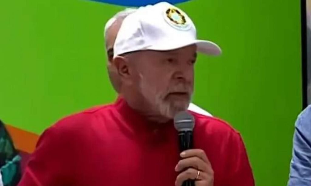 Por que Lula respondeu à Casa Branca durante sua agenda em Salvador? Lula reagiu a um relatório dos EUA que criticava o Pix, destacando sua importância social e reafirmando a autonomia do Brasil em suas políticas financeiras. O que o relatório da Casa Branca dizia sobre o Pix? O documento sugeria que o Pix poderia criar uma "desvantagem" competitiva para empresas americanas como Visa e Mastercard no setor de pagamentos eletrônicos. Como Lula descreveu a importância do Pix para o Brasil? Lula afirmou que o Pix presta um serviço essencial à sociedade brasileira e que o país não mudará sua política devido a pressões externas. Qual foi a reação de Lula às críticas dos EUA? Lula minimizou as críticas, enfatizando a autonomia do Brasil e a relevância do Pix para a população. Por que o Pix é considerado importante para a sociedade brasileira? O Pix facilita transações financeiras rápidas e gratuitas, promovendo inclusão financeira e beneficiando milhões de brasileiros. Como o Pix pode afetar empresas americanas de pagamentos? O Pix oferece um serviço gratuito e eficiente, potencialmente reduzindo a participação de mercado de empresas como Visa e Mastercard no Brasil. O que Lula quis dizer com "ninguém vai fazer a gente mudar o Pix"? Ele reafirmou a determinação do Brasil em manter o Pix, independentemente de pressões internacionais, devido aos seus benefícios sociais. Qual é a posição de Lula sobre a autonomia do Brasil em políticas financeiras? Lula defende que o Brasil deve conduzir suas políticas financeiras de forma independente, priorizando os interesses nacionais. Como a declaração de Lula reflete seu estilo político? Lula é conhecido por seu oportunismo e retórica assertiva, frequentemente defendendo a soberania e interesses do Brasil em questões internacionais. Quais são as possíveis consequências das críticas dos EUA ao Pix? As críticas podem gerar tensões diplomáticas, mas também reforçam a determinação do Brasil em manter sua política financeira independente. Como a população brasileira pode reagir à defesa do Pix por Lula? A defesa do Pix pode aumentar o apoio popular a Lula, já que muitos brasileiros se beneficiam do sistema de pagamentos. O que a resposta de Lula à Casa Branca revela sobre suas prioridades políticas? Lula prioriza a autonomia nacional e o bem-estar social, colocando os interesses do Brasil acima de pressões externas. Por que o Pix é um tema de interesse internacional? O sucesso do Pix no Brasil desafia modelos tradicionais de pagamento, atraindo a atenção de empresas e governos internacionais. Como o Pix se compara a outros sistemas de pagamento globalmente? O Pix é rápido, gratuito e acessível, características que o destacam em comparação a muitos sistemas de pagamento internacionais. Quais são os próximos passos para o Brasil em relação ao Pix? O Brasil deve continuar aprimorando o Pix, garantindo sua segurança e eficiência, enquanto mantém sua política financeira independente.