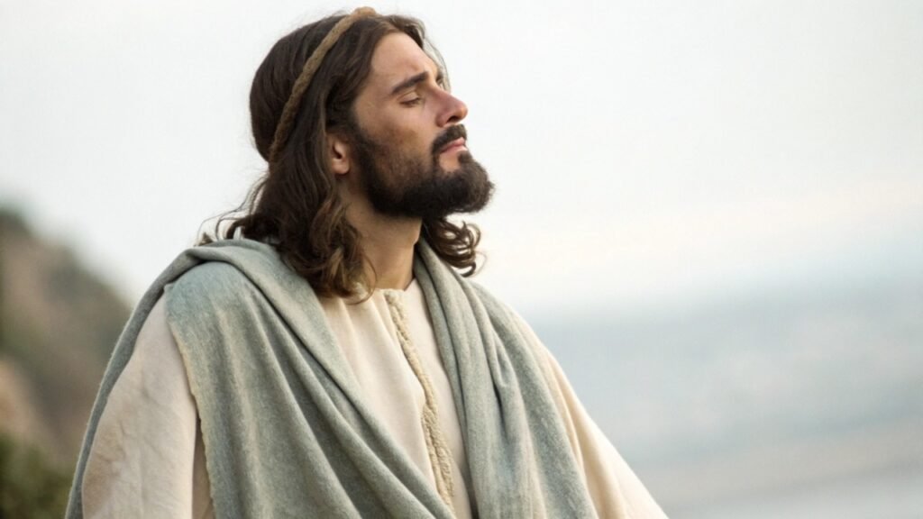 **Como a História Prova que Jesus é na Verdade Deus** Ao longo dos séculos, **Jesus de Nazaré** emergiu das estradas empoeiradas da Galileia para se tornar o centro de debates históricos, religiosos e acadêmicos. Mas quem foi esse Jesus que tantos chamam de Deus? Segundo a publicação, entre historiadores acadêmicos, há um consenso de que Jesus existiu como personagem histórico: um pregador judeu da Galileia, do primeiro século, que viveu sob o Império Romano e foi executado na Palestina. A antiga tese de que ele seria apenas um mito perdeu força com o avanço das pesquisas e da crítica textual. Quais são as evidências históricas de Jesus? Fontes além da Bíblia, como **Flávio Josefo**, **Tácito** e **Plínio, o Jovem**, mencionam Jesus ou seus seguidores. Josefo fala de “Tiago, irmão de Jesus, chamado Cristo”; Tácito registra que cristãos derivavam seu nome de Cristo, condenado por Pôncio Pilatos; e Plínio descreve um grupo disposto a manter a fé mesmo sob pressão, o que reforça o cenário histórico do movimento cristão nascente. Como a Bíblia se conecta com a figura de Jesus? A Bíblia é uma coletânea formada ao longo de cerca de 1.600 anos, por cerca de 40 autores em contextos distintos. Muitos estudiosos destacam uma unidade temática em torno do **Messias** e da ideia de salvação. Para diversas tradições cristãs, essa unidade encontra seu centro na figura de Jesus. Projetos como o **Bible Cross References** mapeiam mais de 63 mil conexões internas entre textos bíblicos, criando um arco-íris visual de referências cruzadas. Essa teia de alusões sugere que livros escritos em épocas diferentes dialogam intensamente entre si, sobretudo em temas como promessa, redenção e Cristo. Como o Antigo Testamento antecipa a vida de Jesus? Muitas tradições cristãs leem o Antigo Testamento como antecipação da vida e obra de Jesus. No **Pentateuco**, por exemplo, a criação em Gênesis é associada ao “Verbo” de João, a promessa de alguém que pisaria a cabeça da serpente, a Páscoa em Êxodo com o cordeiro cujo sangue livra da morte e o sistema de sacrifícios de Levítico são interpretados como figuras de Cristo. Nos livros históricos, poéticos e proféticos, essa leitura se intensifica: o “príncipe do exército do Senhor” em Josué recebendo adoração, o justo sofredor e a sabedoria personificada nos salmos, e o “servo sofredor” de Isaías 53 que carrega dores alheias. Quais são as profecias que se destacam sobre Jesus? As chamadas profecias ganham destaque quando o assunto são curiosidades bíblicas sobre Jesus, especialmente pela forma como textos antigos parecem dialogar com eventos dos Evangelhos. Um exemplo é Zacarias 9:9, com o rei humilde entrando em Jerusalém num jumentinho, diretamente associado pelos Evangelhos à entrada de Jesus na cidade. Essas conexões são lidas como um mosaico profético que desemboca na narrativa cristã. Por que a ressurreição é central no cristianismo? No cristianismo, a **ressurreição** é o ponto de virada: se Jesus não ressuscitou, todo o edifício da fé perde seu fundamento. A discussão envolve teologia, história e filosofia, mas mesmo quem olha de fora nota elementos curiosos, como o túmulo vazio relatado e o protagonismo das primeiras testemunhas mulheres. Os Evangelhos descrevem mulheres encontrando o sepulcro vazio em um contexto em que seu testemunho tinha pouco valor jurídico, algo improvável em uma história fabricada. Somam-se relatos de aparições a grupos, como “mais de 500 irmãos de uma vez”, a disposição dos discípulos em enfrentar perseguição e martírio e a rápida expansão de um movimento centrado não apenas em alma imortal, mas em corpo ressuscitado, o que continua alimentando pesquisas e debates até hoje. Esses elementos históricos e teológicos continuam a surpreender estudiosos e leigos, mantendo viva a discussão sobre a verdadeira identidade de Jesus.