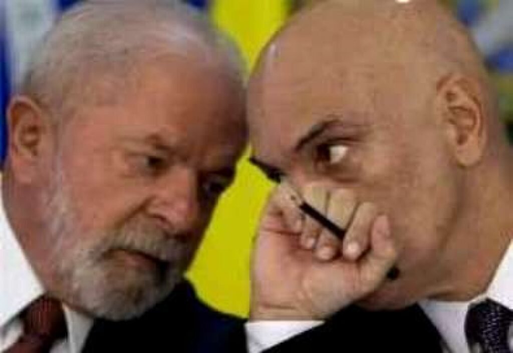 Uma palavra bastou para acender a suspeita: por que um presidente da República chamaria um ministro do Supremo de **companheiro**? A dúvida não surge por acaso. Em ambientes políticos, certas palavras carregam peso, história e intenção. Então o que torna esse tratamento tão sensível? A questão levantada é que **companheiro** não seria um termo neutro, usado apenas por cordialidade. Ele aparece associado, segundo a crítica feita, à relação entre **militantes do mesmo partido político**, a uma afinidade que vai além da formalidade exigida entre autoridades. Mas onde isso aconteceu exatamente? O episódio citado envolve **Lula** e o ministro do Supremo Tribunal Federal **Alexandre de Moraes**. De acordo com a descrição apresentada, Lula tratou Moraes como **companheiro**. E por que isso chamou tanta atenção? Porque, nesse entendimento, um ministro da **Suprema Corte** merece o tratamento compatível com a **liturgia do cargo**, sem marcas de intimidade política que possam sugerir proximidade inadequada entre integrantes de **dois poderes da República**. Seria apenas uma palavra, sem maior consequência? A crítica sustenta que não. O problema não estaria só no vocativo, mas no que ele insinuaria. Se a formalidade entre os cargos exige distância institucional, o uso de **companheiro** abriria espaço para a leitura de uma relação mais próxima do que seria esperado. E essa percepção, por si só, já seria grave dentro do contexto descrito. E a situação parou aí? Segundo o relato, não. Na sequência, Lula teria reforçado essa impressão ao dizer que aconselhou o **companheiro** sobre como ele deveria agir no caso do escândalo do **Banco Master**. Por que esse detalhe amplia a controvérsia? Porque não se trata apenas de uma forma de tratamento, mas da menção a um **aconselhamento** dirigido a um ministro do Supremo, o que, nessa narrativa, confirmaria a intimidade antes apenas sugerida pela palavra inicial. O que a palavra **companheiro** representa nesse contexto? A descrição insiste que ela é usada quando existe uma **aliança** que ultrapassa a amizade comum. Não seria, portanto, um termo casual. Para sustentar essa ideia, são lembradas expressões como **companheiro de armas**, atribuída a **José Dirceu**, e **companheiro de luta**, associada a **Fidel**. O objetivo dessa comparação é mostrar que o termo, nesse universo político, remete a vínculo ideológico, militância e atuação conjunta. Então a crítica é apenas sobre linguagem? Não. O ponto central da acusação é institucional. A avaliação apresentada afirma que essa intimidade jamais deveria existir entre **duas autoridades** pertencentes a **dois poderes da República**. A preocupação, portanto, não se limita ao tom da fala, mas ao que ela revelaria sobre a natureza da relação entre os envolvidos. E como essa fala foi interpretada? Como uma exposição involuntária. A descrição afirma que Lula tentou esconder algo, mas que sua **verdadeira face** teria sido exposta. Essa leitura é apresentada como consequência direta da escolha da palavra e da declaração posterior sobre o aconselhamento. Não se fala aqui de um gesto isolado, mas de um conjunto que, para o autor da crítica, forma um quadro preocupante. Há mais algum ponto ligado diretamente a essa acusação? Sim. O texto original menciona que as declarações são consideradas **extremamente cabulosas**. Essa expressão resume o tom da denúncia: não se trata de um deslize protocolar qualquer, mas de algo visto como sério justamente por envolver **Lula**, **Alexandre de Moraes**, o tratamento de **companheiro** e a afirmação de que houve orientação sobre como agir no caso do **Banco Master**. No fim, o que fica explicitamente afirmado? Fica a acusação de que **“companheiro” é como se tratam os militantes do mesmo partido político**, e que esse tratamento, ao ser usado por **Lula** em referência ao ministro **Alexandre de Moraes**, rompe a formalidade esperada entre autoridades de **dois poderes da República**. Soma-se a isso a declaração de que Lula teria aconselhado o ministro sobre o caso do **Banco Master**, reforçando, segundo a crítica apresentada, uma intimidade que não deveria existir nesse nível institucional.