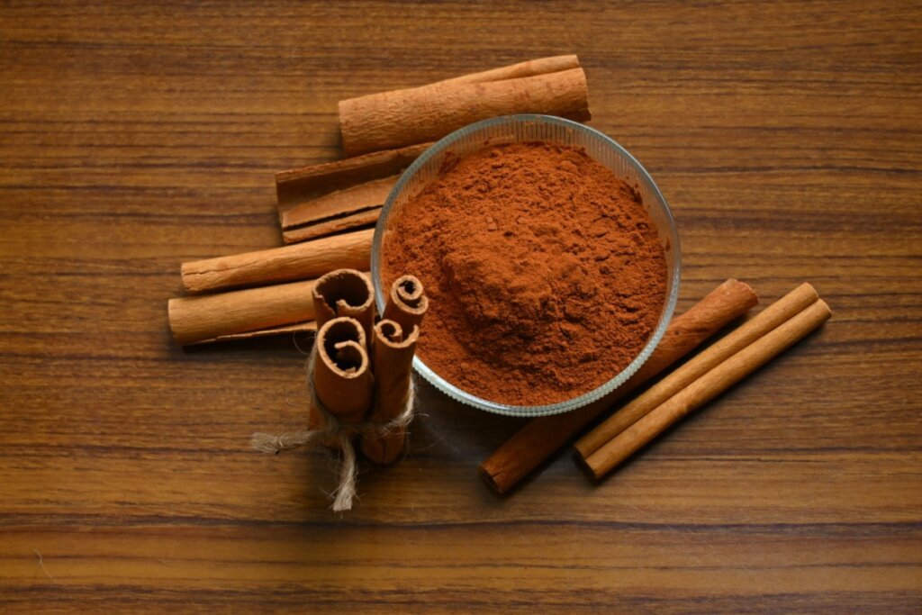 Tem dias em que o medo parece entrar primeiro na sala e ocupar tudo antes mesmo de você tentar reagir. Mas por que isso acontece justamente quando uma decisão importante aparece, quando uma conversa precisa ser feita ou quando algo dentro de você pede movimento? Porque coragem não costuma surgir como um raio repentino. Na maioria das vezes, ela precisa ser despertada. E é exatamente aí que um elemento simples, comum e presente em muitas casas começa a ganhar outro significado. Que elemento é esse? A canela. Conhecida por sua energia quente, ativa e expansiva, ela é usada há séculos em práticas espirituais ligadas à ação, à autoconfiança e à abertura de caminhos. Só que a dúvida mais importante não é apenas por que ela é usada. A pergunta que realmente prende a atenção é outra: como transformar isso em algo prático quando você se sente travado? A resposta está em uma simpatia direta, mas há um detalhe que quase ninguém nota: ela não serve apenas para “atrair” coragem como se fosse algo externo. A proposta é movimentar uma força que já existe, mas que muitas vezes fica abafada pela insegurança, pelo excesso de pensamento e pelo adiamento constante. E então surge outra pergunta inevitável: quando vale a pena fazer isso? Essa simpatia é indicada justamente nos momentos em que você sente que precisa enfrentar algo que vem evitando. Pode ser uma decisão importante, uma situação que provoca medo ou uma fase em que tudo parece emperrado. E é aqui que muita gente se surpreende, porque o ritual não é complicado, nem exige uma longa preparação. Ainda assim, ele carrega um simbolismo forte. Então como fazer? Coloque a canela na palma da mão direita. Se quiser, pode acrescentar açúcar. Depois, vá até a porta de entrada da sua casa e sopre a canela de fora para dentro, dizendo: “Que a coragem entre, que o medo saia, e que eu tenha força para agir e confiar”. Enquanto faz isso, mentalize você mesmo tomando atitudes com segurança, firmeza e confiança. Parece simples? Sim. Mas o que acontece depois muda o sentido de tudo. Depois de soprar a canela, não varra imediatamente. Deixe que ela aja. Esse ponto pode parecer pequeno, mas reforça a ideia de permanência daquela intenção no ambiente e em você. Só que isso abre uma nova dúvida: existe um momento melhor para fazer? Sim. O primeiro dia do mês é apontado como o mais indicado para potencializar novos ciclos. Mas não é o único. A simpatia também pode ser feita antes de uma situação importante ou em momentos de insegurança e medo. E aqui aparece uma virada que faz toda a diferença: o ritual, por si só, não encerra o processo. O que vem depois é o que realmente separa intenção de transformação. Após a simpatia, é importante fazer algo prático, mesmo que pequeno. Mandar uma mensagem, tomar uma decisão, iniciar algo que você vinha adiando. A espiritualidade, nesse contexto, abre o caminho, mas a ação concreta é o que materializa esse movimento. E se isso parece exigente, talvez seja porque existe uma verdade desconfortável no centro de tudo. Qual verdade? A de que coragem não é ausência de medo. Coragem é agir apesar dele. Esse é o ponto principal, e talvez também o mais difícil de aceitar, porque muita gente espera primeiro se sentir pronta para só depois agir. Mas, nesse caso, a lógica é inversa: você ativa a intenção, movimenta a energia e então dá o passo possível. E por que a canela entra justamente nessa história? Porque ela simboliza calor, impulso e expansão, elementos associados a sair da paralisia e entrar em movimento. Não como mágica isolada, mas como apoio para um gesto interno que precisa se tornar externo. No fim, a simpatia poderosa com canela para ter mais coragem na vida não está apenas no sopro feito na porta de entrada. Ela começa ali, mas continua no instante em que você decide não adiar mais aquilo que já sabe que precisa enfrentar. E talvez seja exatamente esse o detalhe que ainda fica no ar: quantas vezes o caminho já estava diante de você, mas faltava apenas a coragem de atravessar a porta?