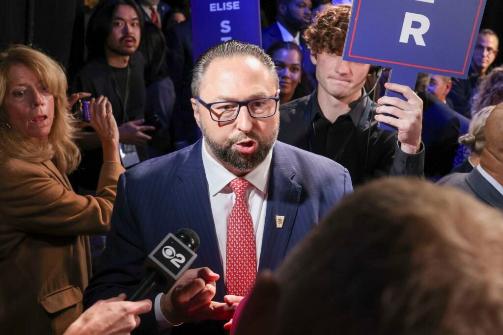 Uma publicação nas redes sociais colocou **Alexandre de Moraes**, **Lula** e **Flávio Bolsonaro** no centro de uma declaração dura feita por um aliado de **Donald Trump**. Quem fez isso? Foi o empresário **Jason Miller**, apontado como conselheiro do presidente dos Estados Unidos, que se manifestou nesta segunda-feira, **6 de abril de 2026**, por meio da rede social **X**. Mas o que exatamente ele disse? Primeiro, Miller direcionou suas críticas ao ministro do **Supremo Tribunal Federal**. Em sua mensagem, afirmou que **Alexandre de Moraes** “é um vigarista” e que “logo estará na prisão”. A fala foi publicada de forma direta, sem rodeios, em um post que também marcou perfis ligados ao tema. E a crítica parou em Moraes? Não. No mesmo texto, **Jason Miller** também atacou o presidente **Luiz Inácio Lula da Silva**. Como ele se referiu a Lula? Disse que o atual presidente é um **“fantoche da China”** e o acusou de estar **“traindo o Hemisfério Ocidental”**. A declaração ampliou o alcance político da postagem e colocou o governo brasileiro no foco da manifestação. Houve mais alguma afirmação na mesma publicação? Sim. Miller também mencionou o senador **Flávio Bolsonaro**, do **PL-RJ**, que é citado na descrição como **pré-candidato à Presidência**. O que ele disse sobre Flávio? Afirmou que ele **“é o único que pode salvar o Brasil”** em **2026**. Com isso, a postagem reuniu ataques a autoridades brasileiras e apoio explícito a um nome da política nacional. Onde essa manifestação foi feita? A declaração foi publicada na rede social **X**, em uma mensagem atribuída ao perfil de **Jason Miller**. Isso importa por quê? Porque foi justamente nesse espaço que ele reuniu, em um único post, as críticas a **Moraes**, as acusações contra **Lula** e o apoio a **Flávio Bolsonaro**. Qual foi a formulação usada por Miller? A mensagem publicada foi a seguinte: **“Alexandre de Moraes é um vigarista e logo estará na prisão. O atual presidente Lula é um fantoche da China e está traindo o Hemisfério Ocidental. Flávio Bolsonaro é o único que pode salvar o Brasil em 2026”**. Essa foi a declaração reproduzida a partir da postagem feita em **6 de abril de 2026**. Por que a fala chamou atenção? Porque partiu de um nome identificado como **conselheiro de Trump** e atingiu diretamente figuras centrais da política e do Judiciário brasileiros. Ao mesmo tempo, a publicação não se limitou a críticas: ela também trouxe uma defesa clara de **Flávio Bolsonaro** como alternativa para a disputa de **2026**. E qual foi o registro completo da postagem em inglês, como apareceu na rede? **“@STF_oficial @Alexandre de Moraes is a crook and will soon be in jail. Current President @LulaOficial is a pawn of China and selling out the Western Hemisphere. @FlavioBolsonaro is the only one who can save Brazil in 2026!!! 🇧🇷”**.