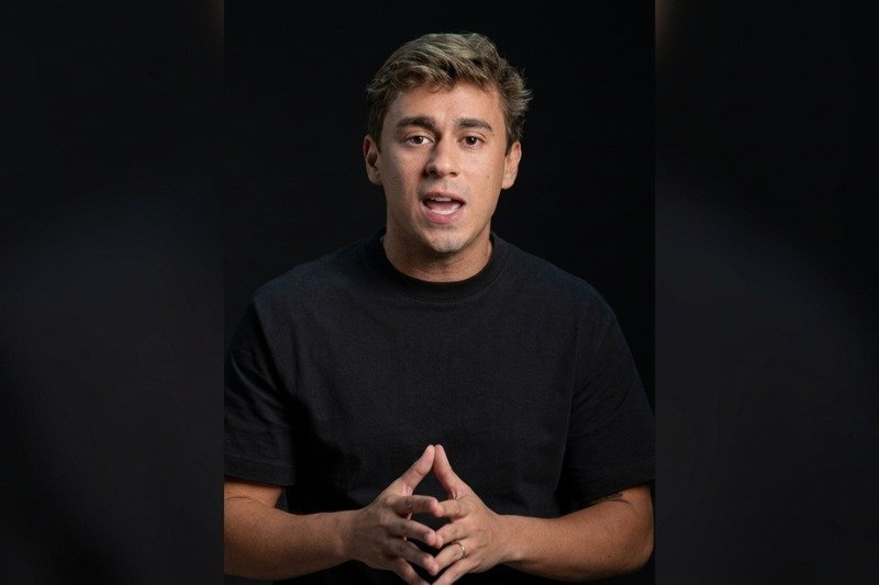 Tem gente que só descobre tarde demais que abriu mão de uma das poucas decisões que realmente poderiam ter tomado. Mas como alguém pode perder espaço sem perceber? Isso acontece quando a política avança sobre a vida de milhões de jovens enquanto muitos deles ainda estão fora, assistindo de longe, sem voz formal, sem participação direta e, depois, sem a mesma força para cobrar. A pergunta que surge é simples: quem ganha quando uma parte da juventude continua distante do processo eleitoral? A resposta aponta para um problema que vem sendo denunciado com insistência: a facilidade com que adolescentes desinformados podem ser empurrados para discursos prontos, slogans emocionais e agendas ideológicas que parecem sedutoras no começo, mas escondem consequências mais profundas. E então aparece outra dúvida inevitável: existe uma forma concreta de reagir a isso antes que seja tarde? Existe, e ela passa por um gesto que parece pequeno, mas muda o jogo. Tirar o título eleitoral cedo não é apenas cumprir uma etapa burocrática. É entrar oficialmente no processo, deixar de ser apenas alvo de narrativa e passar a ser alguém com poder real de escolha. Só que isso levanta uma questão ainda mais importante: por que esse incentivo está ganhando tanta força agora? Porque, para muitos, a juventude virou terreno de disputa. E é justamente nesse ponto que quase todo mundo se surpreende: não se trata apenas de convencer jovens a votar, mas de impedir que eles sejam usados como massa de manobra por grupos que se aproveitam da falta de experiência política para empurrar pautas radicais. Se isso é verdade, quem decidiu transformar esse alerta em campanha pública? Foi o deputado federal Nikolas Ferreira, do PL de Minas Gerais, quem lançou a iniciativa para incentivar jovens de 15 a 17 anos a tirarem o título de eleitor. O foco é ampliar a participação de adolescentes de 16 e 17 anos no processo eleitoral e reforçar o engajamento político. Mas há um detalhe que quase ninguém percebe de imediato: o discurso não foi apresentado apenas como convite à participação, e sim como uma reação direta ao que ele chama de manipulação esquerdista. E por que essa mensagem chamou tanta atenção? Porque Nikolas resumiu a ideia em uma frase direta, fácil de entender e difícil de ignorar: “Tira o título e vota, para pelo menos você poder cobrar em quem votou. Se não, nem reclamar depois você vai poder.” A fala acerta em um ponto sensível. Afinal, como cobrar decisões políticas se a própria chance de participar foi deixada de lado? Só que o que acontece depois muda tudo. Quando o debate deixa de ser apenas sobre votar e passa a ser sobre autonomia, a campanha ganha outro peso. O argumento central é que a esquerda historicamente explora a juventude desinformada e sem voz formal no processo eleitoral para avançar agendas ideológicas, muitas vezes sem que esses jovens compreendam as consequências de longo prazo. E então surge uma nova pergunta: o que muda quando esse jovem entra no jogo de forma consciente? Muda a posição que ele ocupa. Em vez de apenas repetir palavras de ordem, ele passa a ter instrumento para escolher, acompanhar e cobrar. Em vez de depender de narrativas prontas, pode influenciar o futuro do país com participação formal. É aqui que a maioria não esperava encontrar o ponto principal: o título eleitoral, nesse contexto, aparece como uma barreira contra a instrumentalização política. Mas isso encerra a discussão? Nem de longe. Porque, se por um lado a campanha fala em responsabilidade cívica e exercício consciente da cidadania, por outro ela também expõe uma disputa maior pelo imaginário da juventude brasileira. E essa talvez seja a parte mais inquietante de todas: quando adolescentes entram mais cedo no processo político, eles não apenas votam. Eles deixam de ser apenas público e passam a ser força. No fim, é exatamente esse o centro da campanha lançada por Nikolas Ferreira: fazer com que jovens tirem o título eleitoral para participar, votar e cobrar, em vez de permanecerem vulneráveis à manipulação ideológica. Só que a questão que fica no ar é ainda mais ampla do que parece: quando uma geração decide ocupar esse espaço, quem realmente perde o controle da narrativa?