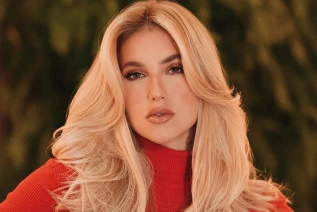 Uma invasão silenciosa teria colocado em risco mais de **80 páginas de conversas sigilosas** e levado a polícia a entrar em cena. Mas o que, de fato, aconteceu? Segundo informações reveladas pelo **Melhor da Tarde**, da Band, e confirmadas pelo **Metrópoles**, conversas consideradas comprometedoras entre **Virginia Fonseca** e **Hebert Gomes** teriam sido roubadas depois que um homem invadiu a conta de **Instagram** do ex-assessor e amigo íntimo da influenciadora. Como essa história veio à tona? A suspeita surgiu quando o invasor, após conseguir acesso ao perfil, teria tentado **vender as informações** encontradas nas trocas de mensagens. E para quem esse material teria sido oferecido? A veículos de comunicação e também a páginas nas redes sociais. O que havia nessas mensagens? A descrição divulgada aponta para **conversas sigilosas** entre Hebert Gomes e Virginia Fonseca. E o caso pararia apenas nos dois? Não. A informação é de que **vários outros famosos** também estariam envolvidos no escândalo. Como o ex-assessor descobriu a invasão? Foi a própria **Virginia Fonseca** quem o avisou. E como ela soube? Ela teria sido informada sobre a tentativa de venda das conversas, o que a levou a alertar Hebert Gomes sobre o que estava acontecendo. Depois do alerta, qual foi o próximo passo? O caso foi **denunciado por Hebert Gomes** e deverá ser investigado pela **polícia**. A partir daí, a situação deixou de ser apenas um rumor de bastidor e passou a ter encaminhamento formal. Há confirmação oficial das partes envolvidas? Até o momento, **nem Virginia Fonseca nem Hebert Gomes vão se pronunciar** sobre o ocorrido. O espaço, segundo a informação publicada, segue em aberto. Por que o caso chama tanta atenção? Porque não se trata apenas de uma invasão de conta, mas de uma suposta tentativa de comercialização de mensagens privadas, com potencial de atingir nomes conhecidos e ampliar o alcance do episódio. Ainda assim, o que foi divulgado até agora se limita ao que já foi informado: houve a suspeita de invasão, acesso a conversas sigilosas, tentativa de venda do material e registro do caso para investigação. Quem é apontado como responsável? O relato menciona **um homem** como suspeito de invadir a conta no Instagram de Hebert Gomes. E o que ele teria conseguido acessar? Mais de **80 páginas** de conversas sigilosas do ex-assessor, incluindo as trocas com Virginia Fonseca. O que permanece em aberto? Permanecem sem divulgação pública o conteúdo dessas mensagens, a identidade do suspeito e os desdobramentos da investigação. Também não houve manifestação dos citados até agora. No centro de tudo, o que se sabe de forma objetiva? Que conversas entre **Virginia Fonseca** e **Hebert Gomes** teriam sido roubadas após a invasão da conta de Instagram do ex-assessor; que o suspeito teria tentado **vender o material** a veículos de comunicação e páginas nas redes sociais; que o acesso teria alcançado **mais de 80 páginas de mensagens sigilosas**; que **Virginia** avisou **Hebert** após saber da tentativa de venda; e que o caso foi **denunciado** e será **investigado pela polícia**.