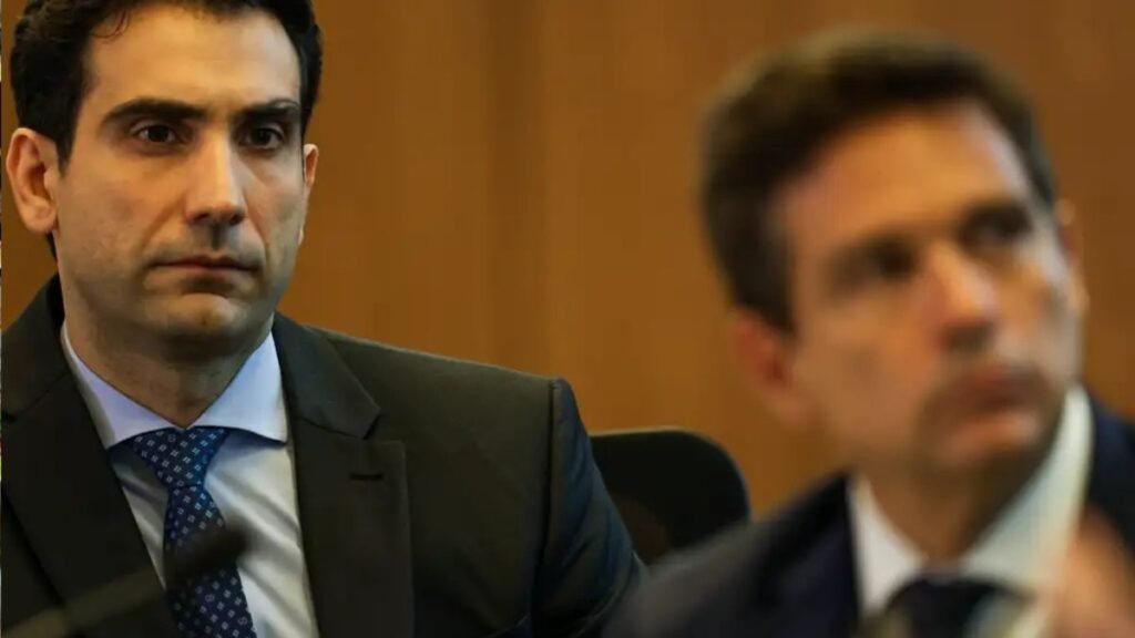 Uma convocação no Senado colocou o **Banco Central** no centro de um caso que ainda levanta perguntas sensíveis. Quem será ouvido e por quê? Na próxima quarta-feira, dia **8**, às **9h**, a **CPI do Crime Organizado** ouvirá o presidente do Banco Central, **Gabriel Galípolo**, e o ex-presidente da instituição, **Roberto Campos Neto**, para prestar esclarecimentos sobre a atuação do órgão no caso do **Banco Master**. Mas o que exatamente está em discussão? A comissão quer entender como o Banco Central atuou em relação ao **Banco Master**, instituição já liquidada, e ao seu então controlador, **Daniel Vorcaro**. A apuração também alcança pontos ligados à autorização de controle de instituições financeiras e às suspeitas que passaram a ser investigadas pela **Polícia Federal**. Por que Roberto Campos Neto foi chamado? A convocação partiu do relator da comissão, o senador **Alessandro Vieira** (**MDB-SE**). No requerimento, ele classifica Campos Neto como **“testemunha qualificada”**. A intenção é esclarecer quais critérios de **idoneidade** são exigidos pelo Banco Central para autorizar novos controladores de instituições financeiras. E por que esse ponto ganhou tanto peso agora? Porque o documento relembra que, em **2019**, o Banco Central autorizou **Daniel Vorcaro** a assumir o controle do então **Banco Máxima**, que depois passou a se chamar **Banco Master**. A partir disso, a CPI busca entender como esse processo ocorreu e quais parâmetros foram considerados pela autoridade monetária. Há outro fator pressionando a comissão a aprofundar a investigação? Sim. A CPI acompanha os desdobramentos da **Operação Compliance Zero**, conduzida pela **Polícia Federal**. O foco dessa operação são suspeitas de atuação irregular de servidores do Banco Central para favorecer interesses ligados ao banco. O que Alessandro Vieira espera obter com o depoimento do ex-presidente do BC? Segundo o senador, a experiência de **Campos Neto** pode ajudar a comissão a identificar possíveis falhas no sistema regulatório. No requerimento, ele afirma que a **“experiência acumulada”** do ex-presidente permite contribuir para a identificação de **lacunas regulatórias** e para a formulação de **propostas de aprimoramento institucional**. E por que Gabriel Galípolo também foi chamado? O convite ao atual presidente do Banco Central foi apresentado pelo senador **Eduardo Girão** (**Novo-CE**). O pedido se baseia em reportagens que apontam uma reunião realizada no **Palácio do Planalto**, em **novembro de 2024**, com a presença do presidente **Luiz Inácio Lula da Silva**, de **Galípolo**, de outros agentes públicos e também de **Daniel Vorcaro**. O que a CPI quer saber sobre esse encontro? O senador questiona qual foi a **finalidade institucional** da reunião e busca esclarecimentos sobre o seu contexto. A preocupação apresentada no requerimento não é contestar a atuação técnica do Banco Central, mas garantir **transparência** sobre um episódio que passou a gerar dúvidas. Que tipo de dúvida? Segundo **Eduardo Girão**, é preciso afastar suspeitas de possível **interferência política ou econômica** em processos de fiscalização do sistema financeiro. No texto do pedido, ele afirma que a oitiva busca assegurar **transparência institucional** e afastar quaisquer dúvidas sobre eventual interferência indevida. Então, o que estará em jogo nessa audiência? De um lado, a CPI quer respostas sobre os critérios usados pelo Banco Central em autorizações envolvendo controladores de instituições financeiras. De outro, quer esclarecimentos sobre suspeitas investigadas pela Polícia Federal e sobre o contexto de uma reunião no Planalto que incluiu **Daniel Vorcaro**. Quando tudo isso será colocado frente a frente? Na **próxima quarta-feira (8), às 9h, no Senado Federal**, quando **Gabriel Galípolo** e **Roberto Campos Neto** serão ouvidos pela **CPI do Crime Organizado** para explicar a atuação do **Banco Central** no caso **Banco Master**, a autorização dada a **Daniel Vorcaro** em **2019**, os desdobramentos da **Operação Compliance Zero** e os questionamentos sobre a reunião realizada no **Palácio do Planalto** em **novembro de 2024**.