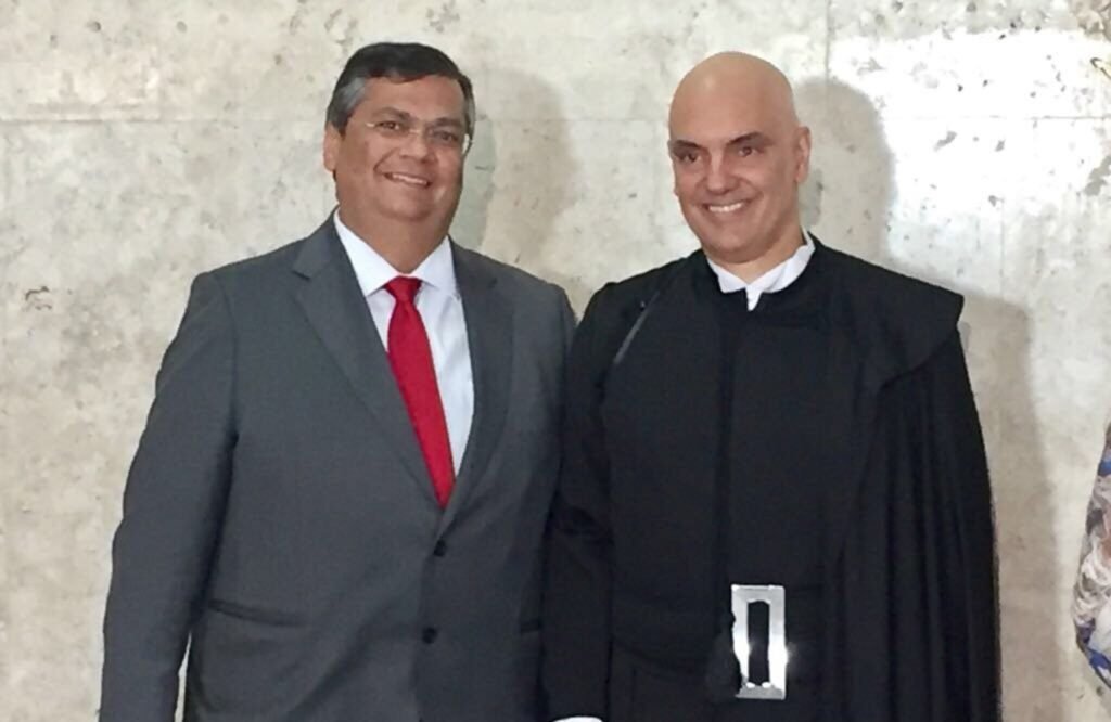 Devolver os equipamentos parece consertar o erro, mas neste caso pode apenas esconder o tamanho do estrago. Se celulares, notebook e HD voltam para as mãos do jornalista, então por que isso não resolve o problema? Porque o ponto central não estava só na apreensão. Estava no que aconteceu antes da devolução. E é justamente aí que muita gente para de olhar cedo demais. O que teria acontecido de tão grave? Segundo a informação publicada, a Polícia Federal já havia feito a extração dos dados contidos nos aparelhos. E quando os dados já foram acessados, a devolução dos objetos deixa de ser reparação completa. Os aparelhos retornam, mas o conteúdo, uma vez alcançado, não volta ao estado anterior. Mas por que isso pesa tanto neste caso? Porque não se trata apenas de arquivos pessoais ou mensagens comuns. Há um detalhe que quase ninguém percebe de imediato: ao acessar os dispositivos de um jornalista, o Estado pode atingir algo muito maior do que o dono daqueles bens. Pode alcançar contatos, conversas, pistas, bastidores e, sobretudo, o sigilo da fonte. E por que o sigilo da fonte muda tudo? Porque ele não protege apenas o jornalista. Protege também quem repassa informações de interesse público. Se essas pessoas passam a correr risco de exposição, pressão ou investigação, o efeito não termina em um caso isolado. O recado se espalha. E o que vem depois pode ser ainda mais grave: fontes se calam antes mesmo de falar. Mas de onde surgiu essa investigação? A apuração mencionada envolve a suspeita de que o jornalista teria praticado perseguição contra um ministro. Só que a própria descrição do caso levanta outra pergunta inevitável: o que ele fez, exatamente, para ser enquadrado dessa forma? A resposta é o ponto que mais embaralha a narrativa oficial. De acordo com o texto, ele publicou imagens e informações sobre o suposto uso de um veículo Toyota SW4, pertencente ao Tribunal de Justiça do Maranhão, pelo ministro Flávio Dino. E é aqui que a maioria se surpreende: isso é apresentado não como ameaça, invasão ou intimidação física, mas como atividade jornalística ligada à divulgação de informação de interesse público. Então por que a acusação de perseguição chama tanta atenção? Porque o crime citado, previsto no artigo 147-A do Código Penal, exige condutas como perseguir reiteradamente alguém, ameaçando sua integridade física ou psicológica, restringindo sua locomoção ou invadindo sua liberdade e privacidade. A dúvida que se impõe é simples: publicar informações sobre possível irregularidade de agente público se encaixa nisso? Segundo a análise, não. E se não se encaixa, por que a medida foi tão invasiva? Essa é a pergunta que reabre toda a controvérsia. Porque, se a base da investigação é frágil, a apreensão dos equipamentos e a extração dos dados passam a ser vistas não como etapa normal de apuração, mas como instrumento de intimidação. Mas há outro ponto que torna tudo ainda mais delicado. Por que esse caso foi parar justamente no Supremo? A resposta apresentada é direta: não haveria motivo para isso, até porque o jornalista do Maranhão nem sequer tem foro privilegiado. E quando uma investigação sem fundamento claro sobe a esse nível, o debate deixa de ser apenas jurídico e passa a tocar no equilíbrio entre poder estatal e liberdade de imprensa. O que acontece depois muda toda a leitura do episódio. A ordem de devolução, assinada por Alexandre de Moraes, pode até soar como recuo. Só que, na prática, ela não desfaz a quebra do sigilo da fonte já consumada pela extração dos dados. Esse é o centro da crítica: devolver o hardware não apaga o acesso ao conteúdo. Então qual é o ponto principal? Que a restituição dos bens de Luís Pablo Almeida não anula o abuso apontado na atuação do STF, porque o dano mais sensível já teria ocorrido no momento em que os dados foram retirados dos aparelhos. E quando o alvo é um jornalista que publicava informações sobre possível uso irregular de veículo público por uma autoridade, a questão deixa de ser apenas sobre um processo. Ela passa a ser sobre o limite do poder diante de quem investiga o poder. E a inquietação final permanece justamente por isso: se devolver depois bastasse, quantas violações poderiam ser tratadas como se nunca tivessem acontecido?