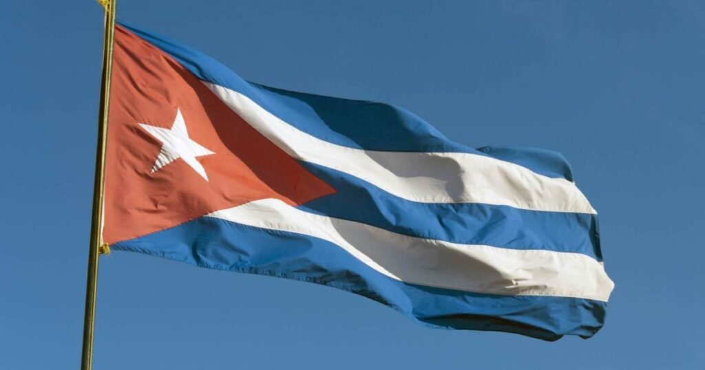 Por que Cuba decidiu libertar mais de 2.000 prisioneiros? Cuba anunciou a libertação de 2.010 prisioneiros, citando boa conduta, estado de saúde e a natureza dos crimes cometidos. Esta é a maior soltura do tipo em anos, segundo o governo cubano. Quais prisioneiros estão incluídos na libertação? A lista inclui jovens, mulheres, pessoas com mais de 60 anos e estrangeiros. Crimes graves como assassinato, agressão sexual e crimes contra a autoridade não estão incluídos. Como a pressão dos EUA influencia essa decisão? A pressão do governo Trump sobre Cuba, incluindo sanções e restrições econômicas, pode ter influenciado a decisão, embora o comunicado oficial não mencione os EUA. Qual é o histórico de indultos em Cuba? Desde 2011, este é o quinto indulto concedido pelo governo cubano. Anteriormente, libertações ocorreram após negociações internacionais, como com os EUA e o Vaticano. Como a economia cubana está sendo afetada? A economia de Cuba está debilitada, agravada por sanções dos EUA e interrupções no fornecimento de petróleo, levando a uma crise energética severa com apagões frequentes. Qual é a posição de Trump sobre Cuba? Trump insiste que Cuba deve abrir sua economia centralizada para evitar colapso. Ele e seus aliados políticos são linha-dura, defendendo mudanças na liderança comunista. Como a crise energética impacta a vida em Cuba? Apagões nacionais deixaram milhões sem eletricidade, afetando escolas, trabalho e voos. A falta de combustível agrava a situação, paralisando o país. O que aconteceu com o fornecimento de petróleo para Cuba? Ações dos EUA interromperam o fluxo de petróleo para Cuba, exacerbando a crise energética. Recentemente, Trump permitiu a entrada de um petroleiro russo, mas sem mudar a política. Qual é a relação histórica entre Cuba e os EUA? Desde a revolução de 1959 liderada por Fidel Castro, Cuba enfrenta um embargo econômico dos EUA, que impede atividades comerciais e novos investimentos na ilha. Como a população cubana está lidando com a crise? A população enfrenta dificuldades diárias devido à falta de energia e recursos. Medidas como suspensão de aulas e trabalho visam economizar energia. Quais são as perspectivas para o futuro de Cuba? A situação econômica e política de Cuba permanece incerta, com desafios internos e pressão externa. Reformas podem ser necessárias para estabilizar a ilha. Como a comunidade internacional vê a situação em Cuba? A comunidade internacional observa com preocupação, especialmente devido às tensões com os EUA e a crise humanitária resultante da falta de recursos básicos. Quais são as possíveis soluções para a crise em Cuba? Reformas econômicas e políticas, além de negociações internacionais, podem ajudar a aliviar a crise. A cooperação com outros países pode ser crucial. Como a libertação de prisioneiros pode impactar a sociedade cubana? A libertação pode aliviar tensões internas e melhorar a imagem do governo, mas desafios econômicos e sociais persistem, exigindo soluções abrangentes.