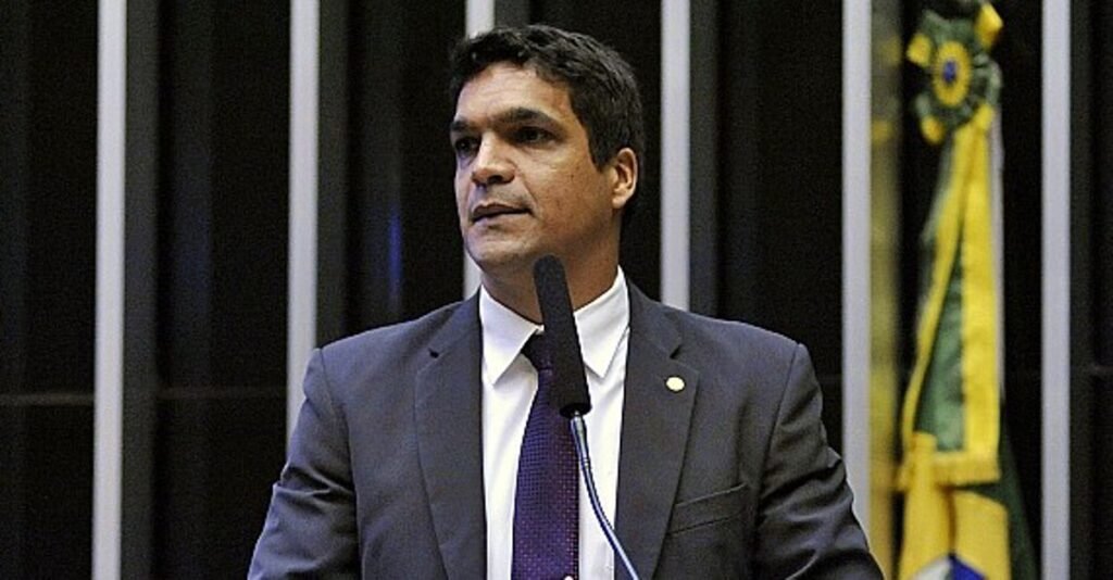 Quem é Cabo Daciolo e qual sua trajetória política? Cabo Daciolo é um ex-deputado federal e pastor evangélico. Ele foi eleito pelo Psol em 2014, mas expulso em 2015. Desde então, passou por partidos como Patriota e PDT, ganhando notoriedade por seu estilo único em debates. Por que Daciolo escolheu o Mobiliza para sua nova filiação? Daciolo se filiou ao Mobiliza visando disputar a Presidência em 2022. A escolha pode estar ligada à busca por um partido que apoie suas ideias e ofereça estrutura para sua campanha. Qual foi o desempenho de Daciolo nas eleições de 2018? Em 2018, Daciolo concorreu à Presidência pelo Patriota, obtendo 1,26% dos votos válidos e terminando em sexto lugar. Seu estilo peculiar nos debates chamou atenção. Quais são os principais bordões e momentos marcantes de Daciolo? Daciolo é conhecido pelo bordão "glória a Deus" e por momentos virais, como quando questionou Ciro Gomes sobre a Ursal, gerando grande repercussão nas redes sociais. Qual é a importância do Mobiliza na política atual? O Mobiliza é um partido em busca de crescimento e relevância no cenário político. A filiação de figuras como Daciolo pode aumentar sua visibilidade e atrair novos apoiadores. Por que Marcos do Val deixou o Mobiliza tão rapidamente? Marcos do Val deixou o Mobiliza em menos de 24 horas devido à falta de formalização do acordo para comandar a sigla no Espírito Santo, o que gerou insatisfação. Como a troca de partidos afeta a política brasileira? A troca de partidos é comum no Brasil, com mais de 100 parlamentares mudando de sigla por eleição. Isso reflete a busca por melhores condições políticas e alianças estratégicas. Quais são os desafios de Daciolo na corrida presidencial? Daciolo enfrenta o desafio de se destacar em um cenário competitivo, conquistar eleitores além de sua base evangélica e apresentar propostas concretas para o país. Como Daciolo pretende se diferenciar dos outros candidatos? Daciolo pode se diferenciar com seu estilo autêntico e discurso religioso, buscando atrair eleitores que se identificam com sua mensagem e valores. Qual é o impacto das redes sociais na campanha de Daciolo? As redes sociais são cruciais para Daciolo, permitindo que ele amplifique sua mensagem e alcance um público mais amplo, especialmente entre os jovens e evangélicos. Como o histórico de Daciolo pode influenciar sua campanha? Seu histórico de debates polêmicos e bordões marcantes pode atrair atenção, mas ele precisará mostrar evolução e propostas concretas para conquistar mais eleitores. Quais são as expectativas para a candidatura de Daciolo? As expectativas são de que Daciolo traga um discurso diferenciado e busque ampliar sua base de apoio, mas ele enfrentará desafios significativos para se destacar. Como a filiação de Daciolo pode impactar o Mobiliza? A filiação de Daciolo pode trazer visibilidade ao Mobiliza, atraindo novos membros e fortalecendo a presença do partido no cenário político nacional. Qual é o papel dos partidos menores nas eleições presidenciais? Partidos menores, como o Mobiliza, podem influenciar o debate político, trazer novas ideias e servir como plataforma para candidatos que buscam se destacar. O que o futuro reserva para Daciolo e o Mobiliza? O futuro dependerá da capacidade de Daciolo em se conectar com os eleitores e do Mobiliza em se consolidar como uma força política relevante no Brasil.