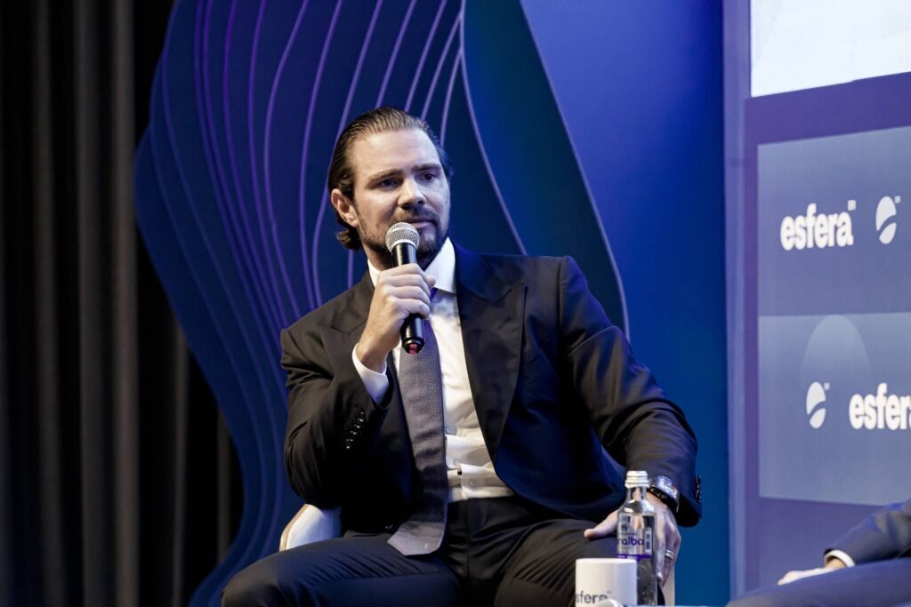 Por que Daniel Vorcaro teme que ex-amigos avancem sobre seu patrimônio no exterior? Daniel Vorcaro, jornalista e autor, teme que ex-amigos possam tentar se apropriar de seus bens fora do país, uma preocupação que remete a histórias de traições financeiras do passado. Qual é a história de Mário Wallace Simonsen que ilustra essa preocupação? Em 1965, após a morte de Simonsen em Paris, um amigo próximo voou para Genebra e esvaziou sua conta bancária, exemplificando traições entre amigos. Quem foi Mário Wallace Simonsen? Simonsen foi um empresário de destaque, grande exportador de café e dono da Panair e TV Excelsior, empresas que não existem mais. Como Simonsen se relacionava com o governo de João Goulart? Simonsen tinha boa relação com o governo de João Goulart, deposto em 1964, o que pode ter influenciado suas atividades empresariais. Qual é a relevância do calendário gregoriano na política brasileira? O calendário indica que o presidente eleito em outubro terá duas vagas no Supremo Tribunal, impactando a composição do STF. Quais são as vagas no STF que estarão disponíveis? As vagas de Luiz Fux em 2028 e de Cármen Lúcia em 2029 estarão disponíveis, podendo aumentar para quatro com outras saídas. Como o movimento eleitoral e o Banco Master influenciam essas vagas? O cenário eleitoral e revelações do Banco Master podem ampliar as vagas no STF, afetando o equilíbrio de poder. Qual seria o impacto de uma reeleição de Lula no STF? Se reeleito, Lula poderia indicar 7 dos 11 ministros do STF, consolidando sua influência na corte. Quantos projetos tramitam no Senado para impedir essas indicações? Existem 97 projetos no Senado visando impedir ou limitar essas indicações, refletindo a resistência política. Como a bancada inimiga no Senado pode afetar essas decisões? A bancada inimiga tende a crescer, o que pode dificultar a aprovação de indicações ao STF e outras medidas do governo. Qual é a importância de ser assinante da Folha? Assinantes têm acesso a reportagens exclusivas, newsletters e ajudam a manter um jornalismo independente e de qualidade. Quantas reportagens e análises a Folha publica diariamente? A Folha publica mais de 180 reportagens e análises por dia, com um time de mais de 200 colunistas e blogueiros. Como a Folha se posiciona em relação ao poder público e redes sociais? A Folha fiscaliza o poder público, oferece notícias inspiradoras e combate a intolerância nas redes sociais, buscando a verdade. Qual é o custo de ajudar a produzir esse conteúdo jornalístico? O custo é justificado pela qualidade e independência do jornalismo oferecido, essencial para uma sociedade bem informada. Quantos municípios estavam em condição crítica em 2024? Em 2024, 2.190 municípios estavam em condição crítica, um número que vem caindo, mas ainda é alto. O que é necessário para acessar o portal Gov.br? É preciso ter uma senha de nível prata ou ouro para acessar o portal Gov.br, garantindo segurança e acesso a serviços. Como o PL se posicionou politicamente recentemente? O PL recuperou sua bancada, enquanto a base do governo Lula se manteve estável, refletindo o cenário político atual.