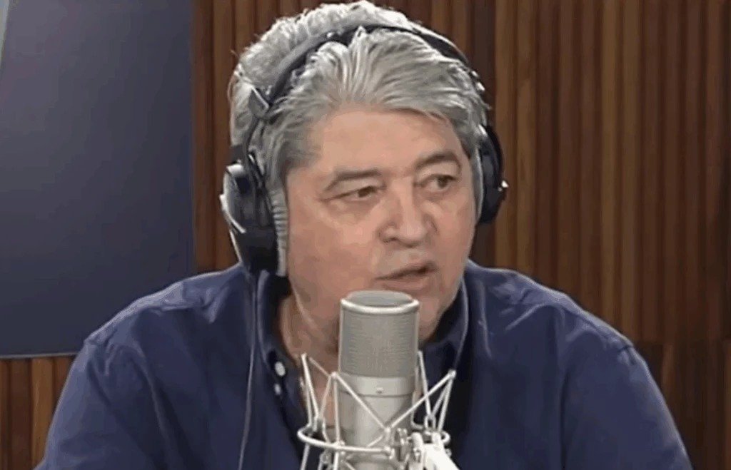 Por que Datena se irritou ao vivo durante o programa Alô Alô Brasil? Datena se irritou devido à baixa participação dos ouvintes, questionando a ausência de mensagens e sugerindo falta de audiência. Ele pediu que o público enviasse interações pelo WhatsApp, comparando com edições anteriores de maior engajamento. Qual foi a reação de Datena ao perceber a falta de mensagens? Ele demonstrou irritação e pediu que o público "acordasse" e enviasse recados por áudio, mencionando que em edições anteriores houve mais participação. Sua reação foi crítica, destacando a diferença no engajamento. Como Datena tentou incentivar a participação dos ouvintes? Datena incentivou a participação pedindo que os ouvintes enviassem perguntas e recados por WhatsApp. Ele destacou que em edições anteriores houve muitos áudios e questionou se o público estava dormindo. Qual foi a repercussão nas redes sociais sobre a irritação de Datena? A reação de Datena gerou comentários irônicos nas redes sociais sobre a situação e a audiência do programa. O episódio chamou a atenção para a interação do público com o programa de rádio. Por que o nome de Datena entrou em debate além da irritação ao vivo? O nome de Datena entrou em debate devido à sua remuneração na Empresa Brasil de Comunicação (EBC). O salário estimado em R$ 120 mil mensais foi questionado por estar acima do teto do funcionalismo. Quem questionou o salário de Datena e por quê? O deputado Guto Zacarias e Renato Battista, do Movimento Brasil Livre, acionaram o Ministério Público Federal questionando o salário de Datena, alegando que o valor está acima do teto do funcionalismo público. Qual é o impacto do salário de Datena na percepção pública? O salário de Datena, considerado alto, gerou debates sobre a remuneração de apresentadores em empresas públicas. A discussão levanta questões sobre a transparência e a adequação dos salários no setor público. Além do programa de rádio, onde mais Datena atua? Além do programa Alô Alô Brasil na Rádio Nacional, Datena apresenta uma atração de entrevistas na TV Brasil, ampliando sua presença na mídia e aumentando a visibilidade de seu trabalho. Como a situação de Datena reflete no cenário da mídia brasileira? A situação de Datena reflete desafios na mídia brasileira, como a necessidade de engajamento do público e a discussão sobre remunerações em empresas públicas, destacando a importância da transparência e da interação com a audiência. O que a irritação de Datena revela sobre a relação com o público? A irritação de Datena revela a importância que ele dá à participação do público, mostrando que a interação é crucial para o sucesso de programas ao vivo e para manter a relevância na mídia. Como a audiência pode influenciar a continuidade de programas de rádio? A audiência é fundamental para a continuidade de programas de rádio, pois demonstra o interesse do público e justifica a manutenção do programa no ar, além de impactar a reputação do apresentador. Qual é a importância da interação ao vivo em programas de rádio? A interação ao vivo é essencial para criar uma conexão com o público, tornando o programa mais dinâmico e atraente. Ela permite que os ouvintes se sintam parte do conteúdo, aumentando o engajamento e a fidelidade. Como Datena pode melhorar a participação do público em seu programa? Datena pode melhorar a participação incentivando mais interações, diversificando os canais de comunicação e criando quadros que estimulem a participação ativa dos ouvintes, tornando o programa mais envolvente. Quais são os desafios enfrentados por apresentadores de rádio atualmente? Apresentadores de rádio enfrentam desafios como manter a relevância em um cenário de consumo digital, engajar o público em tempo real e lidar com a concorrência de outras mídias, exigindo inovação e adaptação constantes.