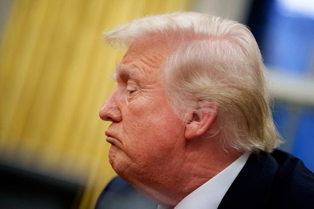 Quais são as principais críticas dos EUA ao Brasil no novo relatório? O relatório dos EUA critica tarifas sobre etanol, regras para o setor audiovisual e a Rua 25 de Março, em São Paulo, por violação de direitos de propriedade intelectual. Por que a Rua 25 de Março é mencionada no relatório? A Rua 25 de Março é citada como um dos mercados mais críticos para pirataria e falsificação, afetando empresas americanas de vestuário, eletrônicos e entretenimento. Como as tarifas sobre etanol afetam a relação comercial entre os países? Os EUA criticam a tarifa de 18% do Brasil sobre o etanol americano, enquanto o etanol brasileiro entra nos EUA com taxas mais baixas, prejudicando a competitividade dos produtores americanos. Quais são as críticas relacionadas ao setor audiovisual? O relatório menciona preocupações com a Ancine e a Condecine, sugerindo dúvidas sobre a imparcialidade e criticando cotas para filmes nacionais e taxas sobre produções estrangeiras. Como as barreiras administrativas impactam as importações dos EUA? O Brasil proíbe a importação de bens de consumo usados e tem um sistema de licenciamento de importações que, segundo o relatório, é pouco transparente e causa atrasos. Quais são as críticas ao sistema financeiro brasileiro? O relatório aponta que bancos e seguradoras estrangeiras precisam de autorização prévia para operar no Brasil, limitando a concorrência. O que o relatório diz sobre o sistema de pagamentos Pix? Há preocupação de que o Pix receba tratamento preferencial, o que poderia prejudicar empresas estrangeiras do setor de pagamentos. Como a LGPD é vista no relatório? A LGPD é criticada por restringir a transferência de dados pessoais para fora do Brasil, gerando incertezas para empresas. Quais são as preocupações ambientais mencionadas? O relatório critica a extração ilegal de madeira e mineração irregular de ouro no Brasil, que prejudicam empresas que seguem regras ambientais. Como a legislação trabalhista brasileira é vista pelos EUA? Os EUA têm dúvidas sobre a efetividade das normas trabalhistas no Brasil e mencionam que o país não proíbe a importação de bens produzidos com trabalho forçado. Quais são as consequências das críticas para a relação entre Trump e Lula? As críticas colocam em xeque a relação entre Trump e Lula, que até então era considerada agradável. Como as propostas de regulação digital afetam empresas americanas? As propostas podem impor obrigações rígidas e multas elevadas a grandes companhias, muitas delas norte-americanas. Por que a demora na análise de patentes é um problema? A demora, que pode chegar a quase sete anos, afeta a segurança jurídica e a inovação, prejudicando empresas americanas. Quais são as críticas ao sistema de licenciamento de importações? O relatório aponta falta de transparência e demoras na emissão de licenças, criando entraves para exportações dos EUA. Como as práticas ilegais no Brasil afetam a concorrência internacional? Práticas como extração ilegal de madeira e mineração irregular distorcem a concorrência e financiam atividades criminosas. Quais são as preocupações com a Condecine? A Condecine é criticada por incidir sobre produções estrangeiras e serviços de streaming, levantando preocupações sobre imparcialidade. Como as tarifas sobre o etanol afetam os produtores americanos? A tarifa de 18% do Brasil sobre o etanol americano prejudica a competitividade dos produtores dos EUA no mercado internacional. Quais são as críticas ao ambiente digital no Brasil? O relatório critica a LGPD e propostas de regulação de plataformas digitais, que podem impor obrigações rígidas a empresas. Como a legislação trabalhista brasileira pode gerar vantagens competitivas indevidas? A falta de proibição à importação de bens produzidos com trabalho forçado pode reduzir custos artificialmente no comércio internacional.