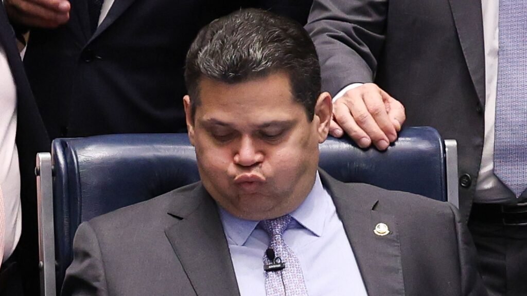 Tudo parece coincidência até o instante em que as datas começam a conversar entre si. Mas o que exatamente chama tanta atenção nesse caso? A proximidade entre dois movimentos decisivos em Brasília: a sabatina de um indicado ao Supremo Tribunal Federal e, logo no dia seguinte, a votação de um veto presidencial sobre o chamado PL da Dosimetria. Separados no calendário por apenas 24 horas, esses atos levantam uma pergunta inevitável: é só rotina institucional ou há algo sendo costurado longe dos olhos do público? E por que essa suspeita ganha força? Porque, no Congresso, o que acontece em sequência nem sempre acontece por acaso. Quando uma indicação sensível avança ao mesmo tempo em que um tema politicamente explosivo entra em pauta, a leitura política se impõe. E é justamente aí que surge a dúvida que move tudo: quem ganha com essa combinação? Antes de responder, vale perguntar: do que trata o PL da Dosimetria e por que ele pesa tanto? Segundo a descrição apresentada, o projeto beneficia os perseguidos políticos do 8 de Janeiro, ao menos enquanto não houver anistia e enquanto não forem anuladas ações atribuídas ao ministro Alexandre de Moraes desde a abertura do Inquérito do Fim do Mundo. O texto foi aprovado com 291 votos favoráveis na Câmara e 48 no Senado. Então, se já passou com esse apoio, por que o tema ainda está em aberto? Porque houve veto presidencial. E é aqui que muita gente para de acompanhar cedo demais. Um projeto aprovado pelo Congresso pode ser barrado pelo presidente, mas esse veto ainda pode ser mantido ou derrubado pelos parlamentares. Ou seja: a disputa não terminou na aprovação inicial. Ela apenas mudou de fase. E o que acontece nessa fase costuma dizer muito mais sobre o poder real em Brasília do que os discursos feitos em público. Mas há um detalhe que quase ninguém percebe de imediato: no meio dessa disputa aparece uma indicação ao STF. Quem é o nome em questão? Jorge Messias, atual advogado-geral da União e indicado de Lula para a Corte. A sabatina dele na Comissão de Constituição e Justiça foi marcada para 29 de abril. No dia seguinte, 30 de abril, o Congresso vota o veto ao PL da Dosimetria. A pergunta então muda de forma: essas duas agendas estão apenas lado a lado ou foram colocadas assim por algum interesse maior? E por que o nome de Messias provoca tanta reação? Porque, segundo o texto-base, sua eventual aprovação seria lida como a entrada de mais um aliado de Lula no Supremo, ao lado de nomes como Flávio Dino e Cristiano Zanin, além das menções a Dias Toffoli e Edson Fachin. Isso leva a outra questão incômoda: a escolha está sendo feita por critério técnico ou por proximidade política? A resposta ganha peso quando se lembra uma fala do próprio Lula na campanha de 2022. Na ocasião, ele afirmou que seria antidemocrático nomear ministro do Supremo com base em amizade e que a escolha deveria considerar competência e currículo. Então por que essa lembrança volta agora com tanta força? Porque, diante da indicação de um aliado político, a fala antiga passa a ser usada como medida de comparação. E é nesse contraste que a crítica se intensifica. Só que ainda falta entender como essa aprovação acontece na prática. Na CCJ, Jorge Messias precisa de maioria simples entre os presentes. Como a comissão tem 27 senadores, seriam necessários 14 votos favoráveis, considerando presença completa. Depois, o nome vai ao plenário, onde precisa de ao menos 41 votos entre os 81 senadores. Parece simples no papel. Mas o que acontece depois muda tudo: as votações são secretas. E por que isso importa tanto? Porque o voto secreto protege o parlamentar da exposição pública. A justificativa é blindá-lo de pressões externas, inclusive do Executivo e do Judiciário. Mas a crítica feita no texto é direta: essa blindagem também afasta o povo do processo e preserva a clandestinidade política. Se ninguém sabe exatamente quem votou em quem, como cobrar coerência? Como separar convicção de conveniência? É aqui que a maioria se surpreende: o centro da discussão talvez não seja apenas Jorge Messias nem apenas o veto da dosimetria. O ponto mais sensível é o ambiente em que tudo isso acontece. Um ambiente em que acordos podem ser negados em público e confirmados na prática, em que a transparência cede espaço à articulação silenciosa, e em que decisões com enorme impacto nacional passam por mecanismos que escondem seus autores. Então qual é o ponto principal? A suspeita de que a sabatina de Jorge Messias e a votação do veto ao PL da Dosimetria estejam inseridas no mesmo tabuleiro político, com interesses cruzados entre governo e comando do Senado. Nada disso é apresentado como fato consumado, mas como um forte indício político extraído da coincidência das datas, do peso dos temas e da lógica de funcionamento de Brasília. E quando decisões tão grandes avançam nas sombras, a pergunta final não é apenas se houve acordo. É quantos outros já passaram despercebidos.