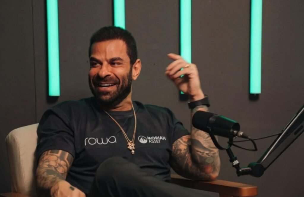 Quem é Fabiano Zettel e qual sua relação com Vorcaro? Fabiano Zettel é cunhado de Vorcaro, um empresário envolvido em investigações. Sua ligação familiar e empresarial com Vorcaro o coloca no centro das atenções legais. Por que a defesa de Zettel se reuniu com Mendonça? A defesa de Zettel busca um possível acordo de colaboração premiada. A reunião com Mendonça visa explorar essa possibilidade para mitigar as consequências legais. O que é uma colaboração premiada e como ela funciona? Colaboração premiada é um acordo entre investigados e a justiça, onde informações relevantes são trocadas por redução de pena. É uma ferramenta para desvendar crimes complexos. Quais são os benefícios de uma colaboração premiada para Zettel? Zettel pode obter redução de pena e proteção legal. Em troca, deve fornecer informações valiosas que ajudem nas investigações contra Vorcaro e outros envolvidos. Quais são os riscos de uma colaboração premiada para Zettel? Se Zettel não cumprir o acordo ou fornecer informações falsas, pode perder os benefícios e enfrentar penas mais severas. A credibilidade das informações é crucial. Como Mendonça pode influenciar o acordo de delação? Mendonça, como autoridade legal, pode negociar os termos do acordo, garantindo que as informações fornecidas por Zettel sejam úteis e verídicas para a investigação. Quais são as possíveis consequências para Vorcaro? Se Zettel colaborar efetivamente, Vorcaro pode enfrentar novas acusações e penas mais severas. As informações podem revelar novos crimes ou aprofundar investigações existentes. Como a delação de Zettel pode impactar outras investigações? A delação pode abrir novas frentes de investigação, revelando redes de corrupção ou outros crimes. Pode também envolver novos suspeitos ou corroborar provas existentes. Qual é a importância de um novo advogado para Zettel? Um novo advogado pode trazer novas estratégias de defesa e negociação. A experiência e contatos do advogado são cruciais para um acordo de colaboração bem-sucedido. Como a opinião pública pode ser influenciada por essa delação? A delação pode moldar a percepção pública sobre corrupção e impunidade. Revelações chocantes podem gerar indignação ou reforçar a confiança no sistema judicial. Quais são os próximos passos após a reunião com Mendonça? Os próximos passos incluem a formalização do acordo, coleta de depoimentos e verificação das informações fornecidas por Zettel. O processo pode ser longo e complexo. Como a justiça garante a veracidade das informações na delação? A justiça verifica as informações por meio de cruzamento de dados, depoimentos de outros envolvidos e provas materiais. A consistência e relevância são fundamentais. Quais são os desafios enfrentados pela defesa de Zettel? A defesa deve equilibrar a proteção de Zettel com a colaboração efetiva. Garantir que o acordo seja justo e que Zettel cumpra suas obrigações é um desafio constante. Como a delação pode afetar o cenário político e econômico? Revelações de corrupção podem abalar a confiança em instituições e impactar o mercado. Empresas e políticos envolvidos podem enfrentar sanções e perda de credibilidade. Quais são as lições aprendidas com casos anteriores de delação? Casos anteriores mostram que delações podem ser eficazes, mas exigem rigor na verificação. Transparência e justiça são essenciais para manter a confiança pública. Como a sociedade pode acompanhar o desenrolar desse caso? A sociedade pode acompanhar por meio de notícias e comunicados oficiais. A transparência das autoridades e a cobertura da mídia são cruciais para informar o público. O que esse caso revela sobre o sistema de justiça brasileiro? O caso destaca o uso de colaborações premiadas como ferramenta contra a corrupção. Mostra a complexidade e os desafios do sistema judicial em lidar com crimes de colarinho branco.