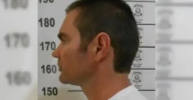 A corrida contra o tempo já começou, e o que está em jogo pode mudar completamente o valor de uma delação antes mesmo de ela chegar ao Supremo. Mas por que tanta pressa agora? Porque a defesa de Daniel Vorcaro decidiu acelerar, nos próximos dias, a apresentação de uma proposta de delação premiada. O movimento não surgiu por acaso. Ele ganhou urgência diante de uma ação que avança no STF e que pode impor novas restrições a esse tipo de acordo. E por que isso preocupa tanto os advogados? Porque o processo já foi liberado para julgamento no plenário por Alexandre de Moraes, e a eventual mudança pode atingir exatamente o tipo de estratégia que está sendo montada neste momento. Se as regras mudarem antes da formalização, o caminho pode ficar mais estreito. Mas o que exatamente pode mudar? Um dos pontos mais sensíveis é a possibilidade de impedir medidas como buscas e apreensões baseadas exclusivamente em declarações de delatores. Parece técnico, mas o efeito é direto: se a palavra do colaborador perder força prática sem provas adicionais imediatas, a utilidade do acordo pode diminuir logo na largada. E isso afeta só uma etapa do processo? Não. Há outro ponto que amplia a tensão. Também está em discussão o peso das chamadas delações cruzadas, quando mais de uma pessoa ligada ao mesmo caso negocia colaboração. E é aqui que muita gente se surpreende: esse tipo de arranjo, se não vier acompanhado de provas extras, pode ser considerado insuficiente do ponto de vista probatório. Então a defesa corre para fechar tudo antes? Essa é a intenção, mas há um detalhe que quase ninguém percebe: acelerar não significa concluir rapidamente. O caso está apenas na segunda etapa das tratativas. Em 19 de março, foi assinado um termo de confidencialidade com a Polícia Federal e o Ministério Público Federal, passo que abriu formalmente a negociação. E por que esse ponto chama atenção? Porque, pela primeira vez, PF e MPF conduzem juntos uma negociação desse tipo. A escolha não foi casual. A ideia é evitar fragilidades que possam comprometer a validade do acordo mais adiante. Só que isso também torna a análise mais cuidadosa, e portanto menos simples de fechar no curto prazo. Se não há prazo legal para formalizar os anexos, por que a urgência continua? Porque o relógio político e jurídico corre mais rápido que o relógio formal. Diante da entrega dos elementos e de uma avaliação preliminar positiva, o acordo deverá seguir para homologação de André Mendonça, relator do caso no STF. O problema é que, até chegar lá, o ambiente jurídico pode já ter mudado. Mas o que aconteceu depois que a intenção de colaborar foi apresentada? No mesmo dia, Vorcaro foi transferido da Penitenciária Federal de Brasília para a carceragem da PF. Isso parece apenas um detalhe logístico, mas muda bastante coisa. O novo local tem regras mais flexíveis para o acesso de advogados, o que facilita a preparação da proposta. E por que esse contexto pesa tanto? Porque ele está preso preventivamente desde 4 de março, na terceira fase da Operação Compliance Zero. A investigação apura a venda de carteiras de crédito fraudulentas ao Banco de Brasília. Além disso, ele também é apontado como possível líder de uma organização criminosa que teria até um braço armado para intimidar adversários. Isso significa que a delação pode sair logo? Não necessariamente. E aqui está o ponto que muda tudo: investigadores da PF e do MPF avaliam que o acordo dificilmente será concluído no curto prazo. A razão é a complexidade do caso, que exige análise detalhada dos anexos, verificação das declarações e checagem das provas apresentadas. Então o relato dele, sozinho, não basta? Exatamente. Apenas a narrativa de Vorcaro não será suficiente para viabilizar a colaboração. Há necessidade de novos fatos relevantes. Além disso, a PF analisa dados extraídos de oito celulares apreendidos em diferentes fases da investigação, inclusive em operações realizadas em São Paulo em março. E o que falta para o acordo realmente avançar? Falta algo decisivo: indicar nomes de pessoas que estariam em posição superior na suposta organização criminosa. É esse ponto que pode dar peso real à colaboração. No fim, a pressa da defesa não é apenas para apresentar uma delação. É para tentar fazer com que ela nasça antes que o STF redesenhe as regras do jogo — e antes que a própria investigação exija mais do que o ex-banqueiro talvez esteja pronto para entregar.