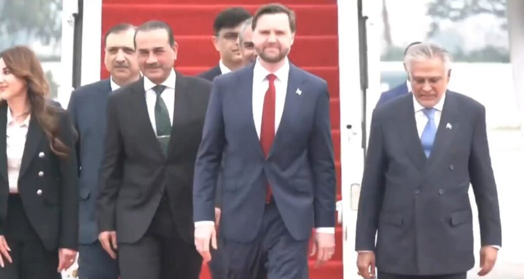 Tudo parecia apenas mais uma chegada diplomática, mas o que começou neste sábado pode decidir se uma trégua frágil resiste ou desmorona de vez. Por que essa chegada chama tanta atenção? Porque ela acontece num momento em que o tempo corre contra todos os envolvidos. Há um cessar-fogo temporário em vigor, com prazo de duas semanas, e esse prazo termina em 22 de abril. Quando uma pausa tem data para acabar, qualquer conversa deixa de ser protocolo e passa a ser pressão real. Mas pressão sobre quem, exatamente? Sobre os Estados Unidos, sobre o Irã e, de forma silenciosa, também sobre quem recebe essas delegações. As conversas estão sendo realizadas em Islamabad, no Paquistão, que virou o ponto de encontro de lados que ainda tentam medir até onde podem ceder. Só que, se o local está definido, o mesmo não pode ser dito sobre o restante. E é aí que a maioria se surpreende: o cronograma das negociações com o Irã ainda está incerto. Como assim uma negociação tão sensível começa sem agenda clara? Essa é justamente uma das partes mais reveladoras. Segundo o The New York Times, não está claro quantas reuniões a delegação norte-americana fará neste período. Ou seja, há presença, há expectativa, há movimentação intensa, mas ainda não há um desenho totalmente visível do que virá a seguir. E quando nem o calendário está fechado, o que isso diz sobre o clima das conversas? Diz que o ambiente é cauteloso. Antes de embarcar, J.D. Vance adotou um tom que mistura abertura e aviso. Ele disse esperar negociações “positivas”, mas deixou claro que a disposição depende da postura iraniana. Se houver boa-fé, ótimo. Se houver tentativa de enganar os americanos, a equipe não será receptiva. Mas há um detalhe que quase ninguém percebe: esse tipo de declaração não serve apenas para o outro lado. Ela também prepara o terreno político antes mesmo da primeira conversa decisiva. E quem está nessa delegação dos EUA? A resposta ajuda a medir o peso do encontro. Além do vice-presidente J.D. Vance, estão Steve Witkoff, enviado especial da Casa Branca para o Oriente Médio, e Jared Kushner, assessor e genro do presidente Donald Trump. A presença desses nomes indica que Washington não tratou a viagem como uma visita secundária. Mas se os americanos chegaram com figuras centrais, o outro lado fez o mesmo? Fez, e talvez de forma ainda mais ampla. A delegação iraniana chegou a Islamabad na noite de sexta-feira e inclui o ministro das Relações Exteriores, Abbas Araghchi, e o presidente do Parlamento iraniano, Mohammad Bagher Ghalibaf. Segundo o New York Times, o grupo iraniano tem pelo menos 70 pessoas. Isso inclui diplomatas, negociadores experientes, especialistas em finanças e sanções, oficiais militares e consultores jurídicos. O que acontece depois muda tudo, porque esse tamanho revela que a conversa não gira em torno de um único tema isolado. Então o que está realmente em jogo? As negociações acontecem em meio a divergências sobre ataques israelenses no Líbano e sobre o controle iraniano do estreito de Ormuz, fatores que abalaram o acordo temporário de cessar-fogo. Isso significa que a paz discutida agora não depende apenas de promessas genéricas, mas de temas que tocam segurança, influência regional e estabilidade estratégica. E se esses pontos já são delicados por si só, há outro elemento que reacende a tensão. Qual? A cobrança sobre o compromisso do governo Trump com suas obrigações. Essa observação foi feita por Mohammad Marandi, professor que integra a delegação iraniana. Em publicação no X, ele afirmou que essa questão vem sendo abordada e que, desde a chegada de Vance, as discussões e as pressões sobre o lado americano se intensificaram. Isso muda a leitura inicial, porque mostra que os EUA não chegam apenas para cobrar: também chegam sendo cobrados. E o Paquistão, qual papel exerce nisso tudo? Não é apenas o país anfitrião. O primeiro-ministro Shehbaz Sharif já iniciou rodadas de negociações com a delegação iraniana, e a equipe paquistanesa inclui Mohsin Naqvi, ministro do Interior, e Ishaq Dar, ministro das Relações Exteriores. Além disso, a delegação dos EUA já teve um encontro bilateral com autoridades paquistanesas. A Casa Branca, porém, ainda não divulgou comunicado sobre essa reunião. E esse silêncio levanta outra pergunta inevitável. Se houve encontro, por que ainda não há mensagem oficial? Talvez porque, neste momento, cada palavra pese tanto quanto cada gesto. Em negociações desse tipo, o que não é dito também comunica. O ponto principal, no fim, é este: a delegação dos EUA já está no Paquistão, o Irã também, a trégua tem prazo para acabar, mas o roteiro das conversas ainda permanece indefinido. E quando todos chegam à mesa sem revelar exatamente até onde pretendem ir, a paz deixa de ser uma promessa e vira um teste que ainda está só começando.