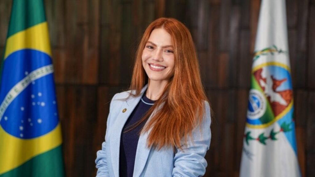 Quem é a deputada mais endividada do Brasil? Sarah Poncio, deputada estadual pelo Solidariedade-RJ, é a parlamentar mais endividada do país, com uma dívida de R$ 1,7 bilhão em impostos com a União. Como a dívida de Sarah Poncio chegou a R$ 1,7 bilhão? A dívida de Sarah Poncio está ligada a um grupo empresarial familiar do setor de tabaco, principalmente por sonegação de IPI, somando R$ 1,3 bilhão. Quando a dívida de Sarah Poncio começou a crescer? A dívida começou a crescer significativamente após Sarah assumir seu cargo na Alerj em 2025, aumentando R$ 200 milhões desde então. Quais impostos Sarah Poncio deve à União? Além do IPI, Sarah Poncio deve valores expressivos de Cofins, IRPJ e PIS, contribuindo para o montante bilionário. Qual é o impacto da dívida de Sarah Poncio na sua imagem pública? Sarah é conhecida como a "deputada mais endividada do Brasil", o que afeta sua reputação, apesar de manter uma presença ativa nas redes sociais. Como a família Poncio está envolvida na dívida? O passivo total da família Poncio chega a quase R$ 3 bilhões, com débitos também dos pais de Sarah, Márcio e Simone Poncio. Por que a família Poncio é considerada devedora contumaz? A repetição de sócios em 21 empresas e a associação dos CPFs aos mesmos CNPJs devedores levam a essa classificação, indicando sonegação intencional. Quem é Márcio Poncio e qual seu papel na dívida? Márcio Poncio, conhecido como "Pastor do Cigarro", é pai de Sarah e parte do grupo empresarial familiar envolvido na dívida bilionária. Qual é a relação entre as redes sociais e a dívida de Sarah Poncio? Apesar da dívida, Sarah mantém 3,4 milhões de seguidores nas redes sociais, focando em estilo de vida e maternidade, o que pode desviar a atenção do público. Como a dívida de Sarah Poncio afeta sua atuação política? A dívida pode impactar sua credibilidade e eficácia como deputada, embora ainda não tenha impedido sua atuação na Alerj. O que a Procuradoria-Geral da Fazenda Nacional diz sobre a dívida? A PGFN revela que o valor da dívida de Sarah Poncio cresceu R$ 200 milhões desde 2025, destacando a gravidade do caso. Quais são as consequências legais para devedores contumazes? Devedores contumazes podem enfrentar ações judiciais, bloqueio de bens e restrições de crédito, complicando ainda mais sua situação financeira. Como a dívida de Sarah Poncio se compara a outros devedores no Brasil? Sarah está entre os maiores devedores do país, destacando-se pela magnitude do débito vinculado ao seu CPF. Qual é o papel do setor de tabaco na dívida de Sarah Poncio? O setor de tabaco, onde a família Poncio atua, é central na dívida, especialmente pela sonegação de IPI, que representa a maior parte do débito. Como a dívida de Sarah Poncio pode ser resolvida? A resolução pode envolver negociações com a União, pagamento parcelado ou ações judiciais, mas o montante elevado torna o processo complexo.