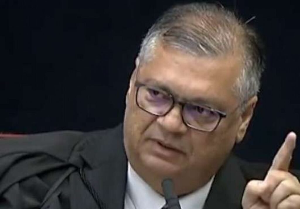 O que motivou a decisão do ministro Flávio Dino contra o deputado Coronel Meira? A decisão foi motivada por declarações ameaçadoras feitas pelo deputado durante uma audiência pública na Câmara dos Deputados, em que ele mencionou resolver problemas "no braço" e "na bala", interpretadas como ameaças. Quais foram as medidas cautelares impostas ao deputado? O deputado deve manter uma distância mínima de 50 metros do militar envolvido e abster-se de qualquer forma de contato, inclusive por meios digitais, como telefone e e-mail. Qual foi o contexto do desentendimento entre o deputado e o militar? O desentendimento ocorreu durante uma reunião da Comissão de Segurança Pública, que discutia o significado de tatuagens no contexto criminal, onde houve troca de ofensas entre o deputado e o coronel Elias Miler. Como o deputado Coronel Meira justificou suas declarações? Ele afirmou que suas declarações ocorreram no exercício regular de seu mandato e dentro do ambiente parlamentar, argumentando que a decisão judicial pode dificultar sua atuação na Câmara. Quais foram as alegações do militar envolvido no caso? O coronel Elias Miler relatou que o deputado se dirigiu a ele de forma ofensiva e mencionou uma publicação crítica à atuação do parlamentar, o que agravou o clima de tensão. Qual foi a reação do deputado à decisão judicial? O deputado encaminhou um pedido ao presidente da Câmara para revisar o credenciamento do militar envolvido, buscando contornar a restrição imposta pela decisão judicial. Por que a decisão judicial considerou a gravidade das declarações do deputado? A decisão destacou a gravidade das declarações devido ao teor ameaçador e ao fato de o parlamentar possivelmente possuir porte de arma de fogo, aumentando o risco à segurança. Como a decisão pode impactar a atuação do deputado na Câmara? A decisão pode dificultar a circulação do deputado nos espaços comuns da Câmara, limitando seu contato com o militar e afetando sua atuação parlamentar. Quais foram as consequências imediatas do episódio na Câmara? Além das medidas cautelares, o episódio gerou tensão e debate sobre a conduta de parlamentares e a necessidade de manter um ambiente seguro e respeitoso nas discussões. Como o caso reflete sobre a segurança e o comportamento no ambiente parlamentar? O caso levanta questões sobre a segurança e o comportamento esperado de parlamentares, destacando a importância de manter um ambiente de respeito e diálogo construtivo. Quais são as implicações legais para o deputado Coronel Meira? As medidas cautelares impostas pelo STF podem ter implicações legais, restringindo suas ações e contatos, e podem influenciar futuras decisões judiciais sobre sua conduta. Como o público e a mídia reagiram ao episódio? O episódio gerou ampla cobertura midiática e debate público, com opiniões divididas sobre a conduta do deputado e a decisão judicial, refletindo a polarização política atual. O que o caso revela sobre a dinâmica política atual no Brasil? O caso evidencia a tensão e polarização na política brasileira, com debates acalorados e a necessidade de medidas para garantir a segurança e o respeito nas instituições democráticas. Quais são os próximos passos esperados no caso? Espera-se que o deputado e seus advogados busquem reverter ou ajustar as medidas cautelares, enquanto o caso continua a ser monitorado por autoridades e pela mídia.