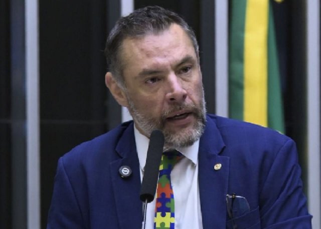 O que aconteceu com o deputado Fernando Marangoni? Fernando Marangoni foi denunciado por violência doméstica. Sua companheira prestou depoimento na Delegacia de Defesa da Mulher em Santo André, SP. Qual foi a reação dos vizinhos? Vizinhos relataram gritos vindos do imóvel, o que levou agentes a irem até o local. Qual é a posição de Fabiana sobre o ocorrido? Fabiana afirmou que não houve espancamento, mas um desentendimento seguido de agressão. O que Fabiana deseja após o incidente? Ela quer que o deputado saia do apartamento onde vivem. Qual é a situação política de Marangoni atualmente? Ele se filiou recentemente ao partido Podemos, após deixar o União Brasil. Como foi a cerimônia de filiação ao Podemos? O evento ocorreu na sede nacional do partido em São Paulo, com a presença de lideranças políticas. Qual foi a trajetória política de Marangoni antes do incidente? Marangoni foi secretário de Habitação de Santo André e secretário-adjunto de Habitação do Estado de SP. Como foi a eleição de Marangoni como deputado federal? Ele foi eleito em 2022 com 89 mil votos, sendo o primeiro deputado de Santo André em 20 anos. Qual é a posição do Podemos sobre a denúncia? Até o momento, o partido não se manifestou sobre o caso. Quem é J.R. Guzzo e qual sua relação com a imprensa? J.R. Guzzo é jornalista, foi um dos criadores da revista Veja e atualmente escreve para o Estado de S. Paulo e Gazeta do Povo. Qual é a contribuição de Guzzo para o jornalismo? Ele dirigiu a Veja por 15 anos, aumentando sua circulação significativamente, e criou a revista Exame. Quem é Antonio Cabrera e qual sua atuação no agronegócio? Antonio Cabrera é veterinário e presidente do Grupo Cabrera, atuando no agronegócio e foi ministro da Agricultura. Qual foi o papel de Cabrera no governo Collor? Ele foi ministro da Agricultura e Reforma Agrária durante o governo de Fernando Collor. Qual é a experiência de Cabrera em entidades agrícolas? Cabrera é membro de várias entidades nacionais e internacionais e cônsul honorário da Espanha. Quem é o jornalista e escritor carioca mencionado? Ele é autor de livros como "Manual do Covarde" e "O Império do Oprimido", além de ser roteirista de TV. Qual é a contribuição desse escritor para o debate contemporâneo? Ele é uma voz de destaque no debate contemporâneo, abordando temas políticos e sociais. Quem é a ex-atleta mencionada e qual sua carreira esportiva? Ela é ex-atleta da Seleção Brasileira de Voleibol, medalhista olímpica e bicampeã mundial no vôlei de praia. Qual é a atuação atual da ex-atleta? Ela vive em Los Angeles, cursa Ciência Política na UCLA e é uma figura do pensamento liberal-conservador. Como a denúncia contra Marangoni pode impactar sua carreira política? A denúncia pode afetar sua imagem pública e influenciar sua posição dentro do partido e na política. Quais são as possíveis consequências legais para Marangoni? Ele pode enfrentar investigações e, dependendo do resultado, possíveis sanções legais. Como a sociedade vê casos de violência doméstica envolvendo figuras públicas? Casos assim geram grande repercussão e cobram respostas rápidas e efetivas das autoridades e partidos. O que se espera do Podemos em relação ao caso? Espera-se que o partido se pronuncie e tome medidas adequadas conforme o desenrolar das investigações. Como a mídia pode influenciar a percepção pública sobre o caso? A cobertura midiática pode moldar a opinião pública, destacando aspectos específicos do caso. Qual é a importância de figuras públicas manterem uma imagem positiva? Manter uma imagem positiva é crucial para a confiança do público e a eficácia na atuação política. Como a denúncia pode afetar a vida pessoal de Marangoni? Pode causar tensões familiares e afetar suas relações pessoais e profissionais. O que a sociedade pode aprender com casos de violência doméstica? A importância de discutir e combater a violência doméstica, promovendo respeito e igualdade. Como a justiça deve proceder em casos envolvendo políticos? Deve agir com imparcialidade, garantindo que todos sejam tratados igualmente perante a lei. Qual é o papel das redes sociais em casos de violência doméstica? Elas amplificam a discussão, permitindo que mais pessoas se informem e se posicionem sobre o tema. Como a denúncia pode impactar futuras eleições? Pode influenciar a percepção dos eleitores sobre candidatos e partidos, afetando resultados eleitorais. O que se espera das autoridades em casos de violência doméstica? Espera-se que atuem com rigor e celeridade, garantindo proteção às vítimas e justiça.