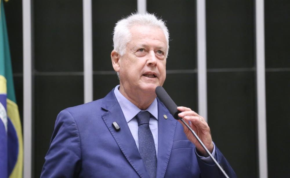 Uma proposta apresentada em Brasília quer colocar o Estado no centro de uma das disputas mais estratégicas da economia moderna — e isso levanta uma pergunta inevitável: por quê agora? A resposta começa em um ponto que parece técnico, mas está longe de ser secundário. O projeto trata das chamadas terras raras e de outros minerais estratégicos, matérias-primas consideradas essenciais para áreas como transição energética, defesa e indústria de alta tecnologia. Mas se esses minerais já são vistos como valiosos, por que criar uma nova estrutura para lidar com eles? Porque a ideia não é atuar só em uma etapa. O texto apresentado prevê uma empresa estatal com atuação em toda a cadeia produtiva, da pesquisa geológica à exploração, do processamento à industrialização, chegando até a comercialização. E é justamente aqui que muita gente para para pensar: estamos falando apenas de mineração ou de algo bem maior? A proposta indica algo maior. A empresa seria vinculada ao Ministério de Minas e Energia e poderia participar diretamente de projetos de mineração ou entrar por meio de parcerias com o setor privado. Isso abre outra dúvida importante: se há espaço para o setor privado, então qual seria exatamente o papel do Estado? Segundo o projeto, a União manteria o controle acionário da companhia. Ao mesmo tempo, haveria possibilidade de entrada de investidores privados, bancos públicos, fundos soberanos e outras empresas no capital. Parece uma fórmula híbrida. Mas há um detalhe que quase ninguém percebe de imediato: quando o controle permanece com a União, o sinal político da proposta vai além do desenho empresarial. E que sinal é esse? Na justificativa, o autor afirma que a iniciativa busca fortalecer a soberania nacional e inserir o Brasil de forma mais competitiva na geopolítica dos minerais críticos. Isso muda o foco da discussão. Já não se trata apenas de abrir uma empresa, mas de definir quem deve liderar um setor visto como estratégico. Só que essa ambição encontra um obstáculo quase imediato: ela tem chance real de avançar? É aqui que a maioria se surpreende. Segundo fontes ouvidas pela CNN, a proposta enfrenta resistência no Congresso e tem baixa probabilidade de seguir adiante. A avaliação é que o projeto tem caráter mais político. Mas se a chance de aprovação é pequena, por que ele chama tanta atenção? Porque o que acontece em volta dele ajuda a explicar seu peso. Mesmo com baixa perspectiva de avanço, a proposta sinaliza que existe, dentro de setores ligados ao governo, uma corrente favorável a maior controle estatal sobre minerais estratégicos. E isso leva a uma nova pergunta: essa visão está sozinha no debate? Não. Paralelamente, tramita na Câmara, em regime de urgência, o marco legal dos minerais críticos. E o contraste entre os dois caminhos é o ponto que muda tudo. Enquanto a proposta da nova estatal aponta para presença mais forte do Estado, o outro texto tem foco na abertura de mercado e na atração de investimentos privados. Em vez de criar uma empresa pública, a linha em discussão no marco legal inclui mecanismos como incentivos fiscais e estímulos à agregação de valor no país. Então os dois projetos disputam o mesmo espaço? Em parte, sim. Ambos se relacionam ao futuro dos minerais críticos no Brasil, mas partem de lógicas diferentes. E há mais um elemento decisivo: o relator do marco legal, Arnaldo Jardim, já descartou incluir medidas como a criação de uma nova estatal ou restrições à exportação desses minerais. Isso reduz ainda mais o espaço político da proposta apresentada pelo deputado. Mas onde essa eventual estatal atuaria, se saísse do papel? O texto prevê prioridade para áreas com reservas conhecidas, como Minas Gerais, Goiás, Bahia, Amazonas e Sergipe, além da criação de polos industriais ligados à cadeia de terras raras. A pergunta que fica é simples: isso seria um plano de desenvolvimento industrial ou uma tentativa de reposicionar o Estado em um setor sensível? A resposta, por enquanto, não está no desfecho legislativo, mas no movimento político em si. O deputado Rodrigo Rollemberg, do PSB-DF, apresentou um projeto para autorizar a criação da Terras Raras Brasileiras S.A., a Terrabras. E o ponto principal aparece justamente no fim dessa história: mesmo com baixa chance de aprovação, a proposta expõe uma disputa maior sobre quem deve comandar o futuro dos minerais estratégicos no Brasil — o mercado, o Estado ou uma combinação dos dois. O projeto pode não avançar, mas a discussão que ele acendeu está longe de terminar.