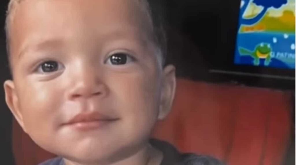 O que aconteceu com o bebê José Arthur Sousa Barros? José Arthur, de um ano e sete meses, desapareceu em 26 de março em Eldorado dos Carajás, Pará, enquanto brincava com a irmã e a prima. Sua mãe, Geyciara Souza, estava lavando roupa quando percebeu o sumiço. Quais foram as medidas tomadas após o desaparecimento? A família iniciou buscas imediatas, mas sem sucesso. Autoridades locais, incluindo a Polícia Militar e o Corpo de Bombeiros, foram acionadas para ajudar nas buscas. Como a Marinha está contribuindo nas buscas? A Marinha enviou uma equipe especializada com tecnologia de varredura subaquática para investigar um trecho de três quilômetros de um rio próximo à casa do menino. Qual foi a descoberta feita durante as buscas? Durante a varredura, foi encontrada uma peça de roupa com pedras e manchas semelhantes a sangue, que foi entregue para análise laboratorial. Como a família está lidando com o desaparecimento? A mãe, Geyciara Souza, expressou sua dor e saudade nas redes sociais, mencionando o quanto ela e os irmãos de José Arthur sentem falta dele.