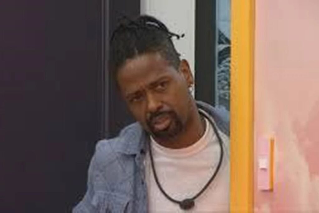 Bastou um movimento em direção ao **confessionário** para acender um alerta dentro e fora da casa. O que aconteceu com **Leandro Boneco** no **BBB 26**? Na manhã desta quarta-feira, **8 de abril**, o brother precisou receber **atendimento médico** após relatar um **mal-estar**. A situação rapidamente chamou atenção dos outros participantes e também dos internautas, que passaram a tentar entender o que estava acontecendo. Mas por que o momento gerou tanta preocupação? Porque, antes de a informação oficial ser esclarecida, muita gente acreditou que Leandro estaria tentando apertar o **botão de desistência** para deixar o programa. A cena levantou dúvidas imediatas e alimentou especulações nas redes sociais. Ele realmente quis sair do reality? Não, segundo a equipe do participante. A explicação divulgada foi direta: **Leandro Boneco não tentou desistir do programa**. De acordo com o comunicado, ele teve um mal-estar e, naquele momento, estava recebendo atendimento médico. E dentro da casa, o que foi informado aos brothers? A atualização veio pela própria **Voz** do programa, que interrompeu a rotina dos participantes para esclarecer a situação. O aviso foi objetivo e buscou conter a apreensão que já se espalhava entre os confinados. Qual foi a mensagem dada? A comunicação foi a seguinte: **“Atenção, todos! Para a ciência de todos, o Leandro está em atendimento médico. Ele está bem.”** Com isso, os brothers receberam a confirmação de que havia um acompanhamento em andamento e, ao mesmo tempo, a sinalização de que o estado dele não era grave, segundo o que foi informado naquele momento. Então por que a tensão continuou? Porque a ida ao confessionário, em um contexto como o do programa, sempre desperta interpretações imediatas. Quando isso acontece em meio a um mal-estar, a reação do público costuma ser ainda mais intensa, principalmente quando as imagens circulam antes de uma explicação oficial mais completa. Houve posicionamento da equipe dele? Sim. A manifestação reforçou exatamente o que já havia sido indicado no programa: **“Boneco NÃO tentou desistir do programa. Ele teve um mal-estar e, neste momento, está recebendo atendimento médico. Seguimos acompanhando e qualquer atualização será comunicada pelos canais oficiais”**. O que se sabe, então, até aqui? Sabe-se que **Leandro Boneco** entrou no confessionário na manhã de **8/4**, recebeu **atendimento médico**, preocupou os brothers e o público, e teve seu estado de saúde atualizado pela produção com a informação de que **ele está bem**. Também se sabe que a suspeita de tentativa de desistência foi negada por sua equipe, que atribuiu a ida ao confessionário ao mal-estar. E o que ficou no centro de toda a repercussão? Justamente a dúvida que surgiu no primeiro momento: ele teria desistido? A resposta dada até agora é não. O que houve, segundo as informações divulgadas, foi um **mal-estar**, seguido de **atendimento médico** e de um comunicado oficial para tranquilizar a casa: **Leandro está em atendimento médico. Ele está bem.**