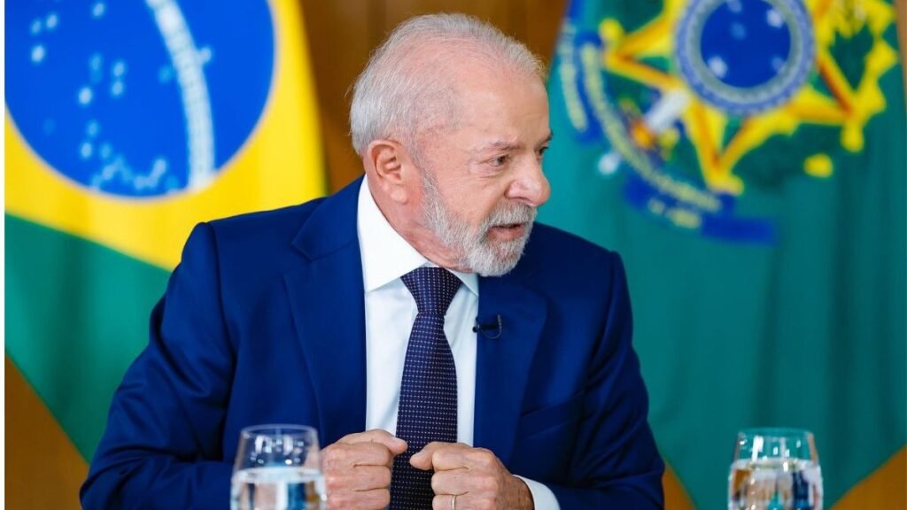 **Deu ruim mesmo — e os números mostram isso antes mesmo de qualquer discurso tentar suavizar o cenário.** Mas o que exatamente aconteceu para a **reprovação** subir justamente agora, quando o calendário político começa a apertar? A resposta está em uma combinação de desgaste, percepção pública e timing. Segundo pesquisa **Datafolha**, a aprovação do presidente **Lula** caiu de **47% para 45%** entre março e abril, enquanto a reprovação avançou de **49% para 51%**. Parece uma oscilação pequena? Pode até parecer. Só que, quando isso acontece a menos de seis meses do **primeiro turno**, o peso político muda de tamanho. E por que esse movimento chama tanta atenção se a variação está dentro de um ambiente já polarizado? Porque não se trata apenas de um número isolado. Há outro dado que amplia o sinal de alerta: entre os entrevistados, **40%** consideram o governo **ruim ou péssimo**, enquanto **29%** avaliam como **ótimo ou bom**. O restante se distribui em outras faixas de percepção, mas é justamente essa distância entre avaliação positiva e negativa que acende a dúvida mais importante: isso é um tropeço momentâneo ou um desgaste mais profundo? A resposta ainda não é definitiva, e é aí que a leitura fica mais interessante. O levantamento mostra que a queda não aparece sozinha. A avaliação positiva também recuou, saindo de **32% para 29%**. Ou seja, não foi apenas a rejeição que cresceu: a base de avaliação favorável também encolheu. E quando os dois movimentos acontecem ao mesmo tempo, surge uma pergunta inevitável: o que está empurrando essa percepção para baixo? Segundo a **Folha de S. Paulo**, um dos fatores que pressionaram esse cenário foi a condução do caso **Banco Master**, apontado como um escândalo que desgastou a imagem do governo e também do **STF**. Mas esse não é o único ponto. **Juros altos** e a **guerra no Irã**, com potencial de elevar a **inflação no Brasil**, também aparecem como elementos que teriam contribuído para o recuo da aprovação. E aqui está um detalhe que muita gente ignora: nem sempre a percepção do eleitor depende apenas de decisões diretas do governo. Às vezes, o impacto vem da soma entre crise, custo de vida e sensação de instabilidade. Mas será que esse desgaste atinge todos da mesma forma? Não. E é justamente nesse recorte que a maioria se surpreende. A avaliação positiva é maior entre os **mais velhos** (**36%**), os **menos instruídos** (**43%**) e os **nordestinos** (**41%**). Já a percepção de governo **ruim ou péssimo** cresce entre os **mais instruídos** (**49%**), os **sulistas** (**49%**), os **evangélicos** (**52%**) e quem recebe **mais de dez salários mínimos** (**58%**). O que isso revela? Que o desgaste não é uniforme — ele se concentra mais em alguns grupos e preserva força em outros. Só que há um ponto que muda a leitura de tudo isso. Mesmo com a reprovação em **51%**, Lula ainda aparece em situação melhor do que a do ex-presidente **Jair Bolsonaro** no mesmo momento do mandato. Nesta altura, Bolsonaro tinha **46%** de **ruim ou péssimo**, **28%** de **regular** e **25%** de **ótimo ou bom**. Então isso significa que o cenário atual é menos grave do que parece? Não exatamente. O que acontece depois dessa comparação é o que realmente importa. Estar melhor do que um antecessor em determinado recorte não elimina o problema atual. O dado central continua sendo este: a **reprovação ultrapassou a metade** dos entrevistados justamente quando o ambiente eleitoral começa a ganhar forma. E quando isso acontece, cada novo episódio, cada oscilação econômica e cada percepção de crise passam a ter efeito ampliado. Mas há outro detalhe que quase ninguém percebe: a pesquisa ouviu **2.004 eleitores** em **137 cidades brasileiras**, entre os dias **7 e 9**, com **margem de erro de dois pontos percentuais**. Isso significa que o retrato tem limites estatísticos, mas ainda assim aponta uma direção clara. E essa direção, neste momento, não favorece o governo. Então qual é o ponto principal? Que a notícia não está apenas na subida da **reprovação para 51%**, mas no momento em que isso acontece, nos grupos em que esse desgaste se concentra e nos fatores que ajudam a explicar a mudança. O número, sozinho, já pesa. Mas o contexto em volta dele pesa ainda mais. E o que isso pode provocar daqui para frente é justamente a parte que ainda não está totalmente respondida.