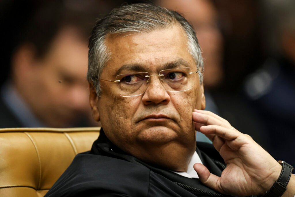 Por que Flávio Dino defende o CNJ como árbitro da ética na magistratura? Flávio Dino acredita que o CNJ tem um papel insubstituível no debate sobre ética na magistratura, garantindo que os juízes sigam padrões éticos rigorosos. Qual é a importância do CNJ no sistema judiciário brasileiro? O CNJ atua como um órgão regulador, assegurando que a conduta dos magistrados esteja alinhada com princípios éticos e legais, promovendo transparência e confiança no judiciário. Como a declaração de Dino impacta a percepção pública sobre o CNJ? A declaração reforça a importância do CNJ, destacando sua função crucial na manutenção da integridade e ética no sistema judiciário, o que pode aumentar a confiança pública. O que motivou Flávio Dino a fazer essa declaração? A declaração foi feita após o presidente do STF, Edson Fachin, abordar questões relacionadas à ética na magistratura, destacando a relevância do CNJ nesse contexto. Qual é a relação entre o STF e o CNJ no contexto da ética na magistratura? O STF e o CNJ trabalham juntos para garantir que os magistrados sigam padrões éticos, com o CNJ atuando como um órgão de supervisão e o STF como a mais alta instância judicial. Como o CNJ pode influenciar a conduta dos magistrados? O CNJ estabelece diretrizes e normas que orientam a conduta dos magistrados, além de investigar e punir desvios éticos, promovendo um ambiente de responsabilidade. Quais são as possíveis consequências de um CNJ fortalecido? Um CNJ fortalecido pode levar a uma maior transparência e responsabilidade no judiciário, aumentando a confiança pública e garantindo que os magistrados ajam de acordo com padrões éticos. Como a ética na magistratura afeta o sistema judiciário como um todo? A ética na magistratura é fundamental para a justiça, garantindo decisões imparciais e justas, o que fortalece a confiança no sistema judiciário e na democracia. Por que a ética é tão crucial para os magistrados? A ética assegura que os magistrados ajam com integridade, imparcialidade e justiça, princípios essenciais para a credibilidade e legitimidade do sistema judiciário. Quais desafios o CNJ enfrenta ao atuar como árbitro da ética? O CNJ enfrenta desafios como a resistência a mudanças, a necessidade de recursos adequados e a complexidade de investigar e julgar condutas éticas de magistrados. Como a sociedade pode se beneficiar de um CNJ atuante? Um CNJ atuante promove um judiciário mais transparente e responsável, o que pode aumentar a confiança pública e garantir que os direitos dos cidadãos sejam protegidos. O que o futuro reserva para o CNJ no contexto da ética na magistratura? O futuro do CNJ pode incluir um papel ainda mais ativo na promoção da ética, com novas diretrizes e tecnologias para monitorar e garantir a conduta adequada dos magistrados. Como a declaração de Dino pode influenciar futuras políticas do CNJ? A declaração pode incentivar o CNJ a reforçar suas políticas e práticas, buscando sempre aprimorar a ética e a responsabilidade no judiciário. Qual é o papel do público na promoção da ética na magistratura? O público pode exigir transparência e responsabilidade, apoiando iniciativas que fortaleçam o CNJ e promovam a ética no sistema judiciário. Como o CNJ pode evoluir para enfrentar novos desafios éticos? O CNJ pode adotar novas tecnologias, capacitar seus membros e atualizar suas diretrizes para enfrentar desafios éticos emergentes e garantir um judiciário justo e transparente.