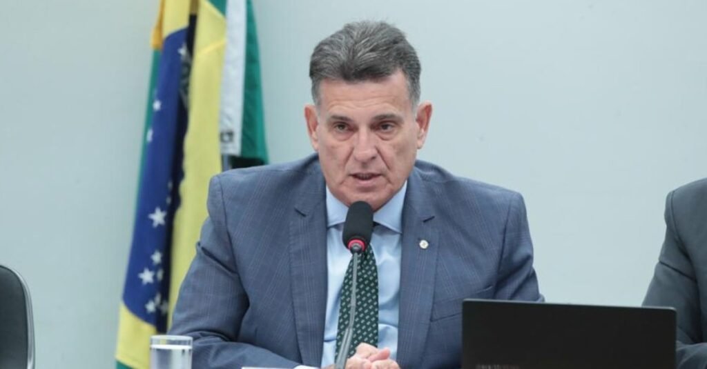 Por que Flávio Dino impôs medida restritiva ao deputado Coronel Meira? O ministro Flávio Dino, do STF, determinou medida restritiva contra Coronel Meira após ameaças feitas ao coronel Elias Miler. Meira deve manter distância mínima de 50 metros de Miler e está proibido de tentar contato. O que motivou a decisão de Flávio Dino? A decisão foi motivada por um vídeo em que Meira afirma que resolveria questões "na bala" fora da Câmara, após desentendimento com Miler. Qual foi o contexto das ameaças de Coronel Meira? As ameaças ocorreram durante uma sessão da Comissão de Segurança Pública, onde Meira se referiu a Miler de forma ofensiva e ameaçadora. O que Coronel Meira disse sobre Elias Miler? Meira afirmou que não cumprimentaria Miler, chamando-o de "filho da puta", e reiterou que resolveria problemas "no braço" dentro da Câmara e "na bala" fora dela. Qual foi a reação de Elias Miler às ameaças? Miler, presidente da Amebrasil, apresentou queixa-crime contra Meira, destacando o histórico de violência do deputado. Por que a defesa de Miler considera Meira perigoso? A defesa de Miler argumenta que Meira é contumaz em atos de violência, com várias representações no Conselho de Ética e em Pernambuco. O que Flávio Dino destacou sobre Coronel Meira? Dino destacou que Meira ostenta a patente de coronel, indicando a possibilidade de portar arma de fogo, aumentando a gravidade das ameaças. Qual é o histórico de Coronel Meira no Conselho de Ética? Meira já foi representado no Conselho de Ética por atos de violência e declarações agressivas, reforçando a necessidade de medidas restritivas. Como a declaração de Meira foi divulgada? A declaração foi noticiada pelo Congresso em Foco, destacando a gravidade das ameaças feitas por Meira. Qual foi a repercussão das ameaças de Meira? As ameaças geraram preocupação sobre a segurança de Miler e a conduta de Meira, levando à intervenção do STF. O que a medida restritiva imposta a Meira implica? Meira deve manter distância de 50 metros de Miler e está proibido de qualquer contato, visando proteger a integridade de Miler. Como a patente de Meira influencia a decisão de Dino? A patente de coronel sugere que Meira pode portar arma, aumentando o risco associado às suas ameaças. Qual é a importância da decisão de Flávio Dino? A decisão visa garantir a segurança de Miler e reforçar que ameaças não serão toleradas, mesmo em contextos políticos. O que a decisão de Dino representa para o ambiente político? A decisão sinaliza que comportamentos violentos e ameaçadores serão enfrentados com medidas legais, promovendo um ambiente político mais seguro. Como a medida restritiva pode impactar Coronel Meira? A medida limita a liberdade de Meira e pode afetar sua atuação política, além de reforçar a necessidade de conduta ética.
