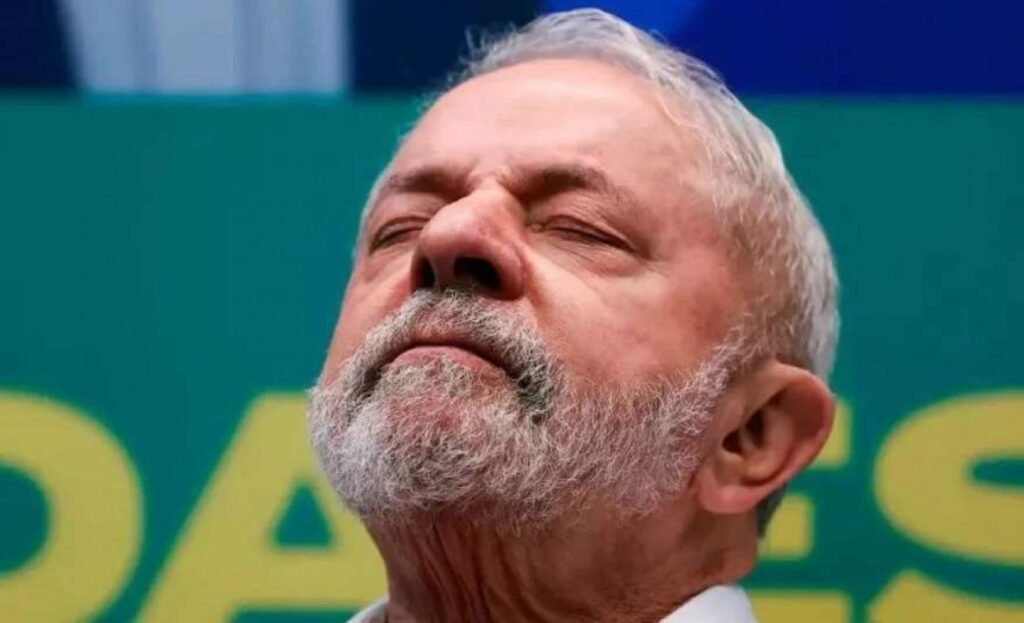 Por que o Maranhão era um reduto tão forte para Lula? Nas eleições de 2022, Lula conquistou 71% dos votos no Maranhão, um estado historicamente alinhado com suas políticas sociais e econômicas, que beneficiaram a população local. O que causou a queda na popularidade de Lula no Maranhão? A inflação crescente, o aumento dos preços dos combustíveis e promessas não cumpridas contribuíram para a queda de mais de 20 pontos percentuais na intenção de voto. Como a inflação afeta a percepção dos eleitores? A inflação reduz o poder de compra, tornando bens essenciais mais caros. Isso gera insatisfação e leva os eleitores a reavaliar suas escolhas políticas. Por que o preço dos combustíveis é um fator crítico? Combustíveis caros impactam diretamente o custo de vida, afetando transporte e preços de produtos. Isso pesa no bolso do eleitor, influenciando sua opinião política. Quais promessas não cumpridas influenciaram essa mudança? Promessas de melhorias econômicas e sociais que não se concretizaram geraram descontentamento, levando eleitores a questionarem a eficácia da liderança de Lula. Como a corrupção afeta a imagem de Lula? Escândalos de corrupção associados ao PT mancham a reputação de Lula, fazendo com que eleitores reconsiderem seu apoio, especialmente em tempos de crise econômica. O que significa essa queda para o cenário político nacional? A perda de apoio em um reduto forte como o Maranhão sinaliza fragilidade na base eleitoral de Lula, podendo influenciar o cenário político nacional e futuras eleições. Como os opositores de Lula estão reagindo a essa mudança? Opositores veem a queda como uma oportunidade para ganhar terreno, intensificando críticas e apresentando alternativas políticas para conquistar eleitores insatisfeitos. Quais são as consequências para o PT no Maranhão? A queda de popularidade pode enfraquecer o PT no estado, dificultando a eleição de candidatos locais e a implementação de políticas alinhadas ao partido. O que Lula pode fazer para recuperar seu apoio no Maranhão? Lula precisará abordar as preocupações econômicas, cumprir promessas e distanciar-se de escândalos de corrupção para reconquistar a confiança dos eleitores. Como a mídia está cobrindo essa mudança de cenário? A mídia destaca a queda como um sinal de alerta para Lula, analisando as causas e possíveis impactos no futuro político do ex-presidente e do PT. Qual é o papel das redes sociais nessa mudança de percepção? Redes sociais amplificam críticas e insatisfações, permitindo que eleitores compartilhem suas experiências e influenciem a opinião pública rapidamente. O que o futuro reserva para Lula e o PT no Maranhão? O futuro dependerá da capacidade de Lula e do PT em responder às demandas dos eleitores, corrigir erros passados e apresentar soluções concretas para os problemas atuais. Como os eleitores do Maranhão estão reagindo a essa situação? Eleitores estão mais críticos e exigentes, buscando alternativas que atendam suas necessidades e expectativas, refletindo uma mudança significativa no cenário político local.
