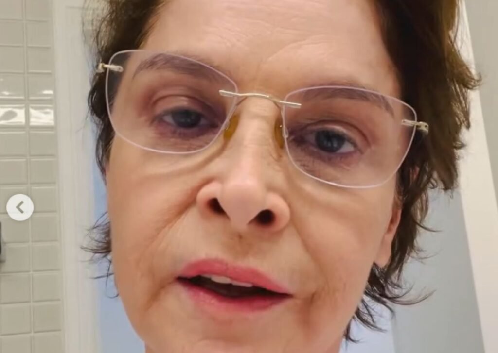 Bastou uma mensagem de voz para transformar a rotina de **Drica Moraes** em um alerta urgente. O que aconteceu para a atriz vir a público e fazer um desabafo? Segundo as informações divulgadas, ela informou nesta segunda-feira, **6 de abril de 2026**, que foi vítima de um novo golpe e decidiu avisar familiares, amigos e seguidores sobre a situação. Mas que golpe foi esse, exatamente? De acordo com o relato, criminosos **clonaram o celular** da atriz e passaram a usar recursos de **inteligência artificial** para criar um perfil e até produzir **áudios falsos** em nome dela. Como isso ganhou força? O caso chama atenção porque existe um amplo acervo da voz da artista por causa de seus trabalhos na televisão, o que teria facilitado a tentativa de imitação. E quem passou a ser alvo dessa ação? Pessoas próximas de Drica começaram a receber mensagens, especialmente pelo **WhatsApp**, como se fossem enviadas por ela. Foi nesse contexto que a atriz desabafou publicamente e deixou um aviso direto. O que ela disse? Em suas redes sociais, escreveu: **“Golpe! Chateação! Clonaram meu celular: familiares e amigos têm recebido uma mensagem por áudio no zap [WhatsApp]. Bem malfeita por sinal. Não caiam nessa baranga…”** Por que o alerta dela foi tão enfático? Porque, segundo a própria atriz, a tentativa de enganação não ficou restrita a uma simples invasão. Ela contou que está sendo incomodada diariamente por pessoas que ligam para perguntar se ela mudou de telefone, se está precisando de ajuda e até se estaria pedindo dinheiro. O que isso indica? Que os criminosos acessaram contatos da artista e passaram a agir em nome dela para tentar convencer pessoas próximas. E como os golpistas tentavam sustentar a mentira? A informação divulgada aponta que eles usavam **IA** para afirmar que o telefone de Drica havia mudado. Qual era a narrativa apresentada? Um áudio enviado pelo golpista dizia que o número antigo da atriz tinha vazado e, por isso, ela estaria inaugurando um novo contato. Esse detalhe ajuda a entender por que tantas pessoas passaram a procurar confirmação diretamente com ela. Havia algum outro indício nessa abordagem? Sim. No print exposto pela artista, aparecia um **número de telefone do Rio de Janeiro** e também uma imagem da viagem recente que ela fez pela **Europa**. Por que isso importa? Porque esses elementos eram usados para dar aparência de autenticidade à fraude e tornar a abordagem mais convincente para quem recebia a mensagem. E como Drica reagiu diante disso tudo? Além do desabafo, ela fez questão de esclarecer um ponto importante sobre sua forma de se comunicar. O que ela revelou? Disse que **não manda mensagens de voz**, apenas faz **ligações**. Esse detalhe se tornou essencial no alerta, já que os criminosos estavam justamente usando áudios falsos para se passar por ela. Então, o que familiares e amigos precisavam saber com clareza? Que as mensagens de voz recebidas em nome de **Drica Moraes** eram falsas, que o celular dela havia sido **clonado**, que criminosos estavam usando **inteligência artificial** para simular sua identidade e que a justificativa apresentada no áudio era a de que seu número antigo teria vazado e, por isso, ela estaria usando outro telefone. Foi por isso que a atriz veio a público e resumiu a situação de forma direta: **“Golpe! Chateação! Clonaram meu celular: familiares e amigos têm recebido uma mensagem por áudio no zap [WhatsApp]. Bem malfeita por sinal. Não caiam nessa baranga…”**