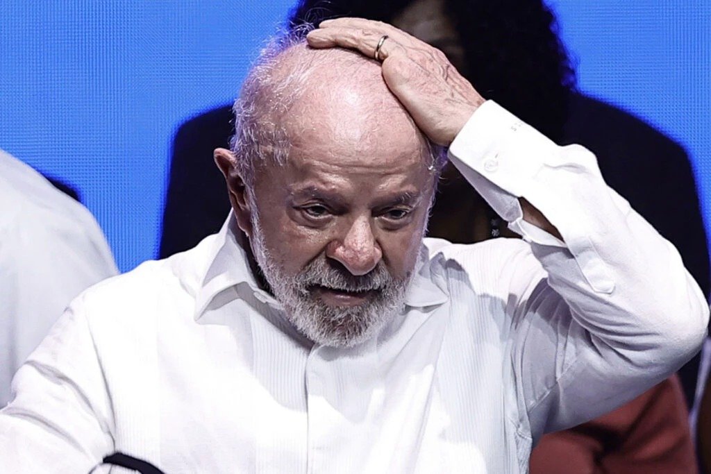 Bastaram poucas palavras, ditas quase no fim de uma fala pública, para transformar um momento protocolar em algo que imediatamente chamou atenção. Mas por que uma frase tão curta ganhou tanto destaque? Porque ela surgiu de forma inesperada, no meio de um evento que, à primeira vista, parecia seguir o roteiro comum de inauguração, discurso e despedida. Ainda assim, houve uma interrupção, uma resposta rápida e um comentário que mudou o foco de tudo. O que exatamente foi dito? A frase foi direta: Lula afirmou que estava precisando de um psicólogo. Mas essa declaração não apareceu solta, nem como anúncio formal, nem como parte central do discurso. Então em que contexto ela aconteceu? Ela veio depois de cerca de 10 minutos de fala, quando uma apoiadora o interrompeu para dizer que pretendia cursar psicologia. A resposta do presidente foi imediata: “Faça psicologia e cuide de mim, que eu estou precisando de um psicólogo”. E é justamente aí que muita gente se surpreende, porque o comentário apareceu em tom espontâneo, quase como uma reação instantânea. Mas onde isso aconteceu? Foi durante um evento em São Paulo, embora esse detalhe só faça sentido completo quando se observa o cenário inteiro. Não se tratava de um encontro qualquer, e sim de uma agenda oficial ligada à educação pública federal. Mas há um ponto que quase passa despercebido: o local ajuda a explicar por que a fala repercutiu tanto. Qual era esse local? O presidente participava da inauguração dos blocos I e H na unidade Tamanduatehy da Universidade Federal do ABC, a UFABC, em Santo André, na Região Metropolitana de São Paulo. A cerimônia tinha como foco a entrega da estrutura, mas o comentário sobre psicólogo acabou roubando a cena. Só que o episódio não termina aí. O que aconteceu logo depois muda a leitura do momento. Após a resposta à apoiadora, Lula encerrou sua participação no evento. E o motivo apresentado foi a pressa. Ele disse que estava atrasado, que ainda precisaria embarcar em um helicóptero com destino a Sorocaba, também em São Paulo, e que deveria estar em Brasília até o fim do dia. Mas por que essa sequência chama atenção? Porque ela mostra que a fala surgiu num instante de transição, quando o evento já caminhava para o fim e o tempo apertava. Isso dá ao comentário um peso diferente: não foi uma frase preparada para dominar manchetes, mas uma resposta dada no calor do momento. Ainda assim, existe outra camada nessa história que reacende a curiosidade. O que mais foi dito nessa saída apressada? Ao justificar a necessidade de voltar a Brasília, Lula afirmou que a primeira-dama, Janja, o estaria esperando. Esse detalhe, embora breve, reforçou o caráter informal dos segundos finais de sua participação. E é aqui que outra pergunta aparece naturalmente: afinal, o evento em si tinha qual dimensão? Segundo os dados oficiais divulgados, a obra custou R$ 155,7 milhões ao governo federal e deve atender 3 mil alunos. Ou seja, tratava-se de uma entrega relevante, com impacto direto na estrutura universitária. Mas, curiosamente, o trecho que mais circulou não foi o valor da obra nem a capacidade de atendimento. Foi justamente a frase sobre precisar de um psicólogo. Por que isso acontece? Porque declarações curtas, espontâneas e humanas costumam atravessar o noticiário com mais força do que números e protocolos. Ainda mais quando partem do presidente da República, em um evento oficial, diante de apoiadores, e surgem sem aviso. Só que o ponto principal está no fim, e ele não está apenas na frase em si. O que realmente marcou o episódio foi o contraste: de um lado, uma inauguração universitária de grande porte; de outro, uma resposta improvisada que condensou atenção, informalidade e repercussão em poucos segundos. Lula disse, durante o evento em SP, que está precisando de psicólogo, ao responder a uma apoiadora que queria cursar psicologia. E mesmo com a cena aparentemente explicada, fica no ar o que sempre mantém esse tipo de momento vivo por mais tempo: quando uma fala espontânea supera o próprio evento, o que continua repercutindo depois já não depende só do que foi dito, mas de como cada detalhe passa a ser lido.