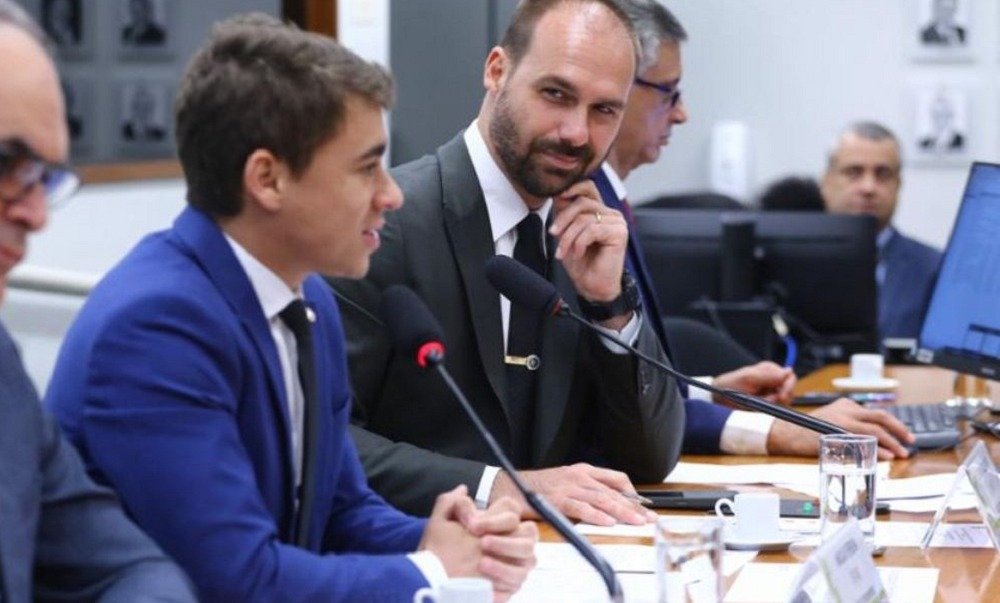 O que motivou a discussão entre Eduardo Bolsonaro e Nikolas Ferreira? A discussão começou após Nikolas reagir com "kkk" a um post de Eduardo, que interpretou como deboche. Eduardo acusou Nikolas de dar visibilidade a opositores do bolsonarismo. Por que Eduardo Bolsonaro criticou Nikolas Ferreira? Eduardo afirmou que Nikolas promove opositores do bolsonarismo e que os "holofotes da fama" o mudaram. Ele também mencionou que Nikolas não apoia Flávio Bolsonaro. Qual foi a reação de Flávio Bolsonaro ao desentendimento? Flávio pediu união e pacificação entre aliados, destacando que a divisão interna só beneficia os adversários. Ele enfatizou a importância de focar no futuro do Brasil. Como Silvio Grimaldo se posicionou na discussão? Grimaldo, crítico da família Bolsonaro, afirmou que não odeia a família, mas tem críticas. Ele ainda declarou apoio a Flávio, apesar de discordâncias. O que Mario Frias disse sobre a situação? Frias defendeu Eduardo, afirmando que Nikolas usa o algoritmo das redes sociais para dar visibilidade a adversários do bolsonarismo, mesmo que indiretamente. Qual foi o papel de Heloisa Bolsonaro na discussão? Heloisa, esposa de Eduardo, também se envolveu, respondendo a críticas de Nikolas sobre seu marido, reforçando o clima de tensão entre os envolvidos. Como a discussão entre Eduardo e Nikolas se intensificou? O atrito aumentou após Eduardo acusar Nikolas de não apoiar a pré-candidatura de Flávio e de ter "amnésia" sobre sua projeção nacional graças a Jair Bolsonaro. Qual é a visão de Eduardo sobre o comportamento de Nikolas? Eduardo acredita que Nikolas prioriza o ego e desentendimentos pessoais sobre o bem maior do país, pedindo que ele deixe as desavenças de lado. Por que a pacificação é importante para a direita, segundo Flávio Bolsonaro? Flávio destaca que a divisão interna enfraquece a direita, beneficiando adversários políticos. A união é crucial para resgatar o país e enfrentar desafios futuros. Como a discussão afeta a imagem do bolsonarismo? O desentendimento expõe divisões internas, potencialmente enfraquecendo a coesão do grupo e sua capacidade de enfrentar adversários políticos de forma unida. Qual é a importância das redes sociais nesse contexto? As redes sociais amplificam desentendimentos e influenciam a percepção pública, tornando essencial o cuidado com o que é compartilhado e comentado. Como a situação pode evoluir no futuro? A evolução dependerá da capacidade dos envolvidos de superar desavenças e focar em objetivos comuns, como a eleição de Flávio e a unidade da direita. O que está em jogo para a direita brasileira? A unidade e coesão do grupo são cruciais para enfrentar adversários políticos e garantir a continuidade de suas pautas e influências no cenário nacional. Como os eleitores podem ser impactados por essa discussão? Eleitores podem ficar desiludidos com divisões internas, afetando o apoio ao grupo. A pacificação é essencial para manter a confiança e engajamento dos apoiadores. Qual é o papel de lideranças como Flávio Bolsonaro nesse cenário? Lideranças têm o papel de mediar conflitos, promover a união e garantir que o foco permaneça nos objetivos maiores, como a eleição e o futuro do país.