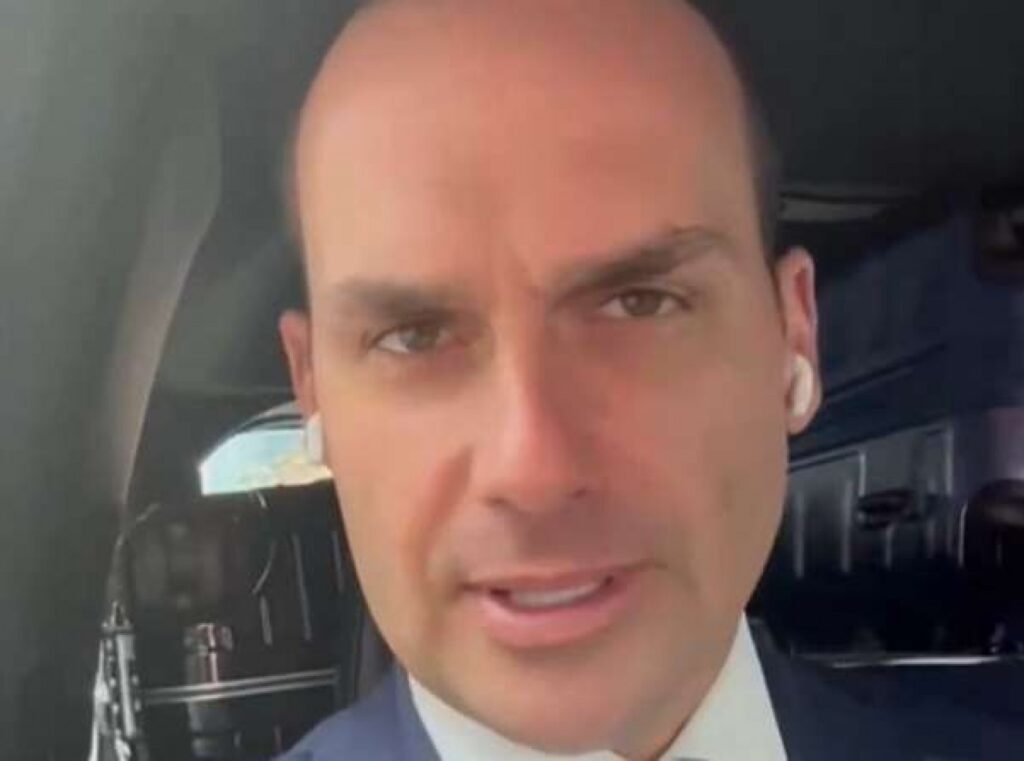 Por que Eduardo Bolsonaro desafiou Alexandre de Moraes? Eduardo Bolsonaro desafiou Moraes após a abertura de uma investigação sobre um vídeo enviado a Jair Bolsonaro. Ele aguarda intimação formal e critica a condução do processo, alegando perseguição pessoal. Qual é o conteúdo do vídeo investigado? O vídeo foi gravado na Conferência da Ação Política Conservadora (CPAC) nos EUA. A suspeita é que tenha sido compartilhado com Jair Bolsonaro, que está em prisão domiciliar e impedido de acessar redes sociais. Por que a investigação foi iniciada? A investigação foi iniciada por determinação de Moraes, do STF. O objetivo é apurar se o vídeo foi compartilhado com Jair Bolsonaro, violando as condições de sua prisão domiciliar. Como Eduardo Bolsonaro está reagindo à investigação? Eduardo Bolsonaro está disposto a responder formalmente às acusações, desde que acionado legalmente. Ele critica a investigação, alegando que não tem base concreta e é motivada por perseguição. Quais são as críticas de Eduardo Bolsonaro a Moraes? Eduardo Bolsonaro critica a condução do processo por Moraes, alegando que a investigação tem caráter intimidatório e é uma perseguição pessoal sem base concreta. O que Eduardo Bolsonaro mencionou sobre seu irmão? Ele comparou a situação com um episódio envolvendo seu irmão, sugerindo que há um padrão de tratamento diferenciado e injusto por parte das autoridades. Quais são as acusações de Eduardo sobre acesso a dados pessoais? Eduardo Bolsonaro acusa Moraes de solicitar informações a plataformas digitais, mencionando um relatório do Comitê Judiciário dos EUA como base para sua crítica. O que Eduardo Bolsonaro espera de Alexandre de Moraes? Ele cobra uma ação direta do ministro e questiona quais informações estão sendo buscadas pelas autoridades, levantando hipóteses sobre possíveis medidas se estivesse no Brasil. Qual é o contexto político atual de Jair Bolsonaro? Jair Bolsonaro está em prisão domiciliar e impedido de acessar redes sociais, enquanto enfrenta investigações e desafios legais relacionados a suas ações passadas. Como a situação de Eduardo Bolsonaro pode afetar o cenário político? A situação pode intensificar tensões entre apoiadores de Bolsonaro e o STF, influenciando o debate político e as estratégias dos envolvidos nas próximas eleições. Qual é a relação entre o vídeo e a prisão domiciliar de Jair Bolsonaro? O vídeo supostamente compartilhado com Jair Bolsonaro pode violar as condições de sua prisão domiciliar, que proíbe o acesso a redes sociais. Como a investigação pode impactar a imagem de Eduardo Bolsonaro? A investigação pode afetar a imagem de Eduardo Bolsonaro, dependendo de como ele e seus apoiadores gerenciam a narrativa pública e respondem às acusações. Quais são as possíveis consequências legais para Eduardo Bolsonaro? Se comprovada a violação, Eduardo Bolsonaro pode enfrentar sanções legais, mas ele afirma estar preparado para responder formalmente às acusações. Como a situação reflete a polarização política no Brasil? A situação destaca a polarização política, com apoiadores de Bolsonaro criticando o STF e defendendo suas ações, enquanto opositores veem a investigação como necessária. O que esperar dos próximos desdobramentos? Os próximos desdobramentos podem incluir novas declarações de Eduardo Bolsonaro, ações legais do STF e reações do público, influenciando o cenário político brasileiro.