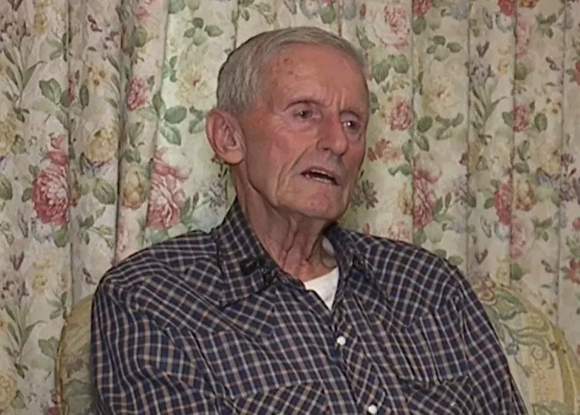 Recusar R$ 76 milhões parece absurdo — até você descobrir o que estava em jogo de verdade. Quem abriria mão de uma fortuna assim sem hesitar? À primeira vista, a resposta parece simples: alguém que não entendeu o tamanho da proposta. Mas não foi isso. Ele sabia exatamente quanto estava recusando, sabia o interesse por trás da oferta e sabia que muita gente consideraria sua decisão incompreensível. Então por que dizer “não” a um valor capaz de mudar qualquer vida? A proposta não era pequena, nem simbólica, nem distante da realidade. Era concreta, milionária e fazia parte de um plano muito maior. O terreno dele havia se tornado peça importante para a instalação de um centro de inteligência artificial, dentro de um projeto de expansão tecnológica que dependia daquela área. E é justamente aí que a história começa a ficar mais intrigante: se o local era tão estratégico, o que havia naquele pedaço de terra para torná-lo tão disputado? Do lado das empresas, a lógica parecia irrefutável. A área era vista como essencial para o avanço da iniciativa, o que elevou o interesse e aumentou a pressão pela negociação. Quando um espaço passa a ser tratado como chave para um projeto ambicioso, o normal seria imaginar que o proprietário aproveitaria a chance e fecharia negócio. Mas aconteceu o contrário. Mesmo diante das tentativas de convencimento, ele permaneceu firme. O que faz alguém resistir quando tudo ao redor empurra para o “sim”? A resposta não está no mercado, nem na tecnologia, nem no valor da oferta. Está naquilo que o dinheiro não alcança com facilidade. Segundo relatos, o terreno carrega memórias acumuladas ao longo de décadas. Não se trata apenas de uma propriedade no papel, mas de um lugar ligado à própria história de vida dele. E há um ponto que muita gente só percebe tarde demais: quando um espaço guarda lembranças, ele deixa de ser apenas um bem e passa a representar identidade. Mas será que lembranças realmente podem pesar mais do que R$ 76 milhões? Para muita gente, essa comparação parece impossível. Só que é aqui que a maioria se surpreende. Nem toda decisão é feita com base no maior número da mesa. Em alguns casos, aceitar uma proposta milionária pode significar perder algo que não volta. Para esse idoso, abrir mão da propriedade não seria apenas vender um terreno. Seria romper com uma ligação emocional construída por anos, talvez por uma vida inteira. E por que essa recusa causou tanto choque? Porque ela bate de frente com uma ideia muito repetida: a de que todo mundo tem seu preço. Quando surge uma quantia tão alta, o senso comum espera rendição imediata. Só que o caso expôs justamente o contrário. Ele mostrou que existem limites que não se dobram nem diante de cifras impressionantes. E isso levanta uma pergunta desconfortável: se até R$ 76 milhões não foram suficientes, o que realmente determina o valor de algo? No meio de tanta repercussão, outro detalhe reacendeu o debate. Não era apenas uma venda comum, mas uma negociação ligada ao avanço acelerado da inteligência artificial, um dos temas mais poderosos e discutidos do momento. O que acontece depois muda tudo, porque a história deixa de ser só sobre dinheiro e passa a ser sobre escolha. De um lado, a promessa de progresso tecnológico. Do outro, a decisão de preservar um pedaço da própria trajetória. Qual desses lados deveria pesar mais? Não existe resposta universal, e talvez seja isso que torna o caso tão forte. A atitude dele rapidamente ganhou repercussão justamente por tocar em algo que vai além da notícia: até onde o dinheiro pode influenciar decisões pessoais? Em tempos em que quase tudo parece negociável, a recusa chamou atenção por lembrar que certos valores continuam fora de alcance, mesmo quando a oferta parece irresistível. No fim, o motivo que deixou tanta gente em choque não foi um capricho, nem uma estratégia, nem desinformação. Foi algo mais simples e, por isso mesmo, mais difícil de contestar: para ele, aquele terreno vale mais do que dinheiro porque guarda uma parte essencial da sua história. E talvez o detalhe mais inquietante seja este: enquanto muitos viram apenas R$ 76 milhões sobre a mesa, ele viu o preço de perder algo que considerava impossível recomprar.