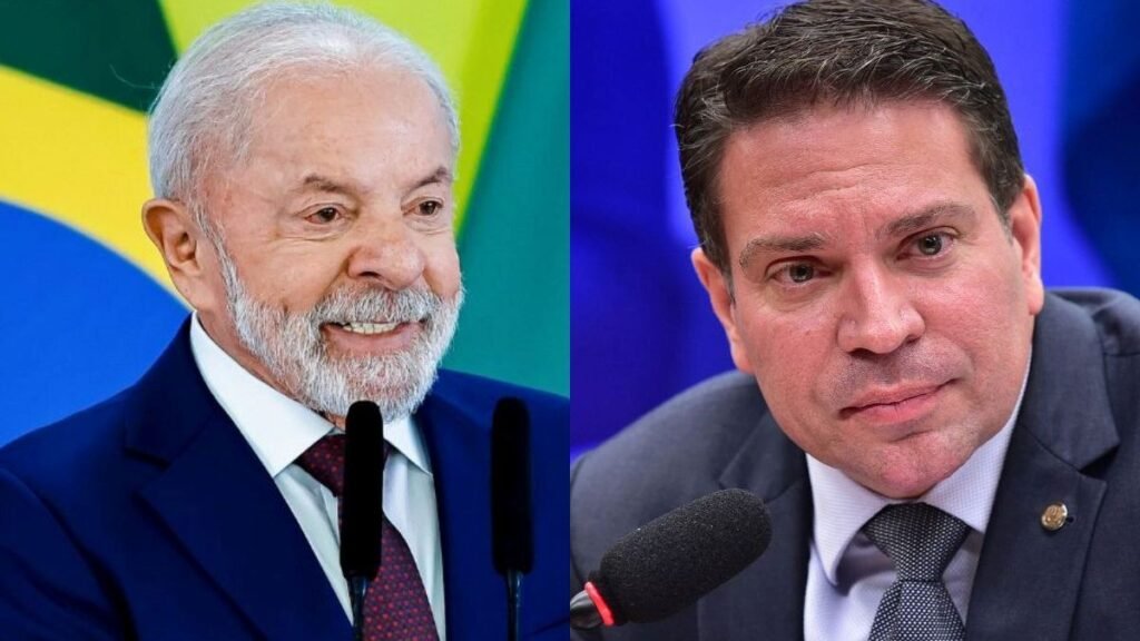 Não foi uma frase qualquer: quando Lula disse **“ele é um golpista”**, a reação não ficou só no campo político — ela apontou diretamente para o que pode acontecer agora. Mas por que essa declaração chamou tanta atenção? Porque ela veio logo depois da **prisão de Alexandre Ramagem nos Estados Unidos** e foi acompanhada de um pedido claro: **extradição imediata**. E isso muda o peso do caso, porque não se trata apenas de uma detenção fora do país, mas da possibilidade de retorno forçado ao Brasil para cumprimento de pena. Só que o que exatamente levou Lula a falar dessa forma? Segundo o presidente, havia uma tentativa de distorcer o motivo da prisão. A versão divulgada por apoiadores de Ramagem dizia que tudo teria relação com uma **multa** ou com uma infração menor. Lula rebateu diretamente essa narrativa e afirmou que o ex-deputado **já foi condenado a 16 anos de prisão pela Justiça brasileira**. Se essa condenação já existe, então a pergunta seguinte surge quase sozinha: por que ele estava nos Estados Unidos? É aí que o caso ganha outra camada. Ramagem estava em território norte-americano desde **setembro de 2025**. A prisão ocorreu na **segunda-feira (13)**, por agentes do **ICE**, o Serviço de Imigração e Controle de Aduanas dos Estados Unidos. No dia seguinte, Lula comentou o caso e reforçou que ele precisa voltar ao Brasil. Mas há um ponto que quase passa despercebido: a detenção não aparece, na versão oficial, como consequência de uma simples irregularidade isolada. Então qual é a base apresentada pelas autoridades? De acordo com informações oficiais, Ramagem estava com o **passaporte vencido** depois de ter o **mandato cassado pela Câmara dos Deputados em novembro**. Além disso, a **Polícia Federal** informou que houve **cooperação internacional**, algo considerado comum em situações que envolvem foragidos fora do país. E é justamente aqui que muita gente se surpreende: o foco do governo brasileiro não está em uma infração leve, mas em uma condenação já determinada pelo **Supremo Tribunal Federal**. E por que essa condenação pesa tanto agora? Porque ela não é pequena nem genérica. Ramagem foi condenado a **16 anos de prisão** por **tentativa de abolição do Estado Democrático de Direito**. A decisão prevê **regime fechado**, **perda de direitos políticos** e também sua inclusão em mecanismos de **cooperação internacional para localização e prisão**. Quando esse detalhe entra em cena, a discussão muda completamente de escala. Mas se isso parece tão direto, por que ainda existe disputa de versões? Porque aliados de Ramagem sustentam outra narrativa. Eles afirmam que a prisão teria sido motivada por uma **infração leve de trânsito** e dizem que ele estaria em situação regular nos Estados Unidos enquanto aguarda a análise de um **pedido de asilo**. Essa versão, no entanto, contrasta com a posição oficial do governo brasileiro e dos órgãos de investigação. E o que acontece depois é o que realmente redefine o caso. Se a extradição for levada adiante, Ramagem poderá ser trazido de volta ao Brasil para cumprir a pena já fixada. É por isso que a fala de Lula não foi apenas uma crítica política: ela funcionou como uma defesa pública de que a prisão nos EUA tenha consequência imediata no Brasil. Quando ele afirma que Ramagem “tem que voltar”, o presidente está vinculando a detenção no exterior à execução da condenação no país. Só que há uma questão que continua prendendo atenção: a prisão em solo americano foi apenas o começo ou já é o passo decisivo para o retorno? Ainda não há, nas informações divulgadas, o desfecho completo desse movimento. O que já se sabe é que Lula rejeitou a tese de que tudo se resume a uma multa, reforçou que se trata de um condenado por **golpismo** e defendeu sem rodeios a **extradição imediata**. E é justamente esse ponto, revelado com todas as letras, que transforma a prisão de Ramagem em algo muito maior do que uma simples detenção fora do país.