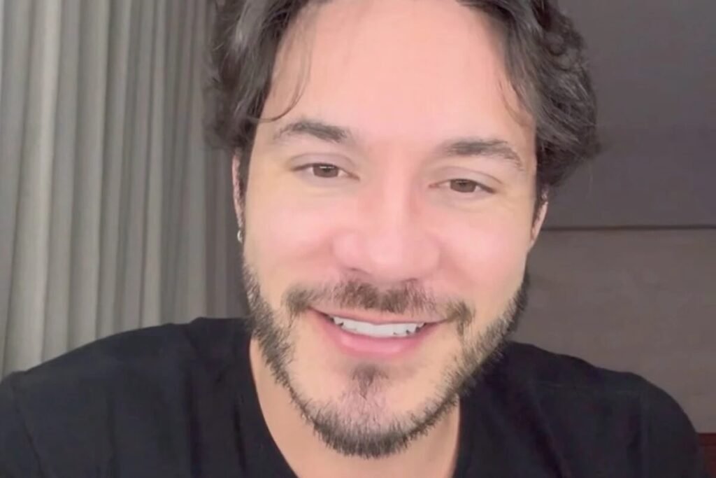 Bastou um vídeo de domingo para transformar um momento de louvor em nova rodada de críticas nas redes. O que aconteceu para que **Eliezer** voltasse ao centro de comentários tão duros? A reação veio depois de ele publicar um registro no domingo de **Páscoa**, em 5 de abril, no qual aparece louvando a Deus. O detalhe que chamou atenção de parte do público foi a forma como ele surgiu nas imagens: **sem camisa**, usando apenas **short**. Mas por que isso gerou tanta repercussão? Porque, nos comentários da publicação, alguns internautas questionaram justamente essa escolha. Uma seguidora escreveu: “**Só faltou a camisa**”. Outra pessoa reforçou a crítica com outra frase direta: “**O básico, né, para servir a Jesus**”. As mensagens passaram a circular como exemplo da cobrança feita ao influenciador desde que ele tornou pública sua **conversão**. E como Eliezer respondeu a essas críticas? Em vez de ignorar os comentários, ele decidiu expor a situação. O influenciador compartilhou um **print** das mensagens recebidas e reagiu com **ironia**. A resposta não veio em tom de pedido de desculpas nem de recuo. Ao contrário, ele escolheu rebater a crítica da seguidora que o questionou por aparecer sem camisa no vídeo religioso. Essa foi uma situação isolada? Não. As críticas não começaram agora. Desde que anunciou sua conversão, **Eliezer** tem sido alvo de observações e julgamentos sobre comportamentos públicos. Isso ajuda a explicar por que um vídeo de louvor, que em outro contexto poderia passar sem grande repercussão, acabou provocando nova onda de comentários. Quando isso já havia acontecido antes? Em **2025**, ele também recebeu críticas após comparecer ao show de **Lady Gaga**, em **Copacabana**. Na ocasião, os comentários surgiram justamente porque parte do público passou a confrontar sua presença no evento com a imagem que ele vem construindo desde a conversão. O episódio atual, portanto, não aparece sozinho: ele se soma a uma sequência de reações que acompanham sua exposição pública. Então a discussão foi apenas sobre roupa? O foco imediato das mensagens foi esse, mas o que aparece por trás delas é a cobrança de alguns seguidores sobre como alguém convertido deve se portar publicamente. Foi nesse ponto que os comentários ganharam força, especialmente por se tratar de um vídeo com referência direta à fé e ao louvor a Deus em uma data simbólica como a **Páscoa**. E o que, de fato, foi dito nas críticas? As mensagens destacadas foram estas: “**Só faltou a camisa**” e “**O básico, né, para servir a Jesus**”. Foi a partir delas que Eliezer decidiu reagir. Em vez de deixar os comentários restritos à publicação original, ele levou o assunto adiante ao compartilhar o print e responder de forma irônica. Por que a resposta dele chamou atenção? Porque ela reforçou que o influenciador não deixou passar a crítica em silêncio. Ao rebater publicamente a seguidora, ele transformou comentários pontuais em assunto mais amplo nas redes. Assim, o episódio deixou de ser apenas uma observação feita por internautas e passou a ser também uma reação direta de **Eliezer** diante da cobrança. No fim, o que se sabe com clareza é isso: **Eliezer** foi criticado por aparecer **sem camisa** em um vídeo em que **louva a Deus** no domingo de **Páscoa**, em **5 de abril**; internautas escreveram “**Só faltou a camisa**” e “**O básico, né, para servir a Jesus**”; ele compartilhou o **print** das mensagens e reagiu com **ironia**; e essa não foi a primeira vez que recebeu críticas desde a **conversão**, já que em **2025** também foi alvo de comentários após ir ao show de **Lady Gaga**, em **Copacabana**.