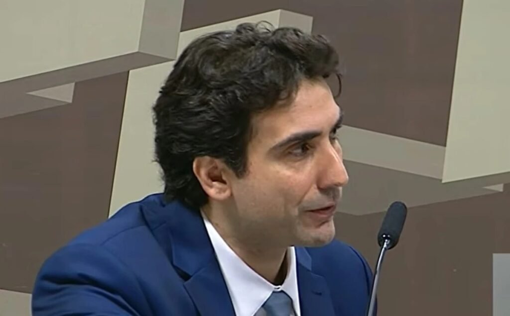 Foi em meio à maior crise de 2025, segundo o próprio **Gabriel Galípolo**, que uma sequência de reuniões discretas passou a levantar suspeitas e perguntas no Senado. Mas o que exatamente ele foi explicar na **CPI do Crime Organizado**? O presidente do **Banco Central** afirmou, nesta quarta-feira, 8 de abril, que se reuniu com o ministro **Alexandre de Moraes** e com outros integrantes do **STF**, mas negou que esses encontros tenham tratado da liquidação do **Banco Master** ou da situação do banqueiro **Daniel Vorcaro**. Então por que essas reuniões aconteceram? Galípolo disse que os encontros ocorreram por causa das implicações da **Lei Magnitsky**, sanção imposta pelos **Estados Unidos** a magistrados. Segundo ele, a relação com Moraes e com os demais ministros sempre foi de “**maior cordialidade**”. Ao responder aos questionamentos, reforçou que sabe que muitas vezes surgem ilações, mas insistiu que o contato mantido com integrantes do Supremo se deu nesse contexto específico, e não para discutir o caso do Master. Se houve reuniões, por que elas despertaram tanta atenção? Porque, de acordo com Galípolo, o tema exigia cuidados de dois tipos. Quais cuidados eram esses? De um lado, ele afirmou que a publicidade sobre os encontros poderia gerar ilações capazes de se converter em **risco financeiro**. De outro, explicou que os ministros envolvidos na questão da Magnitsky tratavam de assuntos cercados por **sigilo bancário e financeiro**, algo que, segundo ele, o Banco Central tem obrigação de preservar. Foi nesse ponto que voltou a destacar o ambiente delicado das conversas, dizendo que era um momento muito difícil para todos os envolvidos. Mas onde entra o **Banco Master** nessa história? A conexão apareceu justamente porque Galípolo foi ouvido na CPI para prestar esclarecimentos sobre a suposta fraude financeira ligada à instituição. Ele compareceu à sessão como **convidado**, com presença facultativa, diferentemente de outros alvos da comissão. A investigação busca entender a atuação de servidores do Banco Central e possíveis ligações de funcionários do sistema financeiro com esquemas de **lavagem de dinheiro** e fraudes relacionadas ao banco. E Galípolo confirmou algum contato com pessoas ligadas ao Master? Sim. Ele disse que, em **4 de dezembro**, foi chamado para uma reunião no **Palácio do Planalto** com o banqueiro **Daniel Vorcaro**. O que foi discutido nesse encontro? Segundo o presidente do Banco Central, os acionistas do Master relatavam que estariam sendo perseguidos pelo mercado financeiro e que a dificuldade de captação decorreria dessa perseguição, em razão da concorrência que o banco estaria impondo. Galípolo afirmou, porém, que essa versão não parecia muito aderente, dado o tamanho da instituição. O que ele fez diante desse relato? Disse que encaminhou os acionistas aos **técnicos da área** no Banco Central. Quem participou dessa reunião no Planalto? Estavam presentes **Daniel Vorcaro**, **Augusto Lima**, ex-presidente do **BRB**, o ministro **Rui Costa** e o ex-ministro **Guido Mantega**. E o nome de Moraes, por que voltou ao centro do debate? Porque o ministro permaneceu por cinco meses na lista da **Magnitsky**. Ele havia sido sancionado pela gestão **Donald Trump**, sob a acusação de ter cometido graves abusos contra os direitos humanos e, segundo o governo norte-americano, de ter usado o cargo para autorizar detenções arbitrárias e suprimir a liberdade de expressão. Foi nesse cenário que Galípolo classificou as sanções como **inusitadas**, embora tenha assegurado, à época, que não havia riscos ao **sistema financeiro brasileiro**. No fim, o que Galípolo negou de forma direta? Negou ter tratado com **Alexandre de Moraes** sobre a liquidação do **Banco Master** e sobre a situação de **Daniel Vorcaro**. O que ele confirmou? Confirmou as reuniões com ministros do **STF** por causa da **Lei Magnitsky**, confirmou o encontro de **4 de dezembro** no **Palácio do Planalto** com **Daniel Vorcaro**, **Augusto Lima**, **Rui Costa** e **Guido Mantega**, e reafirmou que sua relação com Moraes e com outros ministros sempre foi marcada pela **cordialidade**.