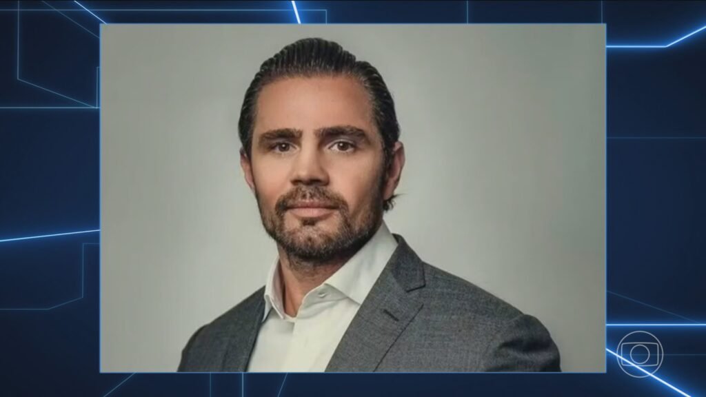 R$ 18,1 bilhões passaram por contas próprias em dez anos, e a pergunta que isso acende é imediata: como um volume desse tamanho se distribui sem que o número, por si só, explique tudo? A resposta começa justamente no que os dados mostram com frieza. Segundo informações enviadas pela Receita Federal à CPMI que investigou desvios em aposentadorias e pensões do INSS, esse total foi movimentado em contas correntes de titularidade de Daniel Vorcaro ao longo de uma década. Mas se o montante impressiona, o que realmente chama atenção é a composição dele. De onde veio tanto dinheiro? A maior parte, de acordo com o Fisco, não surgiu de transferências entre contas do próprio titular. Dos R$ 18,1 bilhões, R$ 11,5 bilhões, ou 64% do total, foram recursos enviados por terceiros para contas de Vorcaro. O restante, R$ 6,6 bilhões, correspondeu a transações entre contas do próprio banqueiro. E é nesse ponto que surge outra dúvida inevitável: como essas entradas e saídas se comportaram ao longo do período? Os registros apontam R$ 9,1 bilhões em entradas nas contas correntes e R$ 9 bilhões em saídas. Dentro dessas entradas, R$ 6,2 bilhões vieram de terceiros. Já nas saídas, R$ 5,3 bilhões tiveram terceiros como destino. À primeira vista, os números parecem apenas grandes. Mas há um detalhe que quase ninguém percebe: quando se observa quem concentrou essas movimentações, o desenho fica mais específico. Qual banco apareceu mais? O banco mais utilizado foi o próprio Master, responsável por R$ 12,3 bilhões das movimentações. Depois vieram Bradesco, com R$ 2,4 bilhões, e BTG, com R$ 1,7 bilhão. Isso ajuda a entender por onde o dinheiro circulou, mas não responde a uma questão ainda mais sensível: essas operações ficaram restritas a contas correntes comuns ou se conectaram a outras estruturas financeiras? É aqui que muita gente se surpreende. Parte dessas movimentações teve como contrapartida o envio ou o recebimento de recursos de fundos de investimento nos quais Vorcaro mantinha aplicações. Ao longo do mesmo período, foram enviados R$ 2,6 bilhões e sacados outros R$ 362 milhões. E então aparece uma nova peça, talvez a mais importante para entender por que esse caso ganhou outra dimensão. Qual foi o principal fundo destinatário desses recursos? O principal destino foi o Hans II FIP MULT, de propriedade da Reag Trust, integrante do grupo Reag. O fundo é comandado por João Mansur, apontado como suspeito de integrar a lavagem de dinheiro atribuída a Vorcaro e à organização criminosa PCC. Mas o que exatamente é esse fundo, e por que ele importa tanto nessa história? O Hans II é um fundo de investimento em participações multiestratégia, um condomínio fechado para um número definido de pessoas, com possibilidade de investir o capital aportado em ativos no exterior. O fundo possui 28 cotistas, entre eles Vorcaro. Até aí, a estrutura pode parecer técnica. Só que o que acontece depois muda tudo. Em que esse fundo investia? A principal função do Hans II era aplicar no FIP Jaya, que por sua vez investia no fundo Jade. E o Jade concentrava investimentos, principalmente, em ações da Golden Green Participações, empresa ligada à família Vorcaro e atuante com crédito de carbono. Quando essa conexão aparece, a curiosidade muda de patamar. O problema estava apenas na circulação do dinheiro ou também na forma como esses ativos eram avaliados? Segundo o Valor Investe, em fevereiro o fundo Jade zerou o valor que atribuía ao investimento na Golden Green. Antes disso, esse investimento estava marcado em R$ 14,3 bilhões. A mudança ocorreu após reportagens mostrarem que, mesmo cientes de fraude nos ativos, a Reag e os gestores mantiveram ao longo de 2025 a avaliação patrimonial bilionária do fundo Jade sem alteração. E é aqui que o impacto real aparece. O que essa revisão provocou? Em efeito cascata, o patrimônio do Hans II despencou de R$ 3,6 bilhões, valor registrado em 31 de dezembro de 2025 segundo a Anbima, para R$ 83 milhões. E então o título passa a fazer ainda mais sentido: os R$ 18,1 bilhões movimentados em contas próprias não chamam atenção apenas pelo tamanho, mas pelo rastro que leva a fundos, ativos reavaliados e suspeitas muito mais amplas. O ponto principal, no fim, não é só quanto circulou, mas o que essa circulação ajuda a iluminar — e essa talvez seja a parte que ainda está longe de terminar.