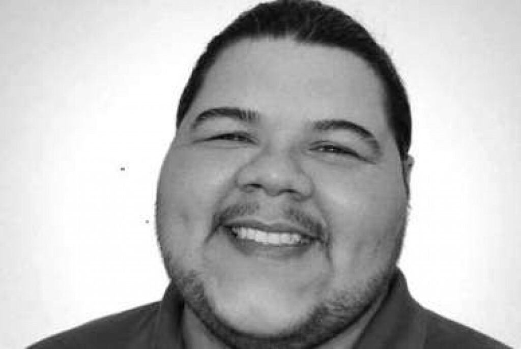 Era para ser apenas mais uma noite de celebração, mas tudo mudou em questão de instantes. O que pode transformar um evento de formatura em uma notícia que ninguém esperava ler? A resposta começa com uma cena que, à primeira vista, parecia comum: pessoas reunidas, clima de conquista, um momento marcado por alegria e encerramento de ciclo. Só que, no meio desse ambiente, algo interrompeu completamente o que deveria ser lembrado apenas como festa. Quem era a pessoa no centro dessa notícia? Ainda antes de entender o contexto completo, o que se sabe é que se tratava de alguém jovem, com trajetória recente de crescimento profissional e ligação direta com o universo acadêmico. Isso por si só já levanta outra pergunta inevitável: como uma morte tão repentina acontece justamente em um momento público, cercado de pessoas? Segundo as informações divulgadas, ele passou mal durante o evento. Foi atendido, mas não resistiu. E é justamente esse ponto que faz a história ganhar um peso ainda maior. Porque quando alguém recebe socorro imediato e, mesmo assim, o desfecho é esse, a sensação que fica é de choque absoluto. Mas há um detalhe que quase ninguém percebe de imediato: a comoção não veio apenas pela morte em si, e sim pelo que sua trajetória representava até aquele momento. Então quem era esse professor? Tratava-se de Anderson Rafael Costa Sousa, professor da Universidade Estadual do Piauí. Ele tinha apenas 30 anos. E é aqui que muita gente se surpreende: além da idade, havia um caminho profissional em plena construção, com passos recentes que mostravam uma fase de ascensão. O que havia nessa trajetória que chama tanta atenção? Anderson se formou em Ciências Contábeis pela Universidade Federal do Piauí em 2020. Pouco tempo depois, em 2023, tornou-se mestre na mesma área. Quando se observa essa sequência, surge outra dúvida: o que isso revela sobre o momento que ele vivia? Revela alguém em movimento, ampliando espaço na profissão, no ensino e também em novos projetos. Mas a história para por aí? Não. Existe um aspecto que amplia ainda mais a dimensão da perda. De acordo com Catarina Mavie, amiga e sócia de Anderson, ele gostava de pesquisar e ensinar. Além disso, havia iniciado recentemente no empreendedorismo. O que acontece depois dessa informação muda a forma como a notícia é percebida, porque ela deixa de ser apenas o relato de uma morte súbita e passa a mostrar uma vida em expansão, com planos ainda muito recentes. E a causa da morte, foi informada? Não. A família não divulgou a causa. Esse é um dos pontos que mais alimentam perguntas, porque diante de um caso assim, a busca por explicações é quase automática. Ainda assim, o que foi oficialmente informado termina nesse limite: ele passou mal durante a formatura, foi atendido e não resistiu. Onde isso aconteceu? O caso foi registrado em Caxias, no Maranhão, durante o evento de formatura. E por que a repercussão foi tão forte? Porque a notícia atingiu não apenas quem estava presente, mas também instituições ligadas à trajetória dele. A Universidade Estadual do Piauí e o Conselho Regional de Contabilidade do estado divulgaram notas de pesar, lamentando a morte. Mas existe algo além das notas formais? Sim, e talvez seja isso que mais aproxime o leitor da dimensão real da perda. Quando uma amiga e sócia destaca que ele gostava de ensinar, pesquisar e que havia começado a empreender, o retrato que surge é o de alguém que não estava apenas exercendo uma profissão. Estava construindo um caminho. E por que essa história prende tanto a atenção? Porque ela reúne elementos que parecem incompatíveis entre si: juventude, formação recente, reconhecimento profissional, celebração acadêmica e, de repente, um fim inesperado. Nada nessa sequência parece seguir a lógica que se espera de uma noite como essa. No fim, o ponto principal é justamente esse: o professor que morreu após passar mal em um evento de formatura era Anderson Rafael Costa Sousa, da Uespi, tinha 30 anos, foi socorrido, mas não resistiu. A causa da morte não foi divulgada. Só que, mesmo com essa confirmação, permanece a sensação de que a notícia não termina quando acaba — porque o que fica em aberto não é apenas a causa, mas tudo o que ainda estava começando.