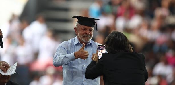 **Quais são as mudanças anunciadas por Lula no Prouni para cotistas?** Em um evento recente, o presidente **Lula** anunciou mudanças significativas no acesso ao **Prouni** para cotistas. Segundo a publicação, o novo decreto estabelece que os alunos cotistas agora concorrerão inicialmente às bolsas de ampla concorrência. Caso não alcancem a nota necessária para essa modalidade, eles passarão a disputar as bolsas destinadas às políticas afirmativas. Essa mudança visa aumentar as chances dos estudantes cotistas de conseguirem uma vaga nas universidades privadas pelo Prouni, diminuindo a competição acirrada pelas vagas reservadas. **Quem pode se beneficiar das políticas afirmativas no Prouni?** De acordo com o decreto, as políticas afirmativas são destinadas a pessoas com deficiência e/ou autodeclaradas indígenas, pardas ou pretas. Os estudantes que se enquadram nesses perfis devem indicar essa condição ao se inscreverem no programa, garantindo assim a possibilidade de concorrer às bolsas específicas para políticas afirmativas. **Qual é o impacto esperado dessas mudanças no Prouni?** O governo espera que essas alterações no Prouni aumentem o acesso dos cotistas às universidades, reduzindo a desigualdade educacional. Segundo a publicação, o presidente Lula destacou a necessidade de "inverter a lógica da educação" no Brasil, afirmando que a elite brasileira historicamente não queria que os pobres estudassem. Com essas mudanças, o governo busca corrigir essa desigualdade e proporcionar mais oportunidades para alunos de baixa renda. **Quais são os desafios enfrentados pelo Prouni atualmente?** O Prouni tem enfrentado desafios significativos, como a ociosidade das bolsas. Conforme dados apresentados, quase 25% das bolsas integrais para cursos presenciais ficaram ociosas, e nos cursos a distância, esse número é ainda maior, com 70% das bolsas integrais não preenchidas no ano passado. Esses dados indicam a necessidade de melhorias no programa para aumentar a eficácia e o alcance das bolsas oferecidas. **Como o governo pretende apoiar os estudantes de baixa renda além do Prouni?** Além das mudanças no Prouni, o governo anunciou um investimento significativo em **cursinhos populares**. Segundo o ministro da Educação, Camilo Santana, o MEC vai apoiar mais de 1.200 cursinhos populares, com um investimento de R$ 290 milhões. Esses cursinhos desempenham um papel estratégico na ampliação do acesso às universidades, oferecendo bolsas de R$ 200 por mês aos estudantes de baixa renda e suporte técnico às instituições. **Qual é a situação atual do acesso às universidades no Brasil?** Apesar dos avanços registrados pela Lei de Cotas, o acesso às universidades ainda é desigual. De acordo com o levantamento do Plano Nacional de Educação, 37,4% dos jovens brancos passaram ou estão na graduação, enquanto entre os pretos essa taxa é de 19,7% e entre os pardos, 20,8%. Esses dados refletem a necessidade contínua de políticas públicas que promovam a igualdade de oportunidades no ensino superior. **Qual é a importância das mudanças no Prouni para o futuro da educação no Brasil?** As mudanças no Prouni são vistas como um passo importante para promover a inclusão e a diversidade no ensino superior brasileiro. Ao facilitar o acesso dos cotistas às universidades, o governo busca não apenas corrigir desigualdades históricas, mas também preparar uma nova geração de profissionais qualificados que possam contribuir para o desenvolvimento do país. Essas medidas são parte de um esforço mais amplo para garantir que todos os brasileiros tenham a oportunidade de alcançar uma educação de qualidade, independentemente de sua origem socioeconômica.