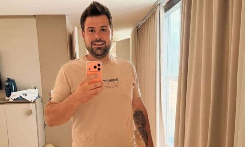 Um passeio no lago terminou em uma sequência devastadora de acontecimentos que tirou a vida de um **empresário de 30 anos** no oeste do Paraná. Quem era a vítima e o que aconteceu naquele dia? O homem era **Ronaldo Fernandes**, empresário do ramo de **chapeação**, e sofreu um grave acidente envolvendo um barco no **lago da Usina Hidrelétrica Salto Caxias**, em **Capitão Leônidas Marques**. Mas como esse acidente aconteceu? As informações divulgadas apontam que Ronaldo foi **atingido pela hélice do barco** no sábado, dia **4**. O impacto provocou a **amputação total da perna direita**, transformando o que era um momento comum em uma ocorrência de extrema gravidade. A partir daí, a urgência passou a definir cada minuto. O que foi feito logo após o acidente? Depois de ser ferido, Ronaldo foi levado até a **prainha de Capitão Leônidas Marques**, ponto para onde foi direcionado o atendimento inicial. No local, equipes do **Serviço de Atendimento Móvel de Urgência (Samu)** e também uma **ambulância da prefeitura** prestaram os primeiros socorros. Era possível reverter a situação naquele momento? Inicialmente, havia sinais que mantinham essa esperança. Em que estado ele estava quando recebeu atendimento? Segundo as informações divulgadas, Ronaldo estava **consciente** e apresentava **sinais estáveis**. Isso, no entanto, não diminuía a gravidade dos ferimentos. O quadro exigia transferência rápida para uma unidade hospitalar com maior estrutura. Para onde ele foi levado? O destino foi o **Hospital Universitário do Oeste do Paraná**, em **Cascavel**. A distância até o hospital teve peso na ocorrência? O trajeto até a unidade hospitalar era de cerca de **uma hora** a partir do local onde ele recebeu os primeiros atendimentos. Durante esse período, a mobilização era para tentar preservar a vida do empresário diante da gravidade da lesão causada pela hélice. Mesmo com o atendimento e a remoção, o desfecho acabou sendo o mais doloroso. Ele resistiu aos ferimentos? **Não.** Apesar dos esforços realizados desde o resgate até o atendimento hospitalar, **Ronaldo Fernandes não resistiu** e morreu. A notícia causou comoção porque envolve uma vítima jovem, um acidente violento e uma tentativa de socorro que mobilizou diferentes equipes em sequência. E o que se sabe sobre as circunstâncias do acidente? Até o momento, a apuração sobre o que levou ao ocorrido ainda não foi concluída. Quem vai investigar? A **Marinha do Brasil** informou que vai **investigar as circunstâncias e as causas do acidente**. Isso significa que os detalhes sobre a dinâmica exata da ocorrência ainda dependem de investigação oficial. Quem era Ronaldo Fernandes além da tragédia que marcou seu nome? Ele era um **empresário do ramo de chapeação**, com atuação profissional já definida apesar da pouca idade. E quem ficou após sua morte? Ronaldo **deixa a esposa e um filho**, informação que amplia o peso humano da perda e mostra o impacto que o caso provoca para além do acidente em si. Onde tudo aconteceu, exatamente? O caso foi registrado no **lago da Usina Hidrelétrica Salto Caxias**, em **Capitão Leônidas Marques**, no **oeste do Paraná**, no **sábado (4)**. A vítima foi **Ronaldo Fernandes**, de **30 anos**, atingido pela **hélice de um barco**, sofreu **amputação total da perna direita**, recebeu atendimento na **prainha de Capitão Leônidas Marques** por equipes do **Samu** e por uma **ambulância da prefeitura**, foi encaminhado ao **Hospital Universitário do Oeste do Paraná**, em **Cascavel**, mas **não resistiu aos ferimentos e morreu**. A **Marinha do Brasil** vai investigar as **circunstâncias e causas** do acidente.