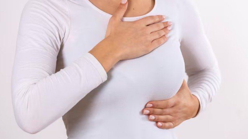 Ela descobriu uma doença grave e, em vez de amparo, recebeu a demissão poucos dias depois. O que levou a Justiça a considerar essa dispensa **discriminatória**? A resposta está na sequência dos fatos e no que a empresa não conseguiu demonstrar no processo. Quem é a trabalhadora envolvida no caso? Trata-se de uma **auxiliar de cozinha** diagnosticada com **câncer de mama**. E quando a situação ganhou contornos decisivos? Em **2 de janeiro de 2025**, quando ela apresentou ao empregador um **atestado médico** com o registro de **neoplasia maligna de mama**, além de um relatório detalhando o diagnóstico de **câncer de mama direita multifocal**. Mas por que esse documento foi tão importante? Porque ele mostrou, de forma formal, que a doença foi identificada ainda durante o **contrato de trabalho** e que a empresa tinha conhecimento da condição de saúde da empregada. Havia dúvida sobre isso? Segundo a decisão, não. A juíza destacou justamente a entrega do atestado e do relatório médico como prova de que o empregador sabia do diagnóstico. O que aconteceu depois da apresentação desses documentos? Apenas **cinco dias depois**, a trabalhadora foi dispensada. E por que esse intervalo chamou tanta atenção? Porque, para a magistrada, a proximidade entre o diagnóstico e a rescisão do contrato reforçou a caracterização de **dispensa discriminatória**. Mas a simples proximidade entre os fatos basta para condenar a empresa? A decisão indica que esse contexto tem peso relevante, mas há outro ponto essencial: o que determina a **Súmula 443 do Tribunal Superior do Trabalho**. O que ela estabelece nesse tipo de situação? Que cabe ao empregador comprovar que a dispensa não teve relação com a doença. A empresa conseguiu fazer essa prova? Não. De acordo com a sentença, ela não apresentou elementos capazes de afastar a presunção de discriminação. E qual foi a consequência disso? A juíza concluiu que a dispensa foi discriminatória e que ela atingiu direitos da personalidade da empregada. Que tipo de reparação foi fixada? A trabalhadora deverá receber **R$ 10 mil por danos morais**. Por que a indenização foi reconhecida? Porque, nas palavras da julgadora, a dispensa discriminatória foi capaz de provocar danos aos **direitos personalíssimos** da funcionária. A decisão tratou apenas da indenização? Não. Ela também reforçou limites importantes na relação de trabalho. Quais limites são esses? A magistrada afirmou que o poder do empregador de encerrar um contrato não é **absoluto**. Esse poder deve respeitar princípios como a **dignidade da pessoa humana** e a **valorização do trabalho**. Houve menção a alguma lei específica? Sim. A juíza lembrou a **Lei 9.029/1995**, que proíbe práticas **discriminatórias** nas relações de trabalho, inclusive dispensas motivadas por fatores de saúde. E houve ainda outro fundamento jurídico? Segundo a decisão, a demissão configurou **abuso de direito**, nos termos do **artigo 187 do Código Civil**. Onde o caso foi julgado? A decisão foi proferida pela juíza **Sílvia Maria Mata Machado Baccarini**, da **3ª Vara do Trabalho de Contagem (MG)**, na Grande BH. Em que fase o processo está agora? O processo está em **fase de execução**. E, afinal, o que ficou definido até aqui? Ficou determinado que a empresa deverá indenizar a auxiliar de cozinha em **R$ 10 mil por danos morais**, após a demissão ocorrida **cinco dias** depois da entrega de atestado e relatório que informavam o diagnóstico de **câncer de mama**. A decisão reconheceu que a empresa tinha ciência da doença, não conseguiu provar que a dispensa era alheia a esse fato, e que a rescisão violou a **Súmula 443 do TST**, a **Lei 9.029/1995**, os princípios da **dignidade da pessoa humana** e da **valorização do trabalho**, além de configurar **abuso de direito**.