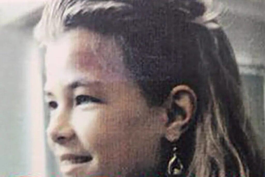 **Americana Desaparecida aos 13 Anos é Encontrada Viva Após 32 Anos: O Que Realmente Aconteceu?** Em um caso que intrigou as autoridades por mais de três décadas, **Christina Marie Plante**, desaparecida aos 13 anos no Arizona em 1994, foi recentemente encontrada viva sob uma nova identidade. Este evento levanta várias questões sobre o que realmente aconteceu e como ela conseguiu permanecer fora do radar por tanto tempo. **Quem é Christina Marie Plante e como ela desapareceu?** Christina Marie Plante desapareceu em maio de 1994, em Star Valley, Arizona. Na época, ela tinha apenas 13 anos e vivia com um tio e uma tia. Segundo relatos, Christina saiu de casa em direção a um estábulo onde ficava seu cavalo, mas nunca chegou ao destino. A família, desesperada, ofereceu uma recompensa de 10 mil dólares por informações sobre seu paradeiro. O caso foi incluído em bancos nacionais de pessoas desaparecidas e revisitado periodicamente, mas sem avanços significativos até recentemente. **Por que o desaparecimento foi tratado como sequestro?** Inicialmente, o desaparecimento de Christina foi tratado como um possível sequestro. Segundo o subxerife do Condado de Gila, James Lahti, essa era a principal linha de investigação, pois não havia indícios claros de que a jovem tivesse saído por vontade própria. A capitã Jamie Garrett, responsável por localizá-la, afirmou que a nova informação de que Christina saiu por conta própria foi uma surpresa: “Fiquei perplexa”, disse Garrett. **Qual foi a verdadeira razão para o desaparecimento de Christina?** De acordo com novas informações reveladas por Christina, ela deixou sua "vida antiga" por vontade própria. A investigadora Garrett relatou que Christina não estava satisfeita com a vida que levava e decidiu fugir. Além disso, o ex-subxerife Terry Hudgens, que atuou no caso na década de 1990, sugeriu que o desaparecimento pode ter sido resultado de uma disputa de guarda. Christina queria viver com a mãe, enquanto o pai tinha a guarda legal. Um encontro teria sido combinado, e mãe e filha teriam deixado o estado — “e talvez o país”. **Como Christina foi encontrada e o que ela diz sobre o passado?** As circunstâncias exatas de como Christina foi encontrada permanecem confidenciais. As autoridades, respeitando sua privacidade, não divulgaram detalhes sobre onde ela viveu ao longo dos anos. Hoje, aos 44 anos, Christina afirmou às autoridades que não pretende retomar o passado. Ela declarou que o período anterior não faz mais parte de sua vida atual e que agora tem sua própria família. “Ela disse que isso foi há muito tempo, que era uma vida antiga”, relatou Garrett. **O que acontece agora com a investigação?** Apesar de Christina ter sido encontrada, o caso ainda não foi oficialmente encerrado. Segundo Lahti, a investigação inicial foi conduzida por Hudgens, mas o processo seguiu aberto e ainda está em apuração. “Ainda estamos no processo de apurar o que aconteceu e, à medida que novas informações surgirem, forneceremos atualizações”, afirmou Lahti. **Qual é o impacto deste caso?** O caso de Christina Marie Plante teve repercussão internacional, destacando questões sobre disputas de guarda e o impacto que podem ter na vida de crianças e adolescentes. Além disso, levanta discussões sobre a eficácia dos sistemas de busca e a importância de revisitar casos antigos com novas perspectivas. Este caso serve como um lembrete de que, mesmo após décadas, é possível encontrar respostas e trazer algum fechamento para casos de desaparecimento. A história de Christina é um exemplo de resiliência e da complexidade das relações familiares, que podem levar a decisões drásticas e mudanças de vida significativas.