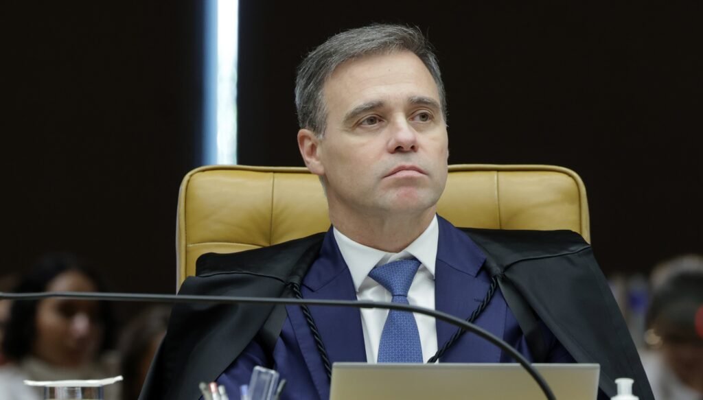 Por que Lula teve uma reunião secreta com Alexandre de Moraes? A reunião foi mantida fora da agenda oficial para evitar constrangimentos institucionais, já que Moraes está potencialmente sob investigação. Lula queria garantir apoio político a Moraes, essencial para sua volta ao poder. Qual é a importância de Alexandre de Moraes para Lula? Moraes foi crucial para Lula durante as eleições de 2022, ajudando a combater Bolsonaro e o bolsonarismo. Sua atuação foi vista como fundamental para Lula retornar à presidência, o que agora resulta em blindagem política. Como Lula está protegendo Moraes? Lula está blindando Moraes politicamente, garantindo apoio e prometendo que ele assumirá a presidência do STF em 2027. Essa proteção visa evitar retaliações de Moraes contra o governo. O que André Mendonça está investigando? Mendonça investiga o caso Master e do INSS, focando em possíveis crimes de tráfico de influência e corrupção passiva envolvendo Moraes. Ele busca respostas que podem comprometer juridicamente o ministro. Quais são as perguntas cruciais de Mendonça para Vorcaro? A primeira pergunta é sobre o contrato de Viviane Barci de Moraes, se incluía serviços de Moraes. A segunda questiona a conversa entre Moraes e Vorcaro antes da prisão do ex-banqueiro, buscando indícios de obstrução de justiça. Por que o contrato de Viviane Barci de Moraes é relevante? Se o contrato de R$ 129 milhões incluía serviços de Moraes, pode configurar crimes como tráfico de influência e corrupção passiva. A resposta pode diferenciar um contrato legítimo de um esquema criminoso. O que Vorcaro precisa explicar sobre a conversa com Moraes? Vorcaro deve esclarecer o que queria ao perguntar a Moraes se ele conseguiu "bloquear" algo antes de sua prisão. Isso pode revelar tentativas de obstrução de justiça, com implicações legais sérias. Qual é a possível consequência de uma tentativa de obstrução de justiça? Se comprovada, a obstrução de justiça pode levar à prisão preventiva de Moraes. No entanto, a dinâmica do poder pode influenciar a aplicação da lei no Brasil, complicando o cenário. Como a política e o direito estão em conflito nesse caso? Lula protege Moraes politicamente, enquanto Mendonça investiga juridicamente. É uma batalha entre blindagem presidencial e delação premiada, com potencial para impactar o futuro de Moraes. O que pode acontecer se Vorcaro confirmar as suspeitas? Se Vorcaro confirmar que o contrato incluía serviços de Moraes e houve obstrução de justiça, nenhuma blindagem política poderá conter as consequências legais e políticas para Moraes. Qual é o papel de Deltan Dallagnol nesse contexto? Deltan Dallagnol, ex-procurador e deputado, não está diretamente envolvido, mas sua experiência em casos de corrupção como a Lava Jato oferece uma perspectiva crítica sobre a situação. Como as investigações podem evoluir? As investigações têm vida própria. Mesmo com apoio político, se as respostas de Vorcaro forem comprometedoras, as consequências legais podem ser inevitáveis, afetando o cenário político e jurídico.