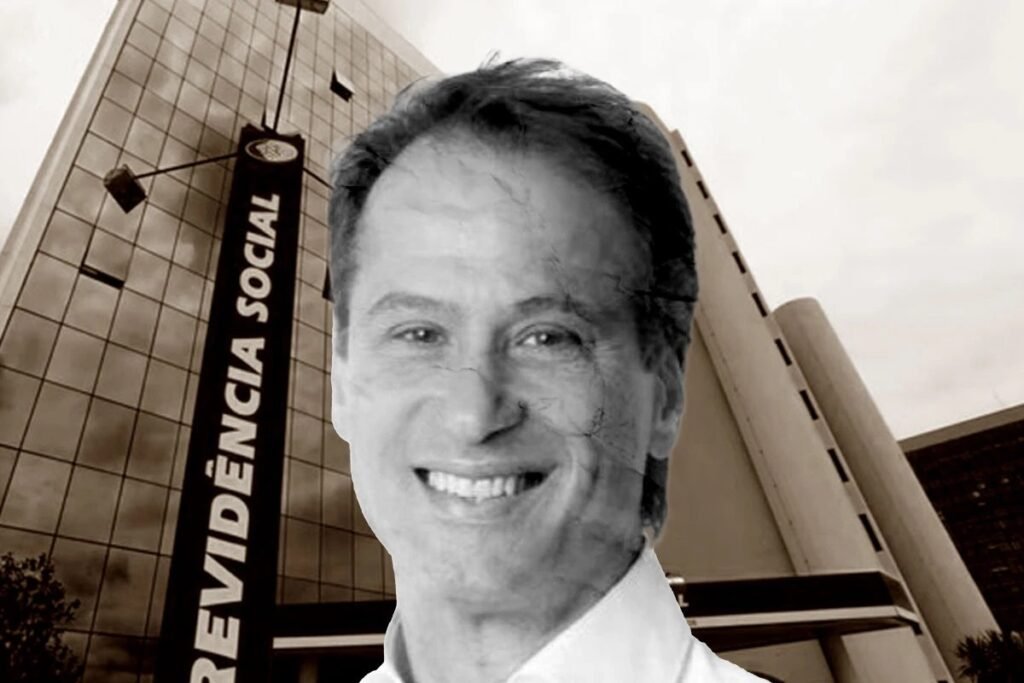 Mais de R$ 1 bilhão passou por entidades ligadas ao primeiro delator da Farra do INSS, e essa cifra, por si só, já levanta uma pergunta inevitável: como um esquema desse tamanho conseguiu avançar em torno de aposentadorias sem que tudo viesse à tona antes? A resposta começa a aparecer quando surge um nome no centro da investigação. Trata-se do empresário Maurício Camisotti, apontado como um dos líderes do esquema bilionário de fraudes contra aposentados do Instituto Nacional do Seguro Social. Mas por que esse nome ganhou ainda mais peso agora? Porque ele assinou um acordo de delação premiada com a Polícia Federal. E o que isso muda, na prática? Muda quase tudo, porque não se trata apenas de uma suspeita externa ou de uma apuração baseada em documentos isolados. No acordo, ele confessa ter desviado dinheiro de aposentadorias. E quando alguém apontado como peça central decide falar, a investigação deixa de girar apenas em torno do que foi descoberto e passa a avançar também sobre o que ainda estava escondido. Mas esse acordo já está valendo? Ainda há um passo decisivo. O documento foi enviado ao ministro André Mendonça, do Supremo Tribunal Federal, responsável por relatar o caso do INSS e por homologar a delação. E é aqui que muita gente se surpreende: mesmo com a confissão, o caso entra em uma fase ainda mais sensível, porque a validação do acordo pode abrir caminho para novos desdobramentos. E por que essa delação chama tanta atenção? Porque ela é a primeira firmada no âmbito da Operação Sem Desconto, deflagrada pela Polícia Federal em abril de 2025. Isso significa que o caso pode estar apenas começando a revelar sua dimensão real. Se o primeiro delator já admite desvio de dinheiro de aposentadorias, o que mais pode aparecer a partir daqui? Há outro ponto que quase passa despercebido, mas ajuda a medir a gravidade do caso. Camisotti está preso desde setembro do ano passado. O que acontece depois disso muda o cenário: a delação não surge em um momento qualquer, mas em meio a uma investigação que já vinha acumulando pressão e alcançando personagens estratégicos. E ele é o único a negociar colaboração? Não. Esse é justamente um dos detalhes que mantêm o caso em aberto. O lobista Antonio Carlos Camilo Antunes, conhecido como Careca do INSS, o ex-procurador-geral do instituto Virgílio Oliveira Filho e o ex-diretor de Benefícios André Fidelis também negociam acordo de colaboração. Se novas delações forem fechadas, a linha de apuração pode se ampliar ainda mais. Mas de onde veio a revelação desse escândalo? O caso da Farra do INSS foi revelado pelo Metrópoles. Depois, a informação sobre o acordo de delação foi divulgada pelo jornal O Estado de S.Paulo e confirmada pelo próprio Metrópoles. E por que isso importa? Porque mostra que a história não está parada em um único ponto: ela vem sendo confirmada e aprofundada à medida que novas peças entram no tabuleiro. Ainda assim, a pergunta mais incômoda continua de pé: o que exatamente representa esse faturamento superior a R$ 1 bilhão das entidades ligadas ao primeiro delator? Representa, no mínimo, a escala financeira de um caso que atinge diretamente aposentados e pensionistas, justamente um dos grupos mais vulneráveis quando se fala em descontos, benefícios e renda mensal. Mas há um detalhe que quase ninguém ignora quando olha para esse caso com atenção: a primeira delação costuma não encerrar a história, e sim destravar o que estava represado. Quando o primeiro nome fala, outros passam a ser pressionados, documentos ganham novo sentido e conexões antes soltas podem começar a se encaixar. Então qual é o ponto principal de tudo isso? É que o primeiro delator da Farra do INSS não apenas apareceu no centro de um esquema bilionário, como confessou ter desviado dinheiro de aposentadorias, enquanto entidades ligadas a ele faturaram mais de R$ 1 bilhão. Só que o aspecto mais inquietante talvez não esteja no que já foi revelado, e sim no que essa primeira colaboração ainda pode expor.