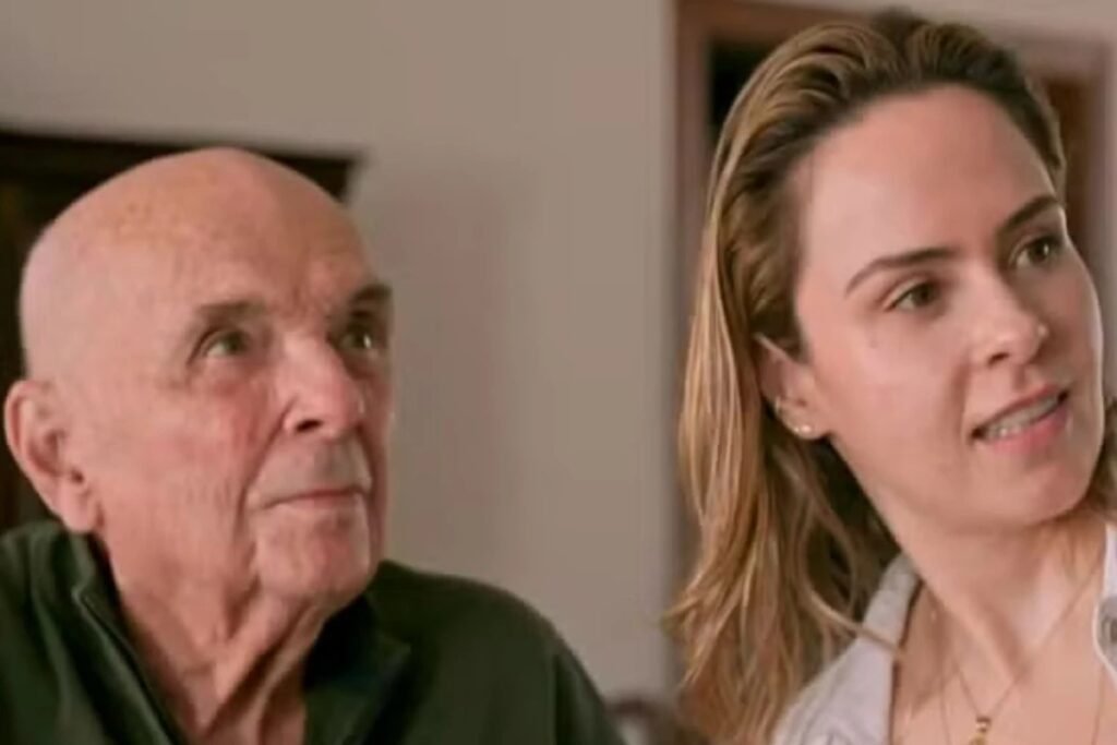 Uma atualização simples parecia encerrar a preocupação, mas o que foi dito agora acendeu ainda mais atenção sobre o caso. O que realmente mudou? Segundo a equipe de Ana Paula Renault, o estado de saúde de seu pai segue estável. A informação foi divulgada nesta quarta-feira, 8 de abril, e trouxe um tom de alívio para quem acompanhava as notícias mais recentes. Mas, se está estável, por que tanta gente continua olhando para cada nova palavra divulgada? Porque há um detalhe que quase ninguém percebe de imediato: a estabilidade, nesse caso, não apaga o motivo da internação. Antes dessa nova atualização, já havia sido informado que ele estava hospitalizado desde o dia 3 de abril. E isso naturalmente levanta outra pergunta: o que levou à internação? De acordo com o comunicado anterior da equipe, ele foi internado após apresentar um quadro de desidratação e confusão mental. A explicação veio acompanhada de um ponto importante: essas condições foram tratadas como comuns diante da idade avançada do paciente. Mas então, se o quadro é considerado compatível com a idade, isso significa que não há risco? É justamente aqui que muita gente se surpreende. O cuidado maior não está apenas no diagnóstico em si, mas no contexto. O paciente tem 96 anos, e a própria equipe destacou que a internação aconteceu “por conta de cuidado mesmo”. Ou seja, a decisão de mantê-lo no hospital não foi apresentada como sinal de agravamento, mas como uma medida de atenção e acompanhamento. Ainda assim, uma nova dúvida surge quase automaticamente: existe previsão de alta? A resposta veio por outro caminho, e isso muda a leitura de tudo. Pelas redes sociais, Cida Renault, irmã de Ana Paula, afirmou que acompanha a recuperação do pai e disse que ele está melhorando. Mais do que isso, indicou que ele deve ir para casa em breve. Se a melhora já é mencionada de forma tão direta, por que o assunto continua repercutindo? Porque o que acontece depois muda tudo: quando familiares e equipe falam em melhora, o público passa a buscar sinais mais concretos sobre a recuperação. E foi exatamente isso que aconteceu. A fala de Cida reforçou a percepção de evolução do quadro ao responder a um internauta que, na semana que vem, estará novamente em Belo Horizonte com ele. Mas há outro ponto que chama atenção nessa história: afinal, de quem estamos falando? Trata-se de Gerardo Renault, ex-deputado e pai de Ana Paula Renault. Internado em Belo Horizonte, em Minas Gerais, ele vem sendo acompanhado de perto pela família, enquanto a equipe da participante do BBB 26 atualiza o público sobre seu estado de saúde. Só que, mesmo com a informação de que ele está estável e melhorando, permanece uma curiosidade inevitável: essa atualização encerra a preocupação? Ainda não completamente. Estável não significa que o assunto deixou de exigir atenção, especialmente quando se trata de um paciente de 96 anos internado após desidratação e confusão mental. Ao mesmo tempo, a combinação entre o comunicado da equipe e a fala da irmã de Ana Paula aponta para um cenário mais tranquilo do que muitos poderiam imaginar no início. E esse contraste é o que mantém o caso em evidência. Então qual é, de fato, o ponto principal? Neste momento, a informação mais importante é que Gerardo Renault segue estável, está melhorando e pode ir para casa em breve. Essa é a atualização central. Mas existe algo que continua prendendo a atenção: quando uma internação acontece em idade tão avançada, cada nova palavra ganha peso maior do que parece. E talvez seja exatamente por isso que a próxima atualização ainda esteja sendo tão aguardada.