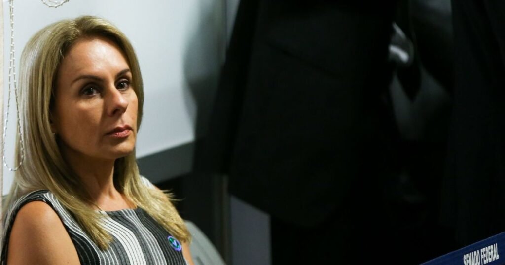 **R$ 80,2 milhões**: foi esse o valor que colocou novamente sob os holofotes a relação entre o **Banco Master** e o escritório da advogada **Viviane Barci de Moraes**, esposa do ministro **Alexandre de Moraes**, do **STF**. Mas de onde saiu esse número e por que ele ganhou tanta repercussão agora? A resposta está em documentos enviados pela **Receita Federal** à **CPI do Crime Organizado**. Segundo esses dados, o escritório de Viviane recebeu **R$ 80,2 milhões** do Banco Master entre os anos de **2024 e 2025**. E como esses pagamentos foram identificados? A comissão levantou as informações com base na **declaração de Imposto de Renda** da própria instituição financeira, comandada pelo ex-banqueiro **Daniel Vorcaro**, preso desde março. Mas o escritório confirmou esses valores? Não. Procurado, o **Barci de Moraes** afirmou não confirmar as informações e classificou os dados como **“incorretos e vazados ilicitamente”**. Em mensagem enviada à reportagem, declarou que **“todos os dados fiscais são sigilosos”**. Isso significa que o vínculo com o banco foi negado? Não exatamente. O que já havia sido admitido antes? A própria Viviane já tinha reconhecido a **prestação de serviços** ao Master. Em uma **nota pública divulgada em março**, o escritório informou ter realizado **“ampla consultoria e atuação jurídica”** para a instituição. E que tipo de trabalho foi descrito nessa manifestação? O texto detalhou a atuação de uma equipe de **15 advogados**, a **subcontratação de outros três escritórios** e a realização de **79 reuniões** na sede do banco. Se os serviços foram reconhecidos, então o valor também foi informado naquela ocasião? Não. A nota pública descreveu a estrutura do trabalho, mas **não revelou o valor cobrado**. Foi justamente essa ausência de cifra oficial que manteve a atenção sobre o caso. Então já existia alguma referência anterior sobre montantes envolvidos? Sim, e ela havia surgido bem antes dos dados agora enviados à CPI. Qual era essa informação anterior? Em **dezembro de 2022**, o jornal **O Globo** revelou que o escritório **Barci de Moraes** tinha um contrato de **R$ 129 milhões** com o Banco Master. E como esse acordo funcionaria? Segundo a informação publicada à época, o contrato previa **remunerações mensais** entre **2024 e 2027**. Isso ajuda a entender os pagamentos apontados agora? Ajuda a compor a cronologia, mas não substitui os dados mais recentes levantados a partir da documentação fiscal. E por que os pagamentos mencionados se concentram em 2024 e 2025? Porque esse era justamente o período em que as remunerações mensais estavam previstas para ocorrer. Mas eles continuaram normalmente até o fim do contrato? Não. Houve uma interrupção no meio do caminho. O que aconteceu? Com a **liquidação do Banco Master pelo Banco Central**, em **novembro do ano passado**, os pagamentos foram **interrompidos**. Isso encerrou a discussão? Não, porque os valores já registrados passaram a ser confrontados com o que havia sido reconhecido publicamente e com o que constava nos documentos fiscais analisados pela comissão. Então, afinal, o que está confirmado e o que permanece contestado? Está registrado nos dados enviados pela **Receita Federal** à **CPI do Crime Organizado** que o escritório de **Viviane Barci de Moraes** recebeu **R$ 80,2 milhões** do **Banco Master** entre **2024 e 2025**, com base na **declaração de IR** da instituição. Também está reconhecido pelo próprio escritório que houve **prestação de serviços jurídicos**, com **15 advogados**, **três escritórios subcontratados** e **79 reuniões** na sede do banco. O que o escritório contesta são as informações sobre os valores, dizendo não confirmar dados que classificou como **“incorretos e vazados ilicitamente”**. E o dado que fecha essa sequência é este: em **2022**, já havia sido revelado um contrato de **R$ 129 milhões**, com pagamentos mensais previstos de **2024 a 2027**, interrompidos após a **liquidação do Banco Master pelo Banco Central** em **novembro do ano passado**.